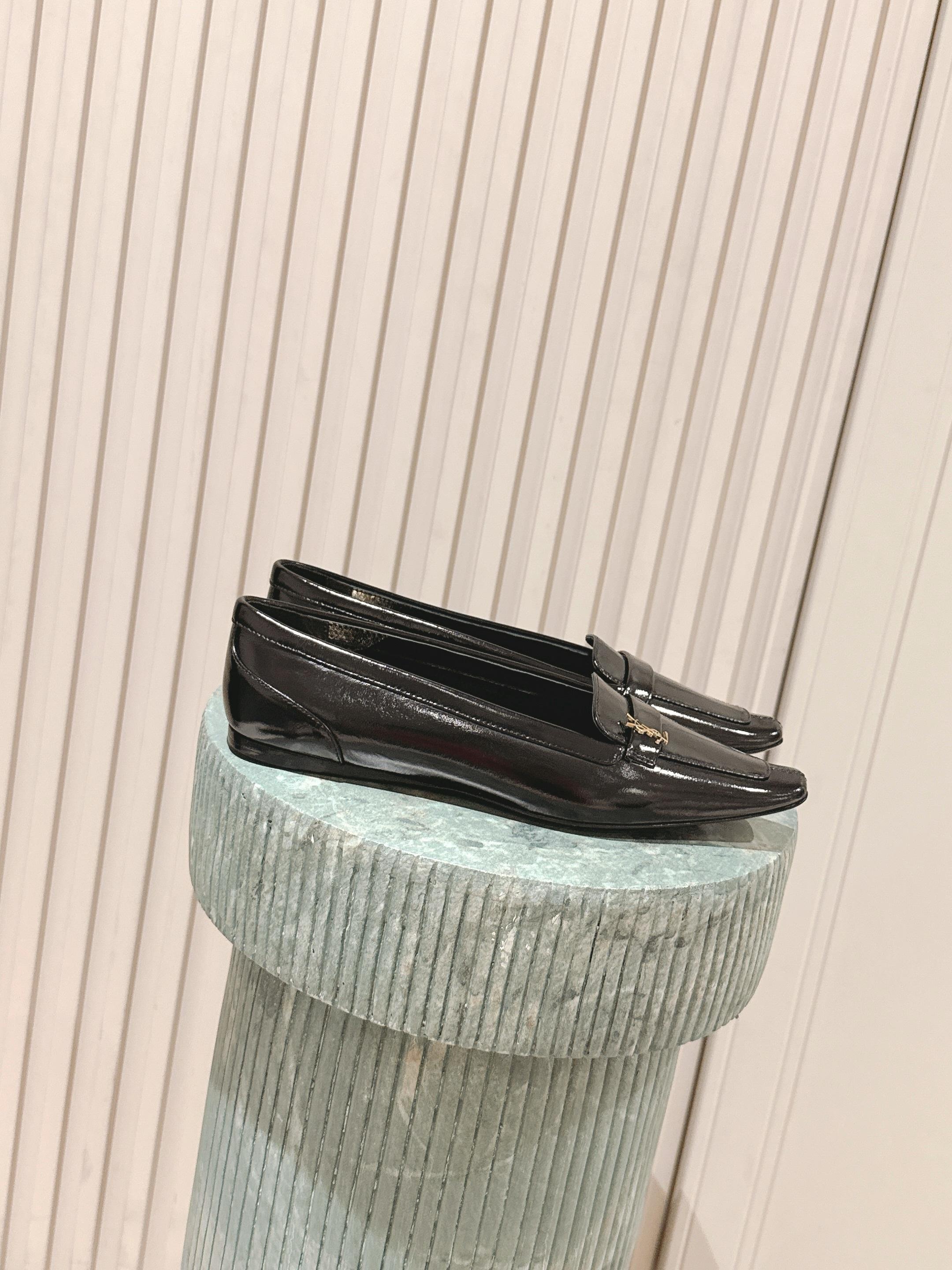 NO:477860,Top version full leather: Saint Laurent, Saint Laurent, autumn and winter flat bottom, autumn and winter semi-drag, treasure fashionable items, sought after by many celebrity supermodels, YSL's design reveals timeless and modern fragrance, giving the new season some romanticism!  Imported calfskin upper foot pad inner inner imported sheepskin outsole imported Italian leather outsole Size35-41 (40 41 customized, no return or exchange), single shoes, saint laurent, saint laurent, saint laurent, saint laurent, louis vuitton, cowhide, sheepskin, Leather soles19860909顶级版本全皮: Saint Laurent 圣罗兰秋冬平底秋冬半拖 宝藏时髦单品 众多明星超模追捧,YSL家设计流露隽永摩登的香调,赋予新季一些浪漫主义！ 鞋面进口小牛皮 垫脚 内里进口羊皮 大底意大利进口真皮大底 Size35-41（40 41订做不退不换),单鞋,saint laurent,saint laurent,saint laurent,louis vuitton,cowhide,sheepskin,Leather soles,Women's Shoes