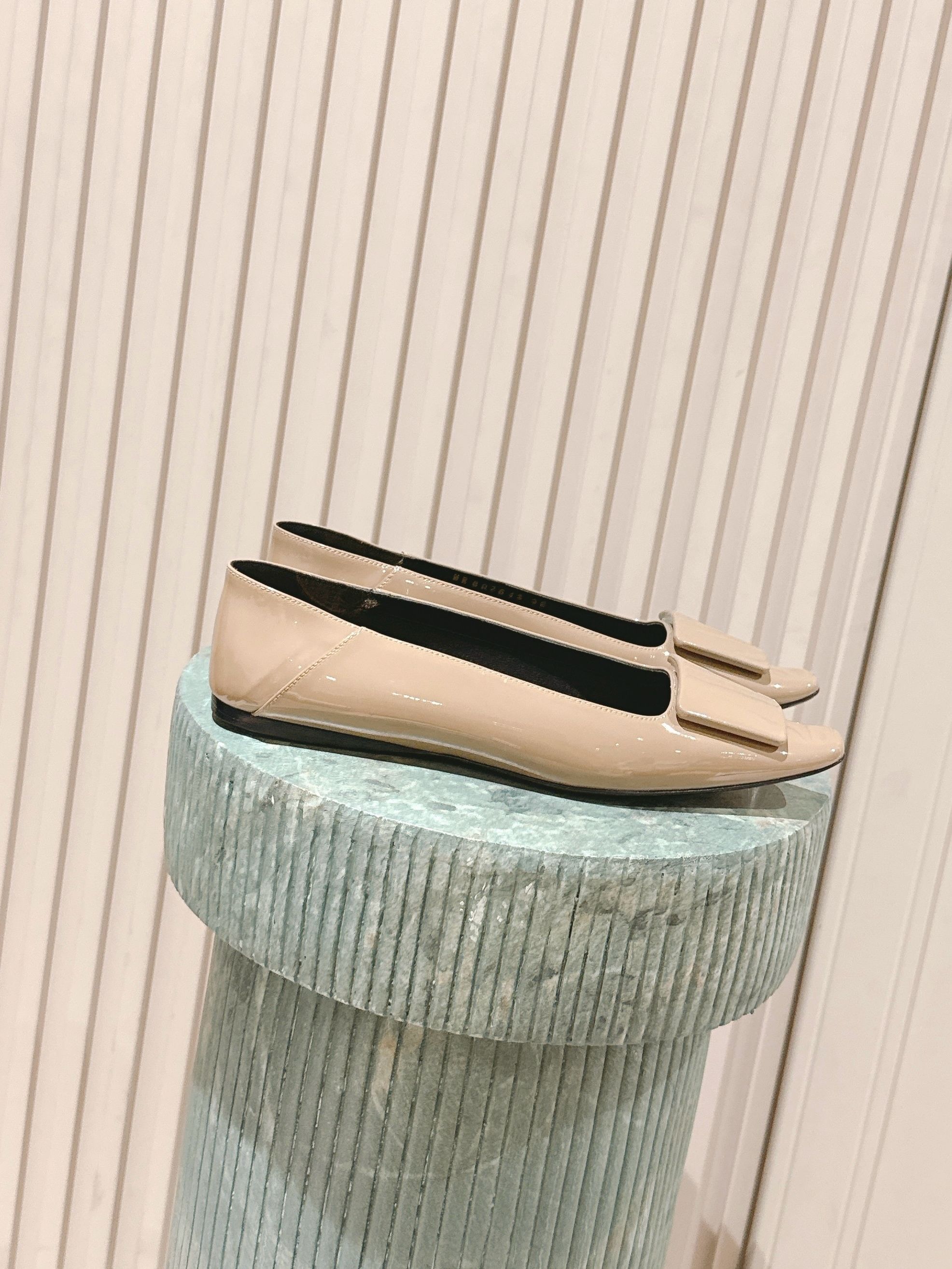 NO:477865,Top version: Saint Laurent, Saint Laurent, autumn and winter flat bottom, autumn and winter semi-drag, treasure fashionable items, sought after by many celebrity supermodels, YSL's design reveals timeless and modern fragrance, giving the new season some romanticism!  Imported calfskin upper foot pad inner inner imported sheepskin outsole imported Italian leather outsole Size35-41 (40 41 customized, no return or exchange), single shoes, saint laurent, saint laurent, saint laurent, saint laurent, louis vuitton, cowhide, sheepskin, Leather soles19860909顶级版本: Saint Laurent 圣罗兰秋冬平底秋冬半拖 宝藏时髦单品 众多明星超模追捧,YSL家设计流露隽永摩登的香调,赋予新季一些浪漫主义！ 鞋面进口小牛皮 垫脚 内里进口羊皮 大底意大利进口真皮大底 Size35-41（40 41订做不退不换),单鞋,saint laurent,saint laurent,saint laurent,louis vuitton,cowhide,sheepskin,Leather soles,Women's Shoes