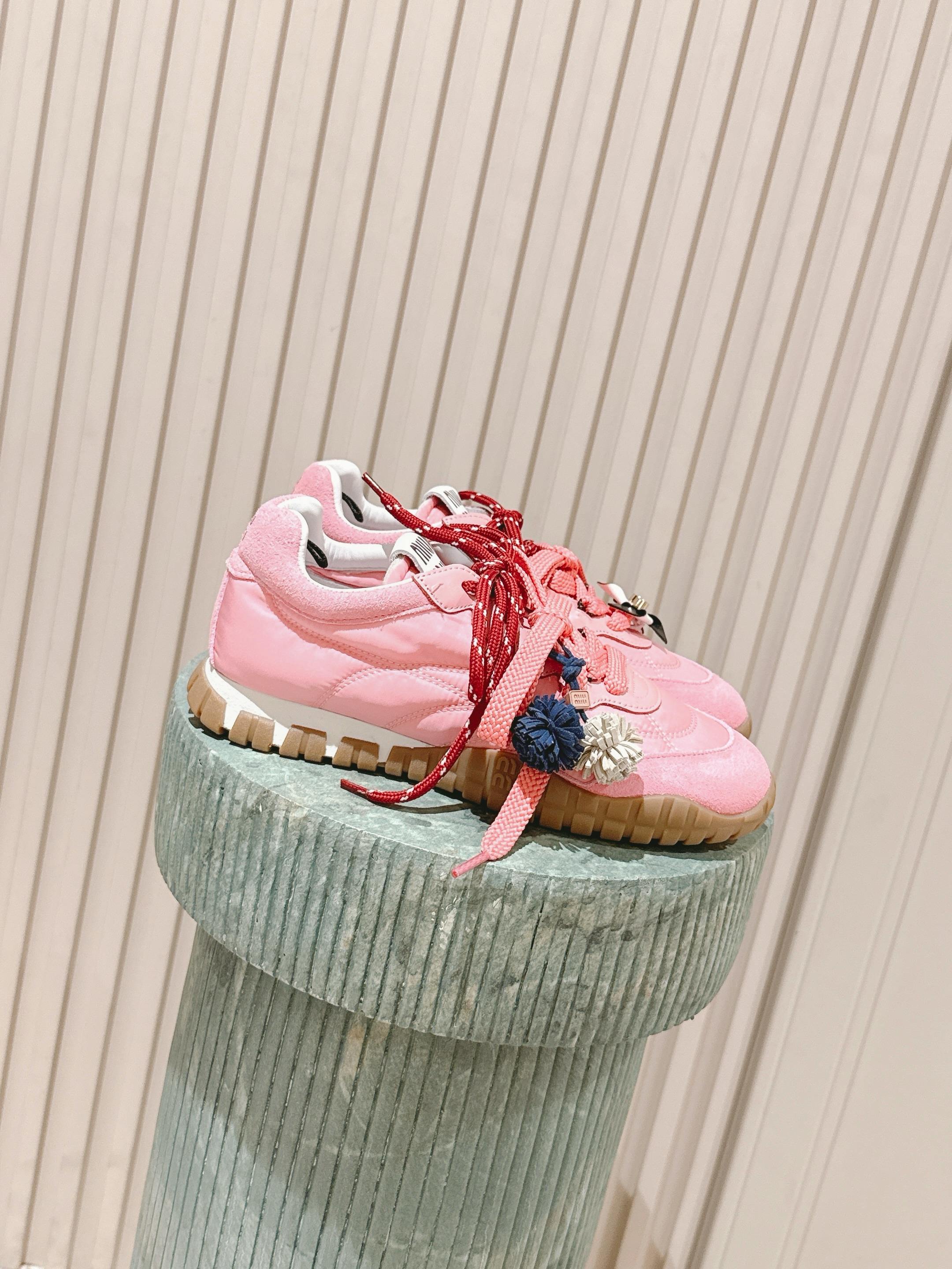 NO:477779,Top version: Miu Miu cherry blossom pink sneakers. Pink tire shoes are in my heart. Zundu is super beautiful. Rose pink & cherry blossom pink two different charms. Suede spliced ​​cloth, texture details are full. Size 35-41, casual shoes/sports shoes, miumiu, sneakers, chamois leather19860909顶级版本:Miu Miu樱花粉运动鞋 粉色轮胎鞋正中我心,尊嘟超级好看啊 玫瑰粉&樱花粉两种不同的韵味 麂皮拼接布面,质感细节拉满 size 35-41,休闲鞋/运动鞋,miumiu,sneakers,chamois leather,Women's Shoes