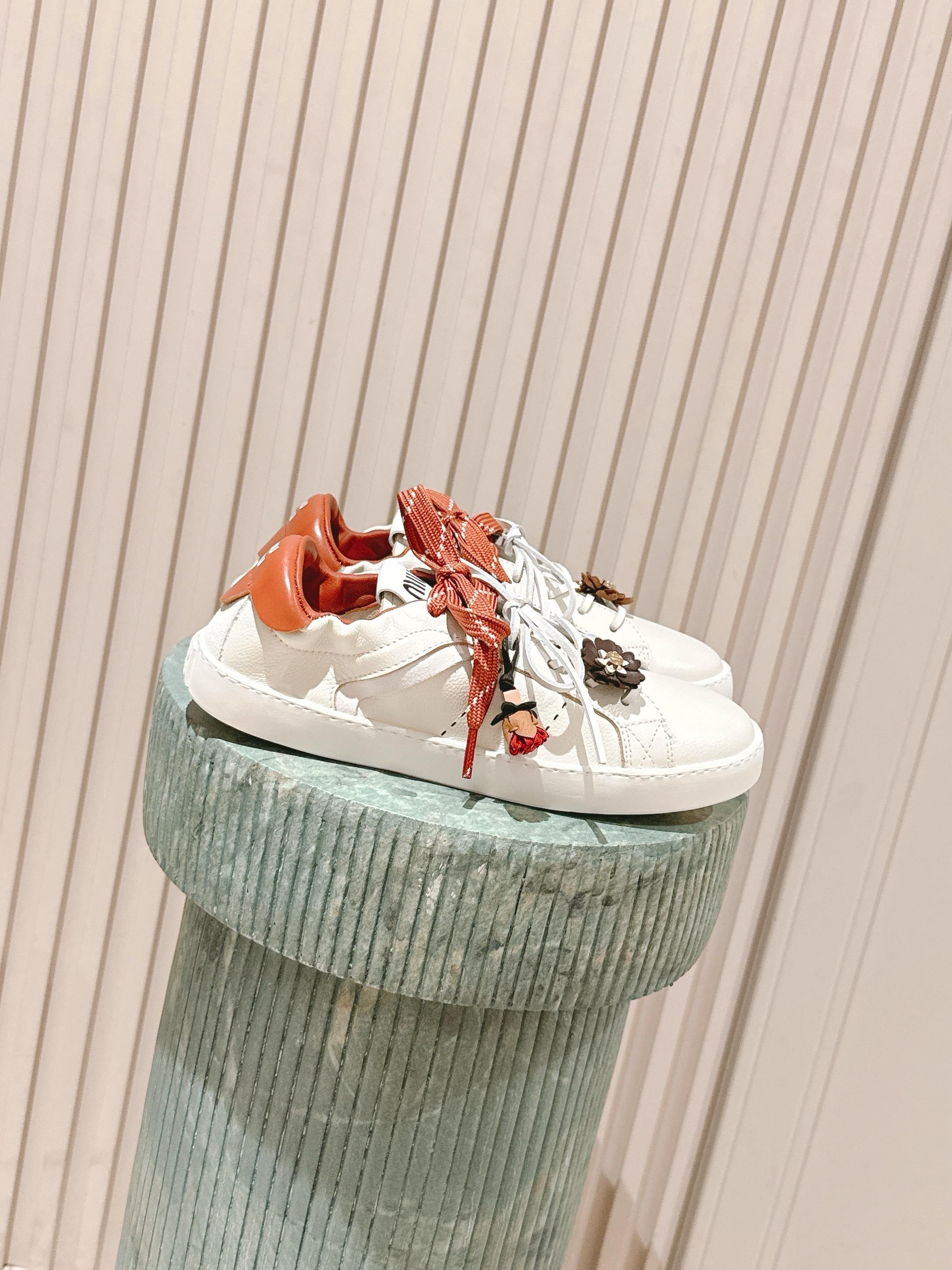 NO:477831,Top version: miu 25 autumn and winter new pendant shoes, with elastic rubber on the back top... It looks a bit coquettish. Add accessories and pendants; it is coquettish. Calf leather material, good texture, lazy and beautiful size 35-41, casual shoes/sports shoes, miumiu, sneakers, cowhide19860909顶级版本:miu 25秋冬新吊坠款板鞋 后帮带弹力橡筋的…样子看去就有点嗲 加上饰品挂件；嗲亖了 小牛皮材质,质感很好,慵懒又美丽 size 35-41,休闲鞋/运动鞋,miumiu,sneakers,cowhide,Women's Shoes