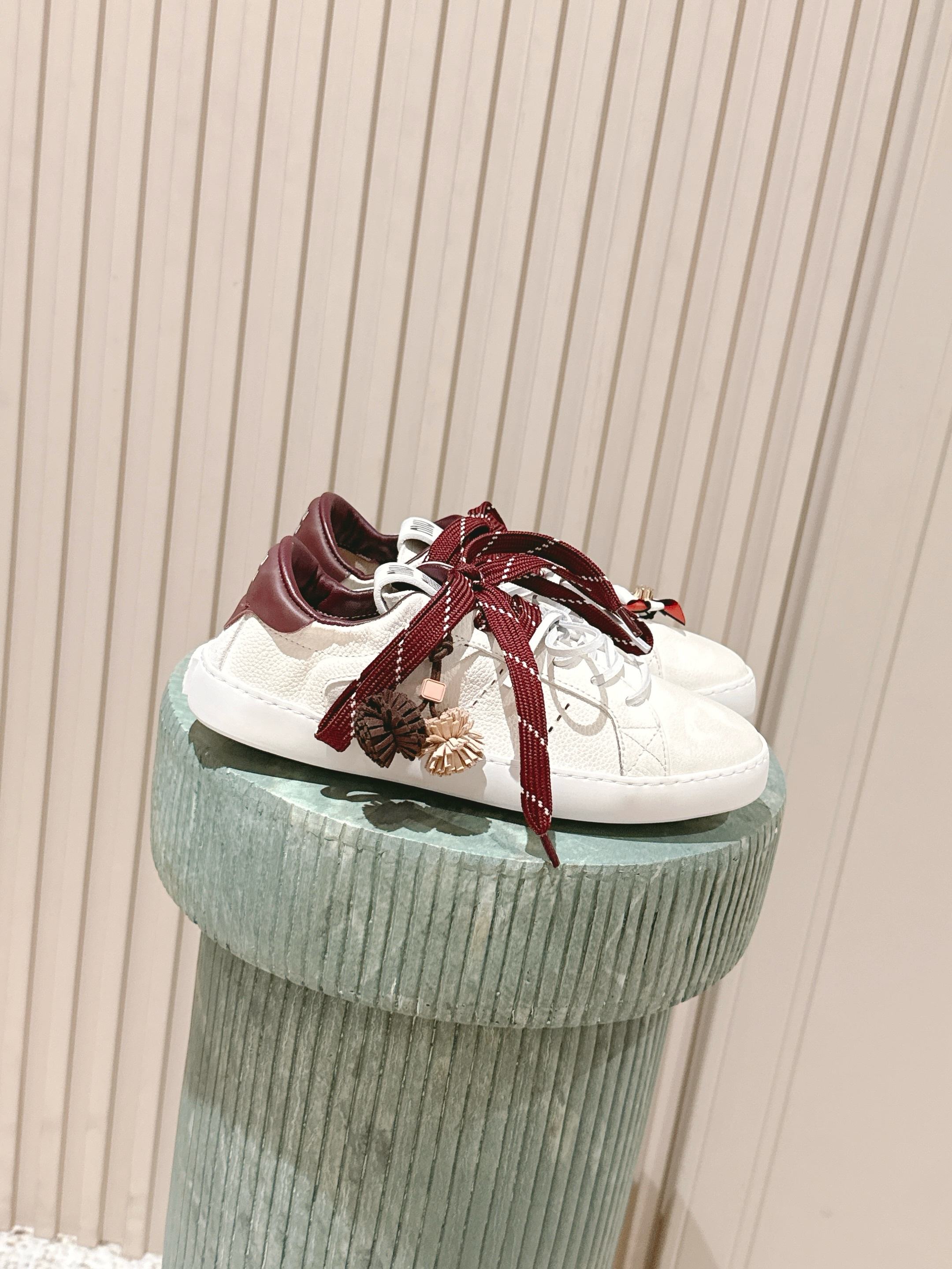 NO:477843,Top version: miu 25 autumn and winter new pendant shoes, with elastic rubber on the back top... It looks a bit coquettish. Add accessories and pendants; it is coquettish. Calf leather material, good texture, lazy and beautiful size 35-41, casual shoes/sports shoes, miumiu, sneakers, cowhide19860909顶级版本:miu 25秋冬新吊坠款板鞋 后帮带弹力橡筋的…样子看去就有点嗲 加上饰品挂件；嗲亖了 小牛皮材质,质感很好,慵懒又美丽 size 35-41,休闲鞋/运动鞋,miumiu,sneakers,cowhide,Women's Shoes