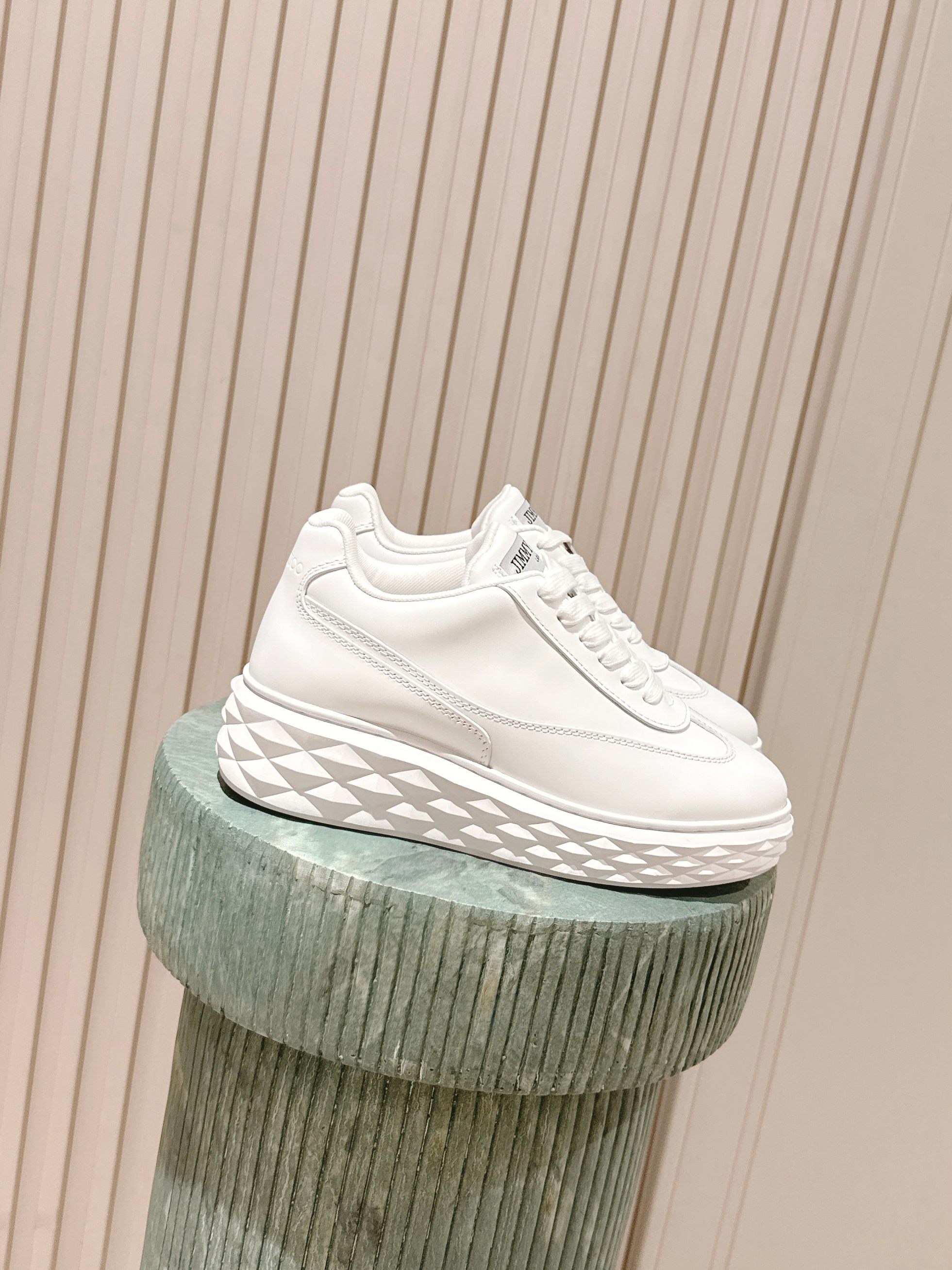 NO:477827,Top version of women's JimmChoo Zhou Yangjie JC x Malbon co-branded model Removable Thick-soled Casual Sports Shoes Original purchase and development Made in goods Jimmy Choo / Malbon 2.0 Diamond F co-branded sports shoes, a wonderful interpretation of innovation and extraordinary style, transforming Jimmy Choo's signature shoes into golf-specific shoes, paired with Diamond imitation diamond multi-faceted golf studs to increase grip and stability on the court, allowing you to better maintain your body balance when swinging. The heel is decorated with Malbon's signature buckets  Mascot pattern, simple texture and playful style, contrasting, and stylish and exquisite. In addition, it is equipped with detachable seasonal trendy tassel leather tweeds and an extra set of patterned shoelaces to easily meet your personal mix and match trendy choices. Whether you are swinging on the court or relaxing in the club, these sneakers can show your style and taste at any time, and are a beautiful fusion of fashionable shapes and practical functions. Delivery counter exquisite packaging Fabric: Original custom imported top layer cowhide Inner: Original custom soft sheepskin outsole: Original open mold-proof rubber Sole thickness: 4.5CM Size: Women's 35-41, casual shoes/sports shoes, jimmy choo, sneakers, cowhide, sheepskin19860909顶级版本女款 JimmChoo周仰杰JC x Malbon 联名款 可拆卸 厚底 休闲 运动鞋 原版购入开发 做货 Jimmy Choo / Malbon 2.0 Diamond F 联名款运动鞋,创新与非凡风格的绝妙演绎,将 Jimmy Choo 标志性鞋履时尚演变成高尔夫专用鞋,搭配 Diamond 仿钻石多切面高尔夫鞋钉,增加在球场上的抓地力和稳定性,让您在挥杆时能更好地保持身体平衡.鞋跟处饰以 Malbon 标志性 Buckets 吉祥物图案,简约质感与俏皮风格形成鲜明对比,相映成趣,时髦精致.此外还搭配有可拆卸的季节流行色流苏皮革穗饰,以及一套额外的图案饰鞋带,轻松满足您个性混搭的潮流选择.无论是在球场尽情挥杆还是在俱乐部里休闲放松,这款运动鞋都能让您随时展现格调品味,是时尚造型与实用功能的臻美融合 配送专柜精美包装 面料: 原版定制进口头层牛皮 内里: 原版定制柔软羊皮里 大底: 原版开模防滑橡胶材质 底厚: 4.5CM Size: 女款35-41,休闲鞋/运动鞋,jimmy choo,sneakers,cowhide,sheepskin,Women's Shoes