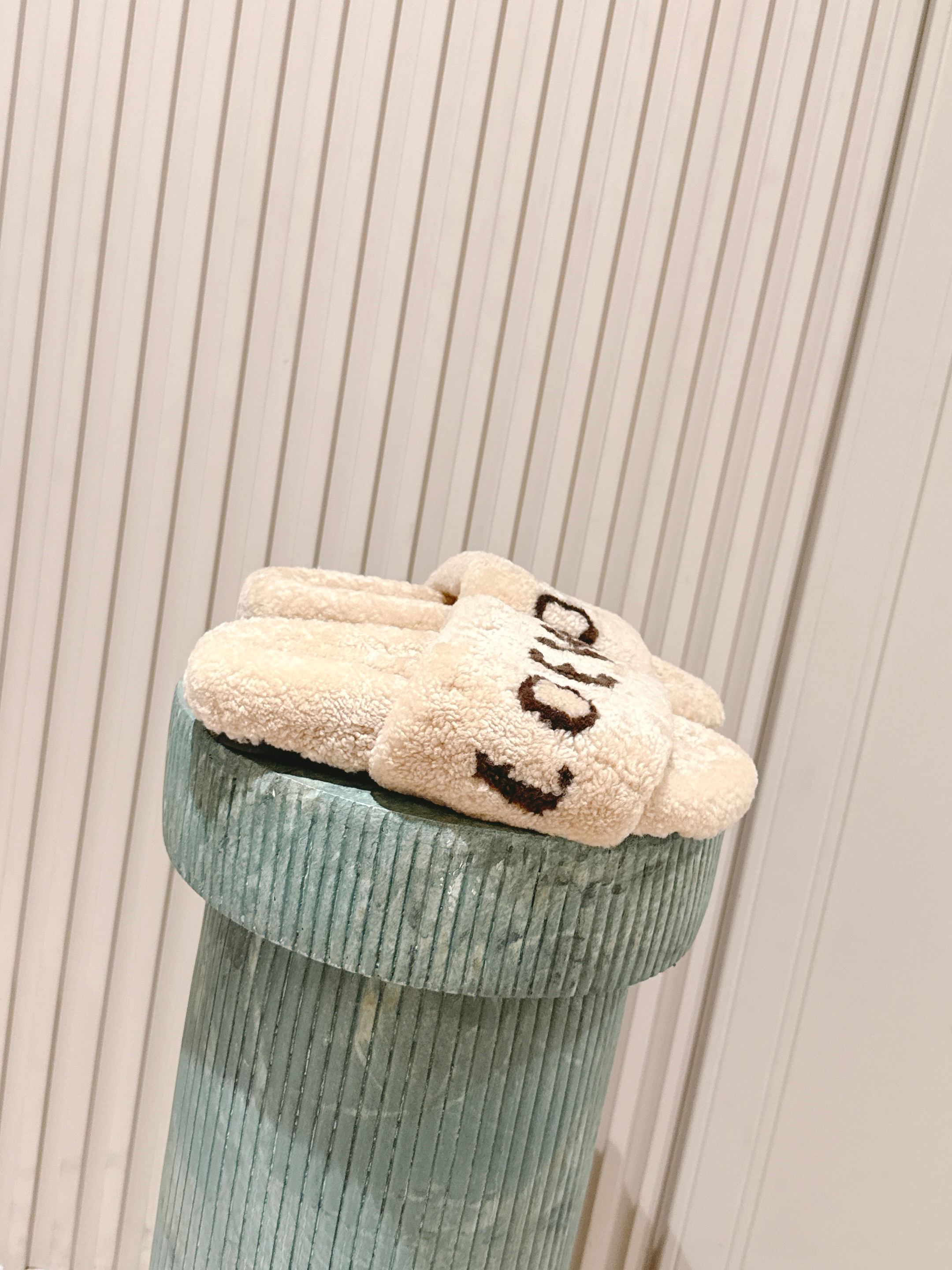 NO:477813,Top version LOEWE 25/ Latest Autumn and Winter Letter Fur Slippers There are too many beautiful shoes in this season. This wool drag really makes me unable to extricate myself. It's so cute~ The furry wool is made of European imported A-grade wool. We are the same as the original. All of them use pure wool and there is no artificial wool!  For the bottom, we chose the same TPU material as the original version. The negative film is wear-resistant and non-slip!  Size#35-42 (customized for 40.41.42), fur shoes and slippers, loewe, loewe, slippers19860909顶级版本 LOEWE罗意威 25/ 最新 秋冬字母毛毛拖鞋 这季节美鞋太多这款毛拖 真的是让我无法自拔真太可爱了～ 毛茸茸的羊毛是选用欧洲进口A级羊毛 我们做到与原版一致满鞋 全部采用纯羊毛一点人造毛的成分都没有！ 大底我们选用的是与原版一样的TPU材质 底片耐磨防滑！ Size#35-42（40.41.42定做）,毛毛鞋拖鞋,loewe,loewe,slippers,Women's Shoes