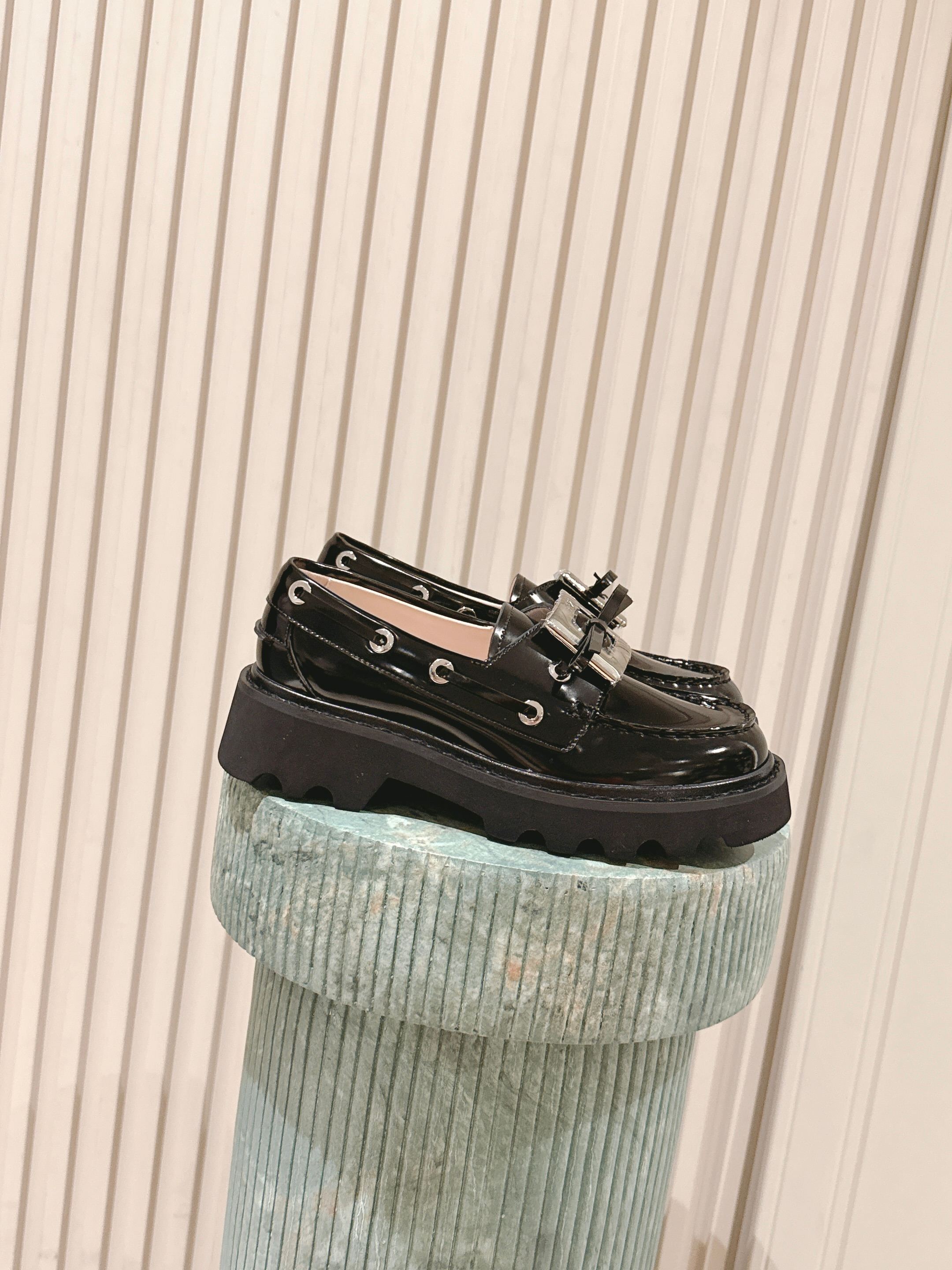 NO:477816,Top version: Rv giant loafers!  Love it so much!  New loafers, upgraded sole, more anti-slip, and friction, metal buckle, drill buckle, height 4.5, increase height without tiring your feet. Calfskin material, texture and details are all better than us. siz goose 35-40, loafers, loafers, cowhide19860909顶级版本:Rv巨有型的乐福鞋！太爱了！ 新款乐福鞋 鞋底升级,更有防滑力,和摩擦力,金属扣钻扣选择,高度4.5,增高的同时又不累脚 小牛皮材质,质感细节都超咱 siz鹅35-40,乐福鞋,loafers,cowhide,Women's Shoes