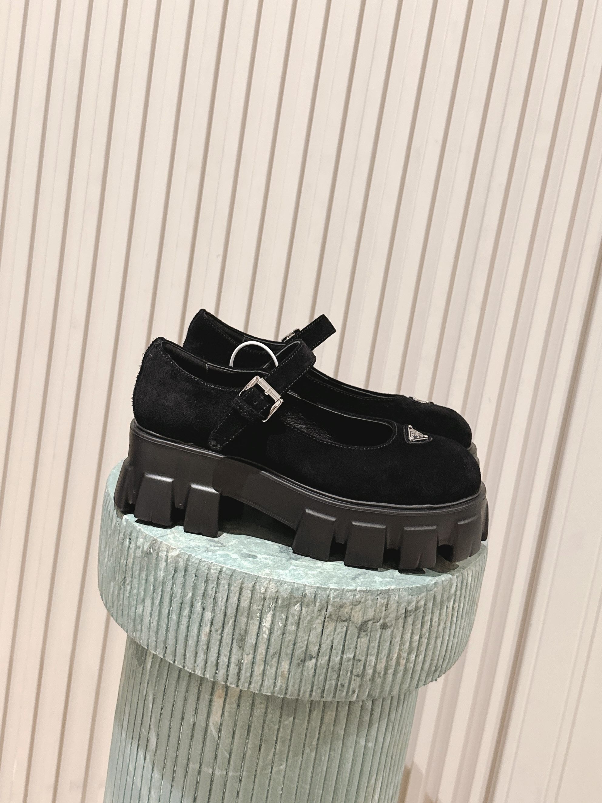 NO:477866,Top version: PRAD* Prada 25SS new thick-soled Mary Jane single shoes. Retro, fashionable and avant-garde thick-soled sole with cowhide upper makes the whole pair of shoes light and comfortable. Bright colors satisfy a variety of choices for fashionable people in different styles!  The iconic logo print is paired with the ancient beach sandals, and every design element is on the trendy point!  Make the whole pair of shoes light and comfortable, bright colors satisfy a variety of choices for fashionable people in different styles!  Upper cowhide/cow back velvet inner sheepskin outsole original open molded sole size35-41 (40 41 custom made without return or exchange), Mary Jane, prada, prada, sandals, mary jane, cowhide, sheepskin19860909顶级版本:PRAD* 普拉达25SS新款厚底玛丽珍单鞋 复古时髦前卫的轮齿厚底鞋底搭配牛皮鞋面让整双鞋轻便舒适 鲜艳色彩 满足不同风格时髦人士的多种选择！标志性logo印花搭配古沙滩凉鞋造型,每一个设计元素都踩在时髦点上！让整双鞋轻便舒适 鲜艳色彩 满足不同风格时髦人士的多种选择！ 鞋面牛皮/牛反绒 内里羊皮 大底原版开模大底 size35-41（40 41定制不退换）,玛丽珍,prada,prada,sandals,mary jane,cowhide,sheepskin,Women's Shoes