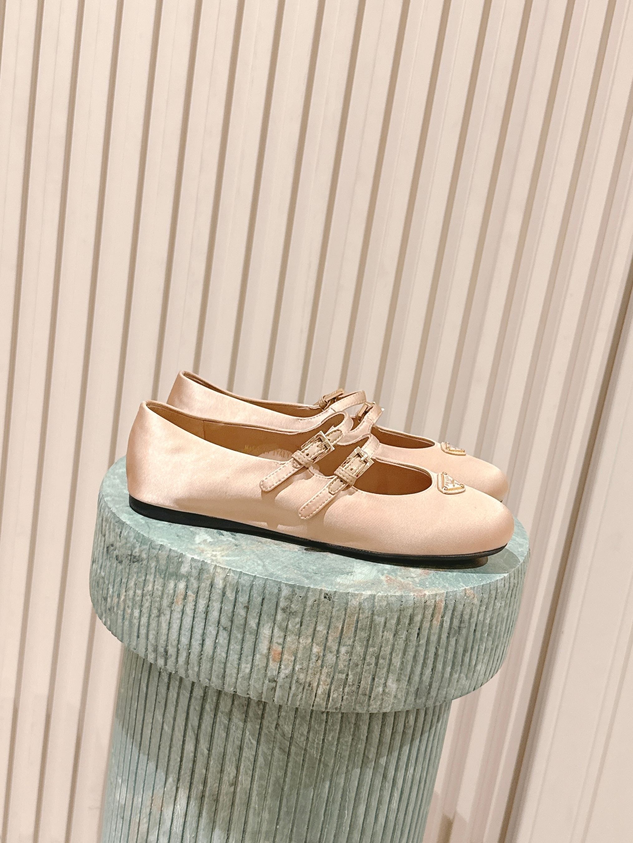 NO:477819,Top version (with aircraft box) upgraded version purchasing level!  Prad* Prad* Prada's new spring and summer ballet shoes are in the new season. This season is so surprising. The minimalist beauty that has been missing in the fashion industry for a long time. The effortless elegant style of dopamine color matching comes in a fashionable and exquisite style. It is the original Xianpiaopiao Fashion Princess. The original 1:1 custom imported mesh sheepskin, horse wool sheepskin silk lining, soft bottom, size 35-39 # 4041 Customized without return and exchange!  Full set of simultaneous gift boxes for counters!  , ballet shoes, prada, prada, sheepskin, real silk19860909顶级版本(带飞机盒)升级版代购级别！Prad*普拉达 春夏新款绝美芭蕾舞鞋上新这一季太让人惊喜了,时尚界久违的极简之美,多巴胺配色毫不费力的优雅风来袭时髦精致绝美穿上就是仙飘飘的时尚公主原版1:1订制进口网面羊皮,马毛羊皮真丝内里,软底,码数35-39 # 4041定制不退换！ 全套专柜同步礼盒包装！,芭蕾舞鞋,prada,prada,sheepskin,real silk,Women's Shoes