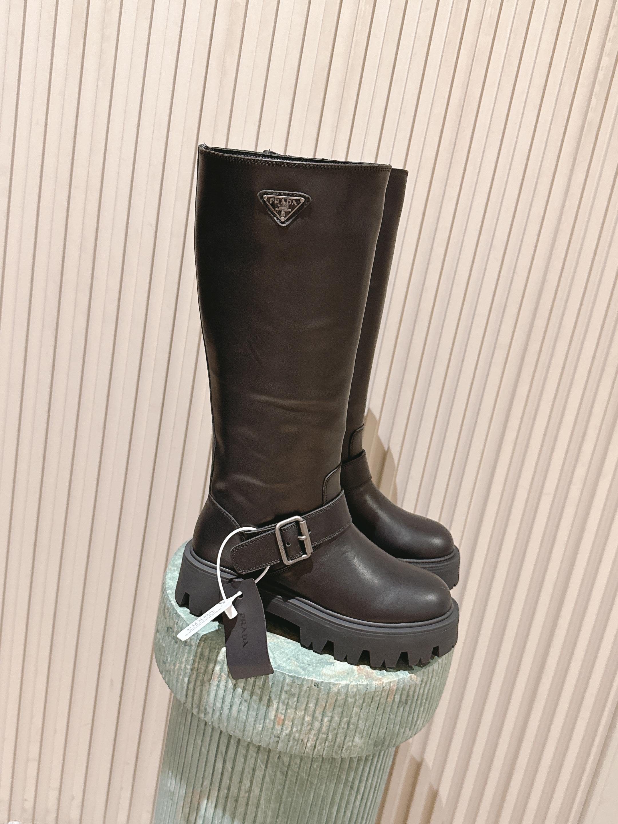 NO:477803,Top version full skin: Yangjing PRADA Prada classic triangle logo with one foot to hit the king's women's boots, which is definitely a hit this year!  !  Very beautiful!  Prada boots are really wow!  The foot is so generous and the legs are slim and elegant. This is just right to grasp the oxen material, sheepskin inner TPU sole, Size35-41 (40 41 customized, non-return and exchange), boots, prada, prada, boots, sheepskin, sheep19860909顶级版本全皮:羊京PRADA 普拉达经典三角标一脚蹬王炸女靴 绝对是今年的大爆款！！贼好看！Prada靴子真的很哇塞！上脚大气显腿瘦气质这块刚好拿捏 牛猄材质 羊皮内里 TPU大底 Size35-41（40 41 订做不退换）,靴子,prada,prada,boots,sheepskin,sheep,Women's Shoes