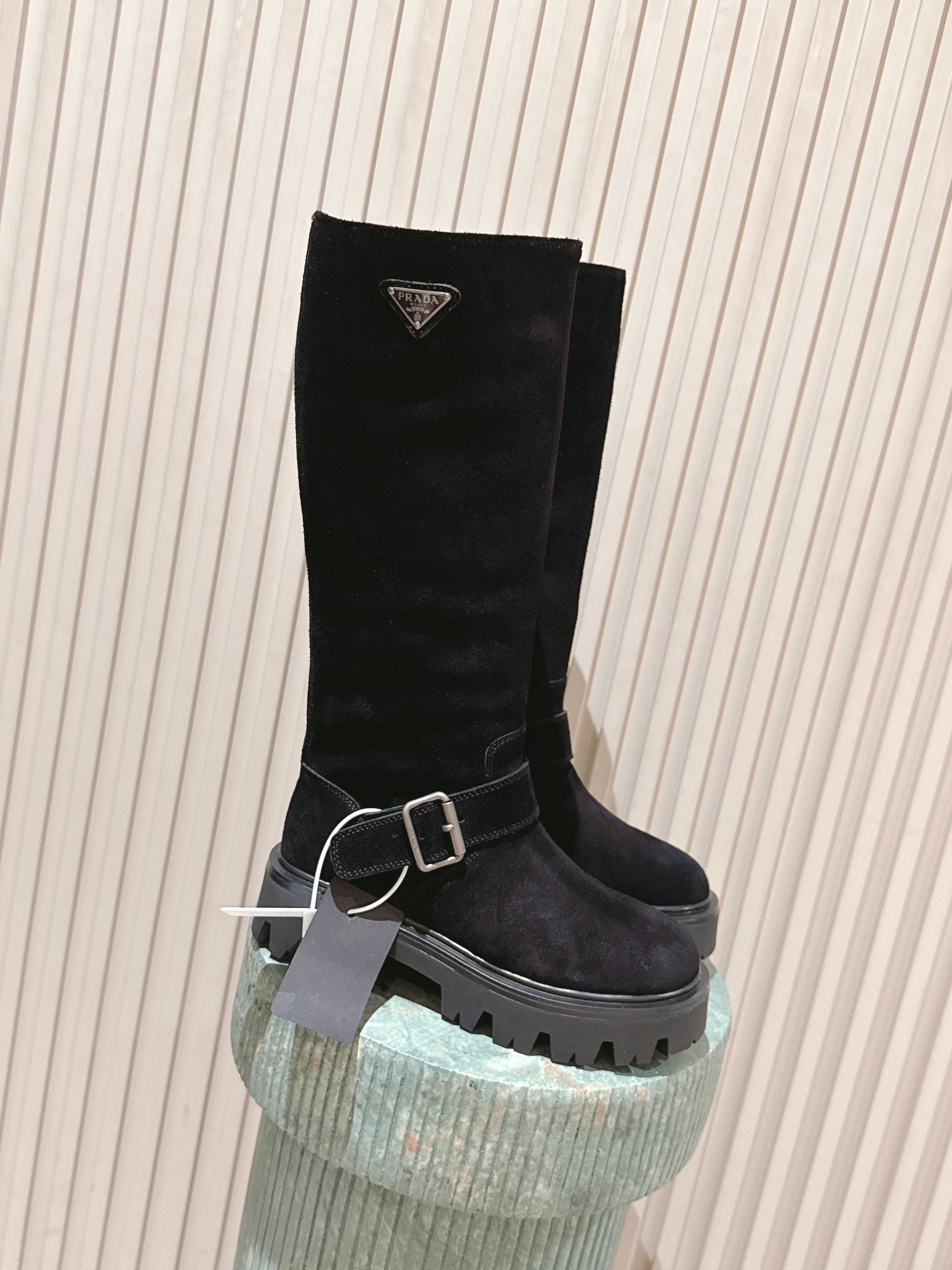 NO:477808,Top version full skin: Yangjing: PRADA Prada classic triangle logo with one foot to hit the king's women's boots is definitely the biggest hit this year!  !  Very beautiful!  Prada boots are really wow!  The foot is so generous and the legs are slim and elegant. This is just right to grasp the oxen material, sheepskin inner TPU sole, Size35-41 (40 41 customized, non-return and exchange), boots, prada, prada, boots, sheepskin, sheep19860909顶级版本全皮:羊京:PRADA 普拉达经典三角标一脚蹬王炸女靴 绝对是今年的大爆款！！贼好看！Prada靴子真的很哇塞！上脚大气显腿瘦气质这块刚好拿捏 牛猄材质 羊皮内里 TPU大底 Size35-41（40 41 订做不退换）,靴子,prada,prada,boots,sheepskin,sheep,Women's Shoes