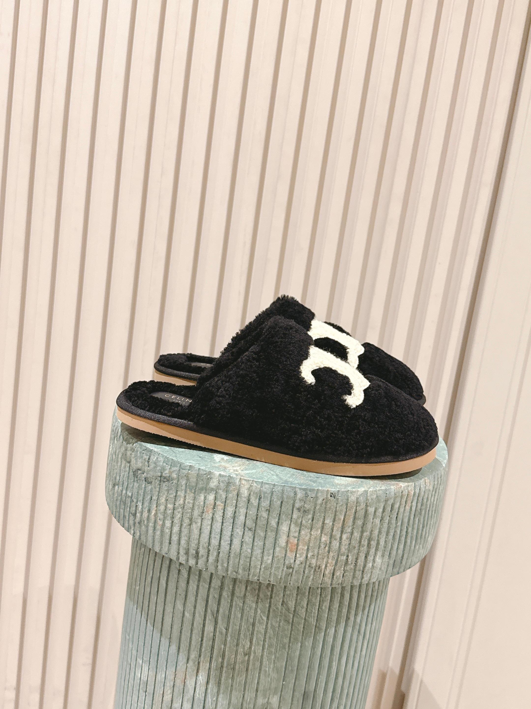 NO:477799,Top version: CELIN*Celin 25ss New Product Wool Slippers This season's Celin made me love it again!  There are too many beautiful shoes in this season. This wool drag really makes me unable to extricate myself. It's so cute. The furry wool is made of European imported A-grade wool. We are the same as the original. All of them use pure wool and don't have any artificial wool!  We chose the same TPU material as the original version, upper wool, inner wool, outsole foamed sole Size35-40 (40 custom made without return or exchange), semi-dragged fur shoes, celine, celine, slippers19860909顶级版本:CELIN*塞琳 25ss 新品 一脚蹬羊毛拖鞋 这一季的赛琳又让我重新爱了它一次！ 这季节美鞋太多这款毛拖真的是让我无法自拔真太可爱了～ 毛茸茸的羊毛是选用欧洲进口A级羊毛 我们做到与原版一致满鞋 全部采用纯羊毛一点人造毛的成分都没有！大底我们选用的是与原版一样的TPU材质 鞋面羊毛 内里羊毛 大底发泡大底 Size35-40（40定做不退换）,半拖毛毛鞋,celine,celine,slippers,Women's Shoes