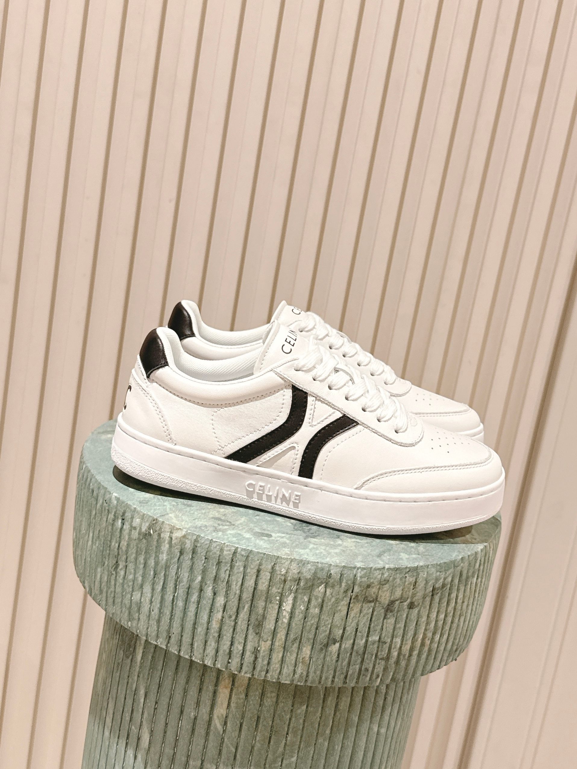 NO:477795,Top version: Celine Block Thick sole rubber sponge shoes Casual sports shoes Original purchase and development Making goods CELINE This shoe by Celine perfectly combines exquisite craftsmanship and fashionable design, and every detail reveals the brand's ingenuity. If you are also looking for a pair of comfortable and fashionable shoe, you might as well consider it. I believe you will fall in love with this unique charm. Exquisite packaging of the delivery counter Fabric: Original imported custom head layer cowhide Inner original customized breathable net Sole original open mold anti-slip rubber material Sole thickness 5CM Size: Women's 35-40, casual shoes/sports shoes, celine, celine, sneakers, cowhide19860909顶级版本:Celine赛琳 Block 厚底 橡筋 松糕鞋 休闲 运动鞋 原版购入开发 做货 CELINE 赛琳的这款板鞋,将精湛工艺与时尚设计完美融合,每一处细节都透露着品牌的匠心独运.如果你也在寻觅一双舒适又时尚的板鞋,不妨考虑它,相信你会爱上这份独特的魅力 配送专柜精美包装 面料:原版进口定制头层牛皮 内里原版定制透气网里 鞋底原版开模防滑橡胶材质 底厚5CM Size:女款35-40,休闲鞋/运动鞋,celine,celine,sneakers,cowhide,Women's Shoes