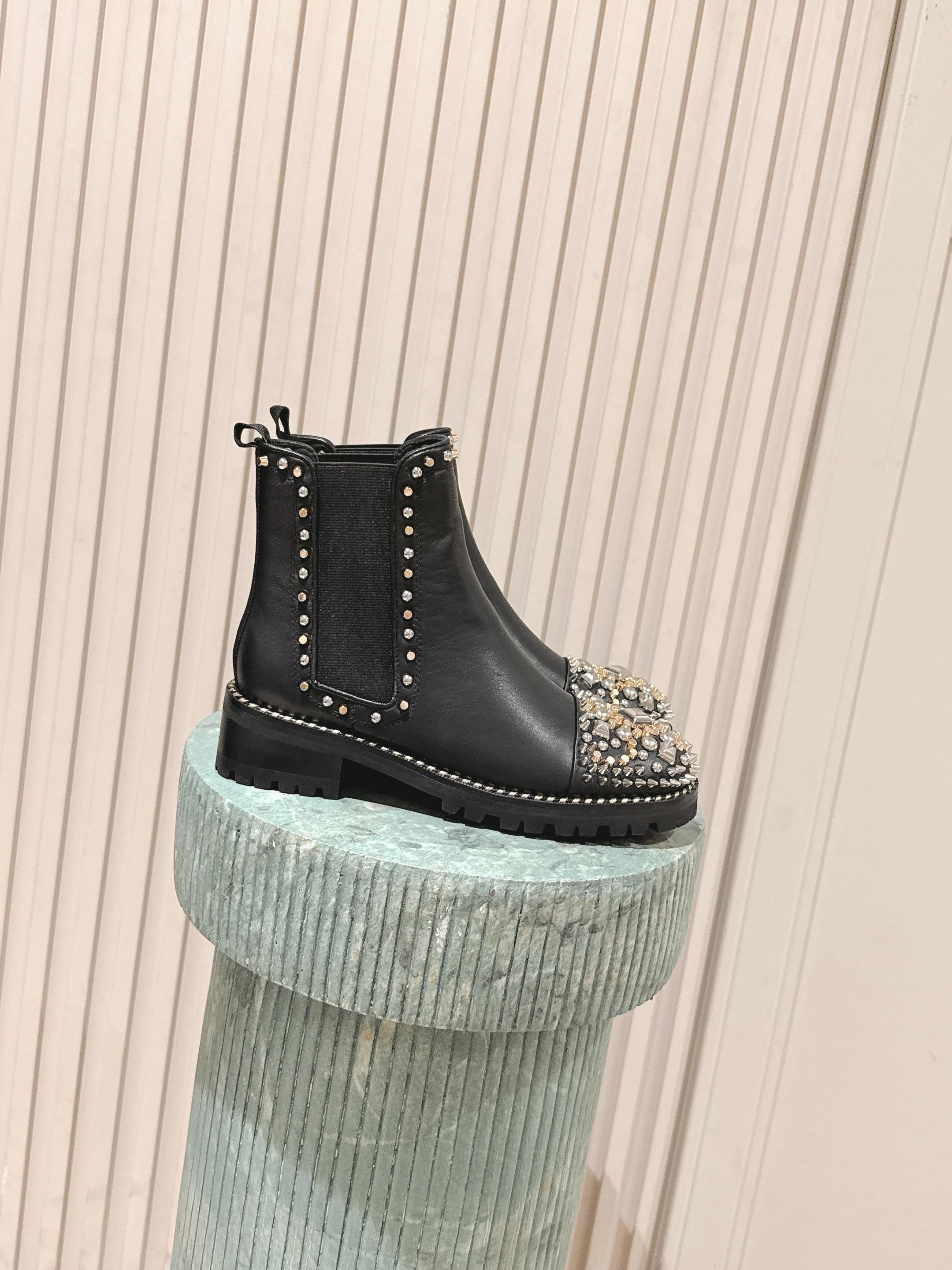 NO:477791,Top version: classic hits. It is beautiful for a long time. It must be sold in the picture above. Christian Louboutin autumn and winter style. Original development of high-quality counter new products, original cover full and handsome boot shape, toe rivet design, top-level craftsmanship double-layer black and red color combination combination of outsole, color and gloss texture are completely comparable to genuine products, various craftsmanship and celebrity street photography are all hot selling points, and it is also the reason why our factory strongly recommends it!  Imported calfskin with electroplated hardware rivets!  All sheepskin inside!  Top-level craftsmanship is not a combination of two-color rubber outsole, configuration counter original packaging Szie: 35-40 (41 can be customized), boots, boots, cowhide, sheepskin19860909顶级版本:经典爆款.经久好看.上图必卖. Christian Louboutin秋冬款 原版开发高品质专柜新品、原版套宣饱满帅气靴形、鞋头铆钉设计、配加顶级工艺双层黑红配色组合大底、色度光泽质感完全媲美正品、种种工艺加上明星上脚·名人街拍都是爆卖点、也是本厂强烈推荐的理由！ 材质面料进口小牛皮配电镀五金铆钉！内里垫脚全羊皮！顶级工艺不是一般工厂可做到的组合双色橡胶大底、配置专柜原版包装 Szie: 35-40（41可订做）,靴子,boots,cowhide,sheepskin,Women's Shoes