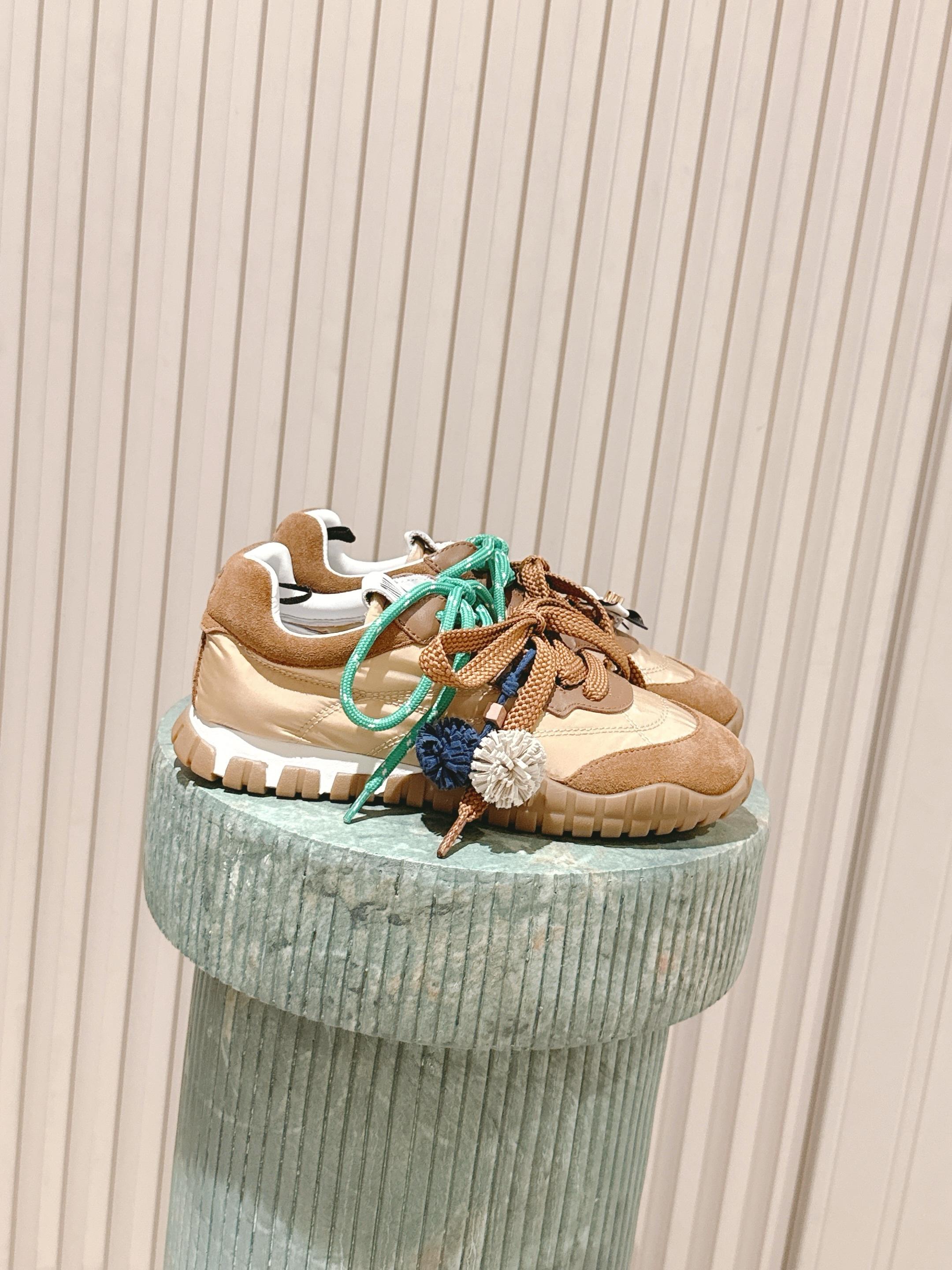 NO:477788,Top version: Miu Miu cherry blossom pink sneakers. Pink tire shoes are in my heart. Zundu is super beautiful. Rose pink & cherry blossom pink two different charms. Suede spliced ​​cloth, texture details are full. Size 35-41, casual shoes/sports shoes, miumiu, sneakers, chamois leather19860909顶级版本:Miu Miu樱花粉运动鞋 粉色轮胎鞋正中我心,尊嘟超级好看啊 玫瑰粉&樱花粉两种不同的韵味 麂皮拼接布面,质感细节拉满 size 35-41,休闲鞋/运动鞋,miumiu,sneakers,chamois leather,Women's Shoes