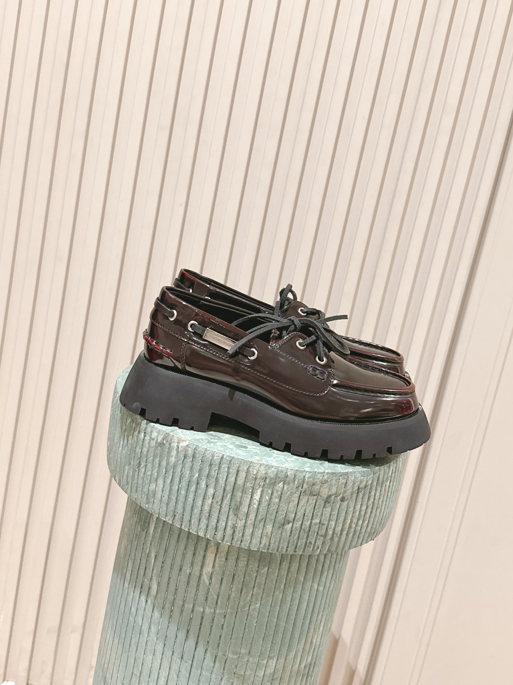 NO:477774,Top version: Alexander Wang aw carter Alexander King, Sponge cake thick-soled loafers, Jennie King, these thick-soled loafers are amazing, the same loafers come from the King of Pressure Mountain HaileyBieber!  This pair of stock trading artifacts is coming. Compared with the previous old models and your family, the new models look taller and slimmer. In addition to the classic black, there is also burgundy, which are both low-key and useless colors. Bright Pipi Ge is paired with the iconic brand metal logo, and the 5cm thick bottom design can easily have long legs!  Upper cowhide/suede inner sheepskin large sole open mold rubber heel height 5cm Size: 35-40 (40 custom non-return), loafers, alexander wang, cartier, loafers, cowhide, sheepskin, chamois leather19860909顶级版本:Alexander Wang aw carter亚历山大王 松糕厚底乐福鞋 乐福鞋 Jennie 大王这双厚底乐福鞋好绝,同款乐福鞋来自压力山大王 HaileyBieber撞鞋！这双炒股神器就是来袭 新款相比之前的老款和你家的显高显瘦,除了经典黑色外,还有酒红色,都是低调白搭的配色 亮皮皮哥搭配标志性的品牌金属徽标,加上5cm厚底设计轻松拥有大长腿！ 鞋面牛皮/麂皮 内里羊皮 大底开模橡胶 跟高5cm Size:35-40（40 定制不退换）,乐福鞋,alexander wang,cartier,loafers,cowhide,sheepskin,chamois leather,Women's Shoes