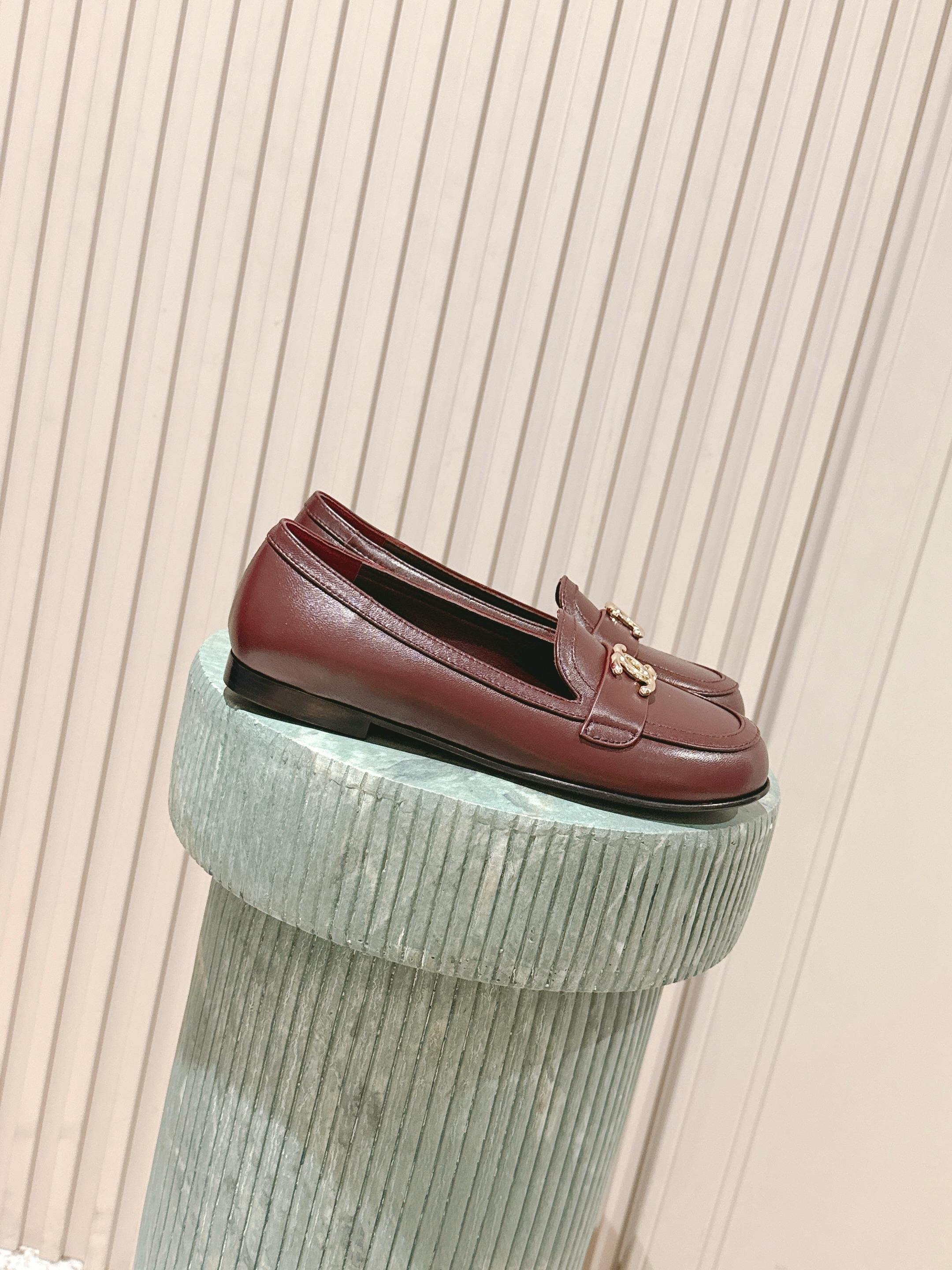 NO:477769,Top version' CHANEL/Chanel 25 Early Autumn Top version, simple and high-end design, double C logo embellishment!  There is no pressure to enter and exit the counter. The foot has a bookish temperament. The foot feels very good. A versatile item. It is truly stress-free when entering and exiting the counter. Regardless of the last, the selection of leather, and the manufacturing process are all genuine craftsmanship, which is very exquisite. Fabric cowhide/sheep pendant imported sheepskin (sweat absorbing and soft) sole Italian special A-grade genuine leather sole. Size 35-41, ballet shoes, chanel, chanel, cowhide, sheepskin, sheep19860909顶级版本' CHANEL/香奈儿25早秋顶级版本 设计简约高级,双C logo点缀！进出专柜无压力 上脚很有书香气质 脚感超好 百搭单品 真正做到随便进出专柜无压力 无论楦型、皮料选择、制造工艺都是正品工艺,十分考究. 面料牛皮/羊猄 内里进口绵羊皮（吸汗柔软） 鞋底意大利特A级真皮底 码数35-41,芭蕾舞鞋,chanel,chanel,cowhide,sheepskin,sheep,Women's Shoes