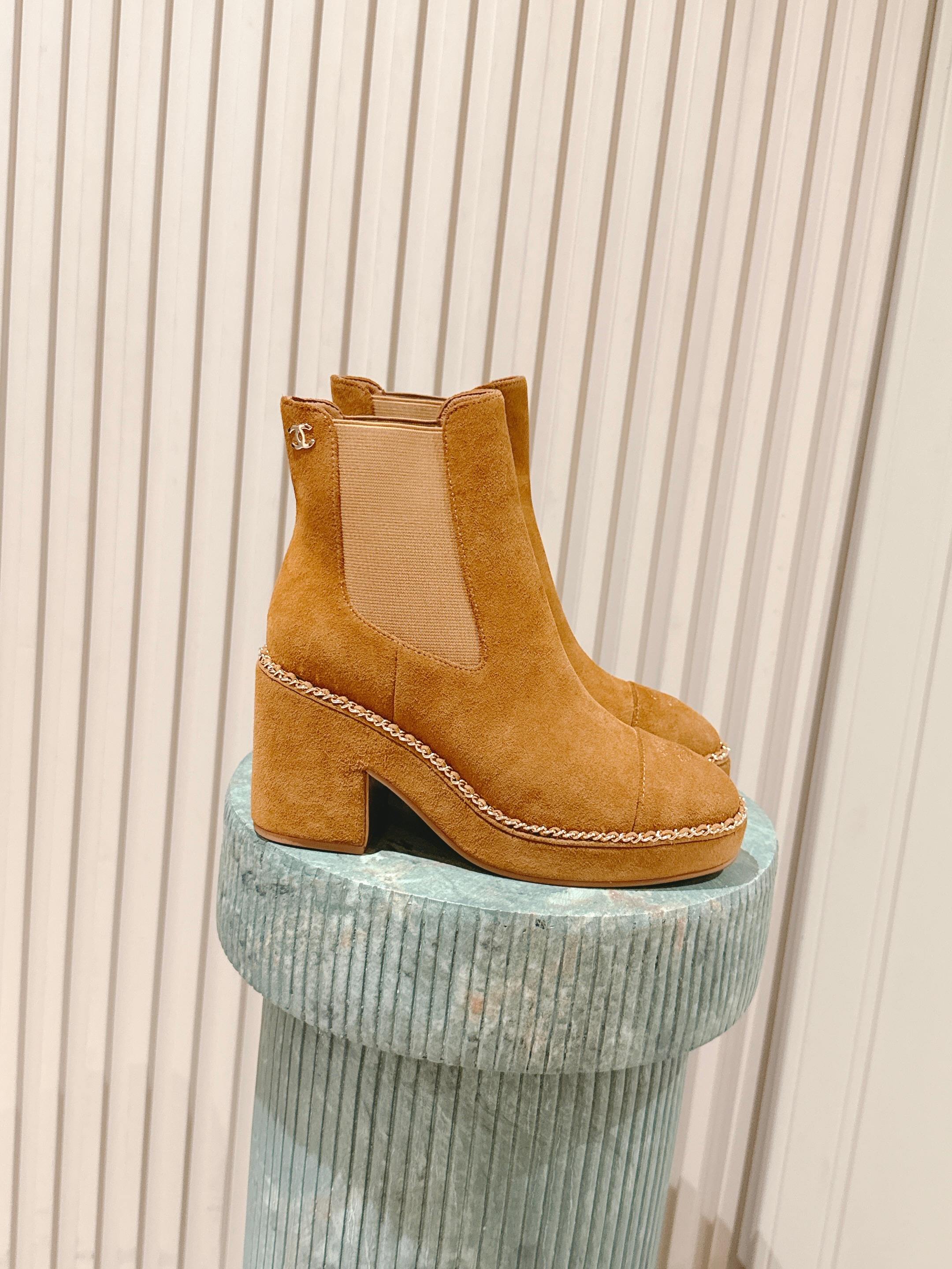 NO:477798,Purchase grade Short boots: Chanel 25SS new style, spliced ​​chain thick heel short boots, high boots. This thick sole has a very high outbound rate in European and American street photography. Ins is also popular. The overall smoothness of the lines remains the same as the original version. It is really charming. I believe that women with taste will like it. The CHANE*L series will never disappoint. The goddess's weapon. This pair of 2025 new spring and autumn heel high heel genuine leather women's thick sole Chelsea short boots are simply growing on my aesthetic point!  It is made of high-quality genuine leather material, full of texture and very comfortable to touch. The thick sole design not only increases height and makes you look slim, but also makes you walk steadily. The simple Chelsea boot style is versatile and fashionable. Whether it is matched with jeans or small skirts, you can easily create different styles. Wear it in spring and autumn, which is both warm and beautiful, and is simply a magical artifact that coexists fashion and practicality. Upper cowhide sheepskin outsole Italian leather outsole Size35-41 (40.41 custom-made, non-return and exchange), boots, chanel, boots, skirts, jeans, cowhide, sheepskin, Leather soles19860909代购级 短靴: Chanel 25SS 新款 拼接链条粗跟短靴 高靴 这款厚底在欧美街拍中出境率超高,ins也是火了一把,整体线条流畅性保持跟原版一致,真的太有魅力了,我相信有品味的女人会看上它,CHANE*L系列一向不会令人失望,女神的利器 这双2025新款春秋跟高跟真皮女士厚底切尔西短靴,简直长在我的审美点上！采用优质真皮材质,质感满满,摸起来超舒服.厚底设计不仅增高显瘦,走起路来还稳稳当当.简约的切尔西靴款式,百搭又时尚,不管是搭配牛仔裤还是小裙子,都能轻松打造出不同的风格.春秋季节穿它出门,既保暖又好看,简直是时尚与实用并存的神器 鞋面牛皮 内里羊皮 大底意大利真皮大底 Size35-41（40.41定制不退换）,靴子,chanel,boots,skirts,jeans,cowhide,sheepskin,Leather soles,Women's Shoes