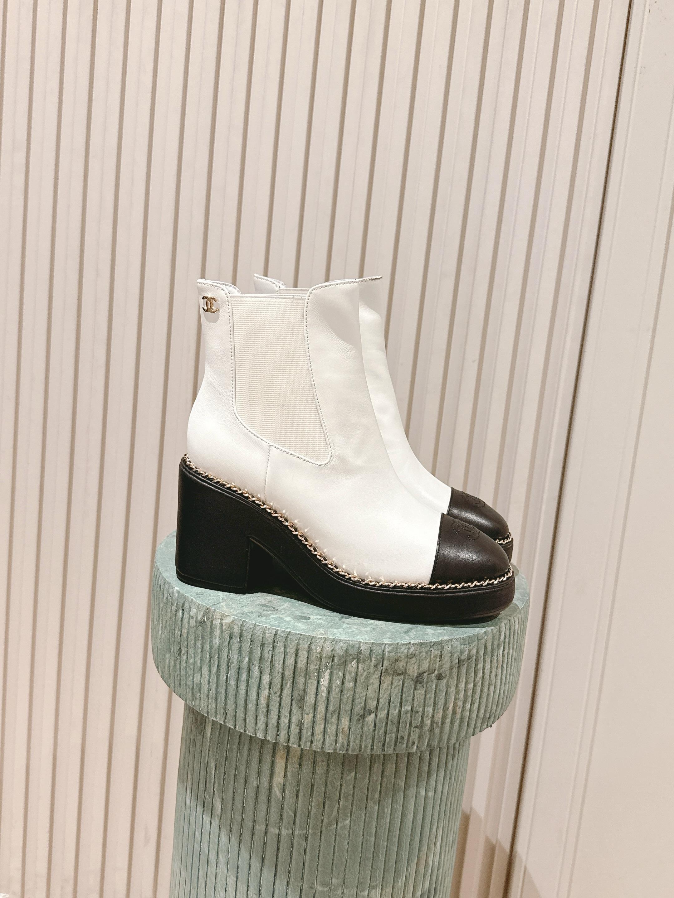 NO:477807,Purchase grade: Short boots: Chanel 25SS new style, spliced ​​chain thick heel short boots, high boots. This thick sole has a very high outbound rate in European and American street photography. Ins is also popular. The overall smoothness of the line remains the same as the original version. It is really charming. I believe that women with taste will like it. The CHANE*L series will never disappoint. The goddess' weapon. This pair of 2025 new spring and autumn heel high heel genuine leather women's thick sole Chelsea short boots are simply growing on my aesthetic point!  It is made of high-quality genuine leather material, full of texture and very comfortable to touch. The thick sole design not only increases height and makes you look slim, but also makes you walk steadily. The simple Chelsea boot style is versatile and fashionable. Whether it is matched with jeans or small skirts, you can easily create different styles. Wear it in spring and autumn, which is both warm and beautiful, and is simply a magical artifact that coexists fashion and practicality. Upper cowhide sheepskin outsole Italian leather outsole Size35-41 (40.41 custom-made, non-return and exchange), boots, chanel, boots, skirts, jeans, cowhide, sheepskin, Leather soles19860909代购级 :短靴: Chanel 25SS 新款 拼接链条粗跟短靴 高靴 这款厚底在欧美街拍中出境率超高,ins也是火了一把,整体线条流畅性保持跟原版一致,真的太有魅力了,我相信有品味的女人会看上它,CHANE*L系列一向不会令人失望,女神的利器 这双2025新款春秋跟高跟真皮女士厚底切尔西短靴,简直长在我的审美点上！采用优质真皮材质,质感满满,摸起来超舒服.厚底设计不仅增高显瘦,走起路来还稳稳当当.简约的切尔西靴款式,百搭又时尚,不管是搭配牛仔裤还是小裙子,都能轻松打造出不同的风格.春秋季节穿它出门,既保暖又好看,简直是时尚与实用并存的神器 鞋面牛皮 内里羊皮 大底意大利真皮大底 Size35-41（40.41定制不退换）,靴子,chanel,boots,skirts,jeans,cowhide,sheepskin,Leather soles,Women's Shoes