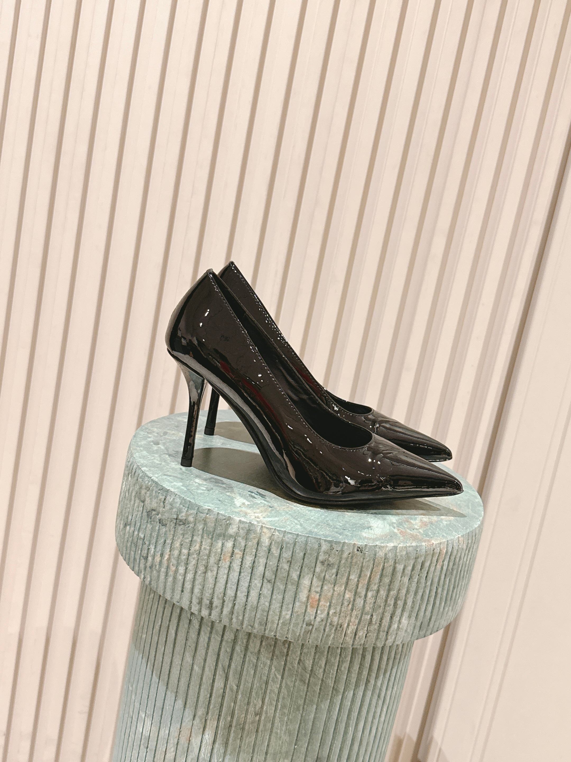 NO:477794,Top version: ALAIA New early spring style. Pointed high heels that will make you excited when you wear it. The transparent design shows your legs long. Alaia love high heels. The love design simply captures the girl's heart of every woman. The material looks tall and thin. When you wear it, you feel like you are a runaway princess. It's very easy to wear and look good!  Favorite high heels of the year Material silk/paper leather Inner sheepskin Heel height 9cm Size: 35-39 (40 custom made without return or exchange), high heels single shoes, alaia, high heels, sheepskin, real silk19860909顶级版本: ALAIA 阿莱亚早春新款 穿上就会心动的尖头高跟鞋 透明设计超显腿长 alaia爱心高跟鞋 爱心的设计简直就是会俘获每个女人的少女心 材质显高显细 穿上就觉得自己是在逃公主 特别好穿好好看！年度最爱的高跟鞋 材质真丝/漆皮 内里羊皮 跟高9cm 码数:35-39（40定制不退换）,高跟鞋单鞋,alaia,high heels,sheepskin,real silk,Women's Shoes