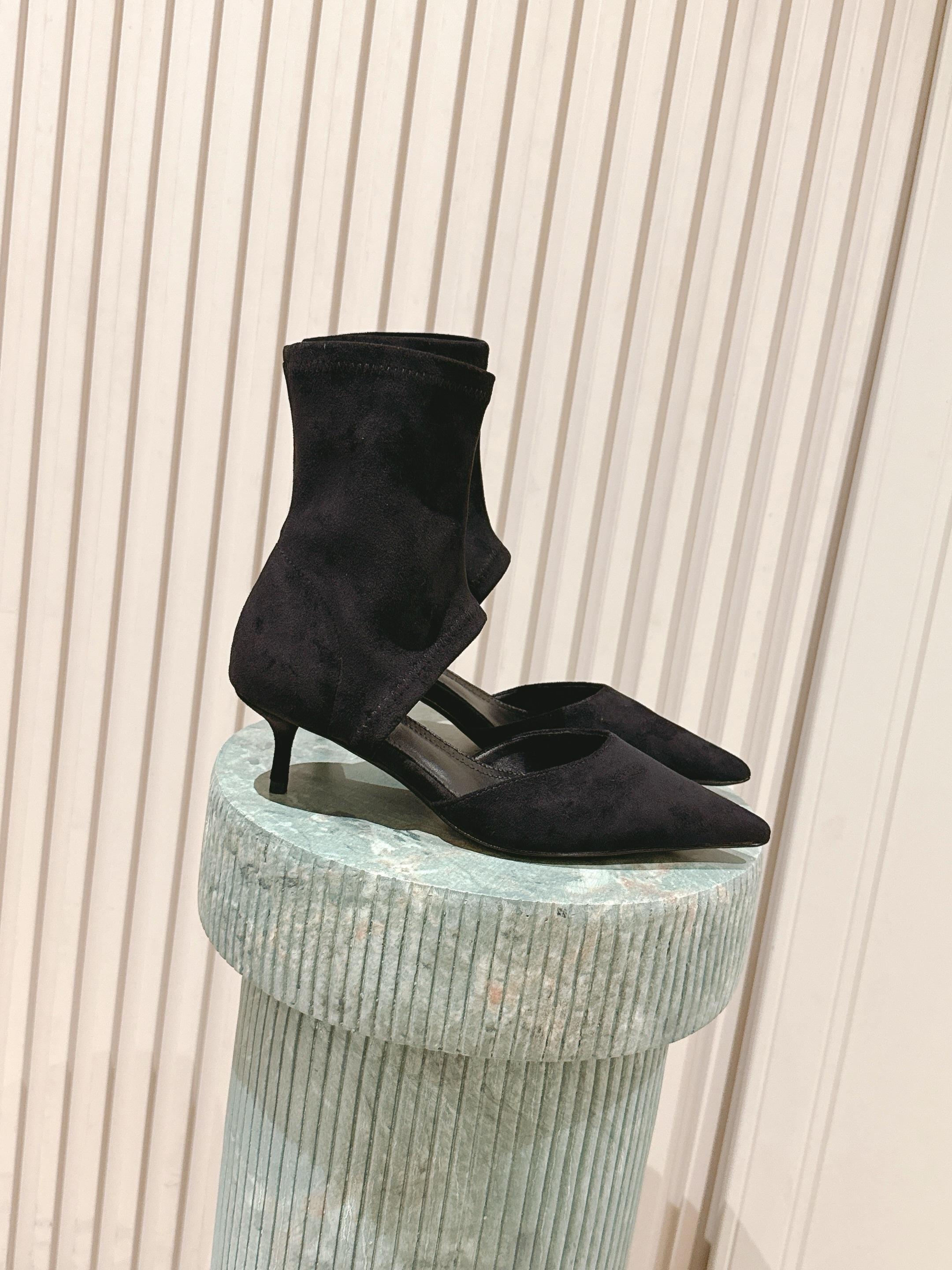 NO:479793,Top version: ALAiAI2025 leg precision examination certificate Alaia elastic suede leather short boots are launched, long legs cheating artifact - physically extending leg lines with slight and high heels. Black boots visually slimming legs and double buffs are folded to make legs longer steal 5cm longer. Make charming pictures women size 35-41, boots, alaia, boots19860909顶级版本:ALAiAI2025腿精准考证 Alaia弹力绒面皮短靴上线 腿长作弊神器—— 心细高跟物理延长腿部线条 黑色系靴筒视觉瘦腿双buff叠满让腿长多偷5cm 做魅力圖女人 size 35-41,靴子,alaia,boots,Women's Shoes