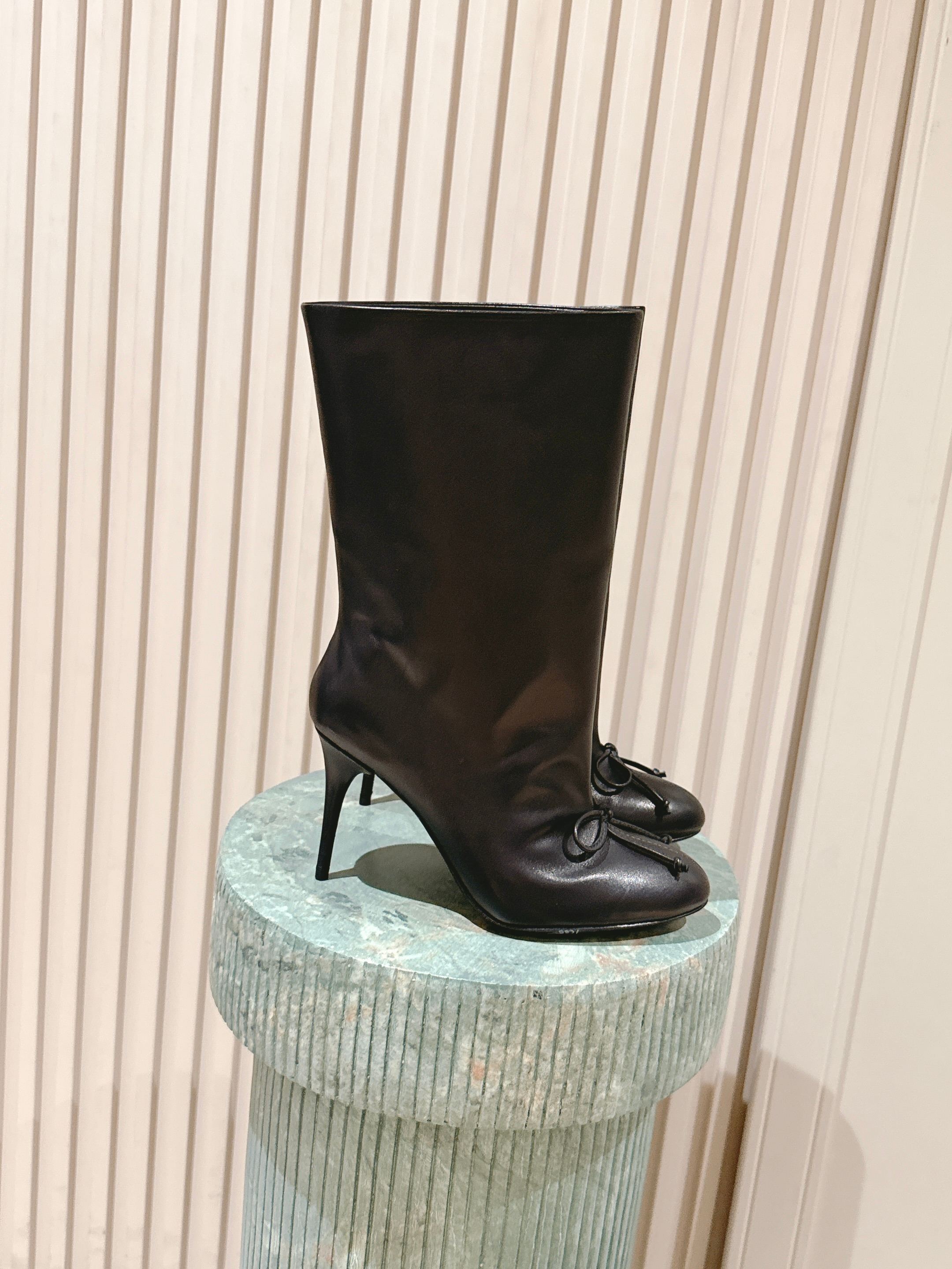 NO:479787,Top version: ALAIA｜Yi Mengling's same high-heeled boots. This black calfskin high-heeled boots are decorated with bows on the front, paired with 90mm heels and 22cm boots; a fashionable and versatile style that highlights the unique charm of women!  size 35-41, boots, alaia, boots, cowhide19860909顶级版本:ALAIA｜易梦玲同款高跟短靴 该款黑色小牛皮高跟短靴,正面点缀装饰蝴蝶结,搭配90毫米鞋跟与22厘米靴筒；时尚百搭造型,凸显女性独特魅力！ size 35-41,靴子,alaia,boots,cowhide,Women's Shoes