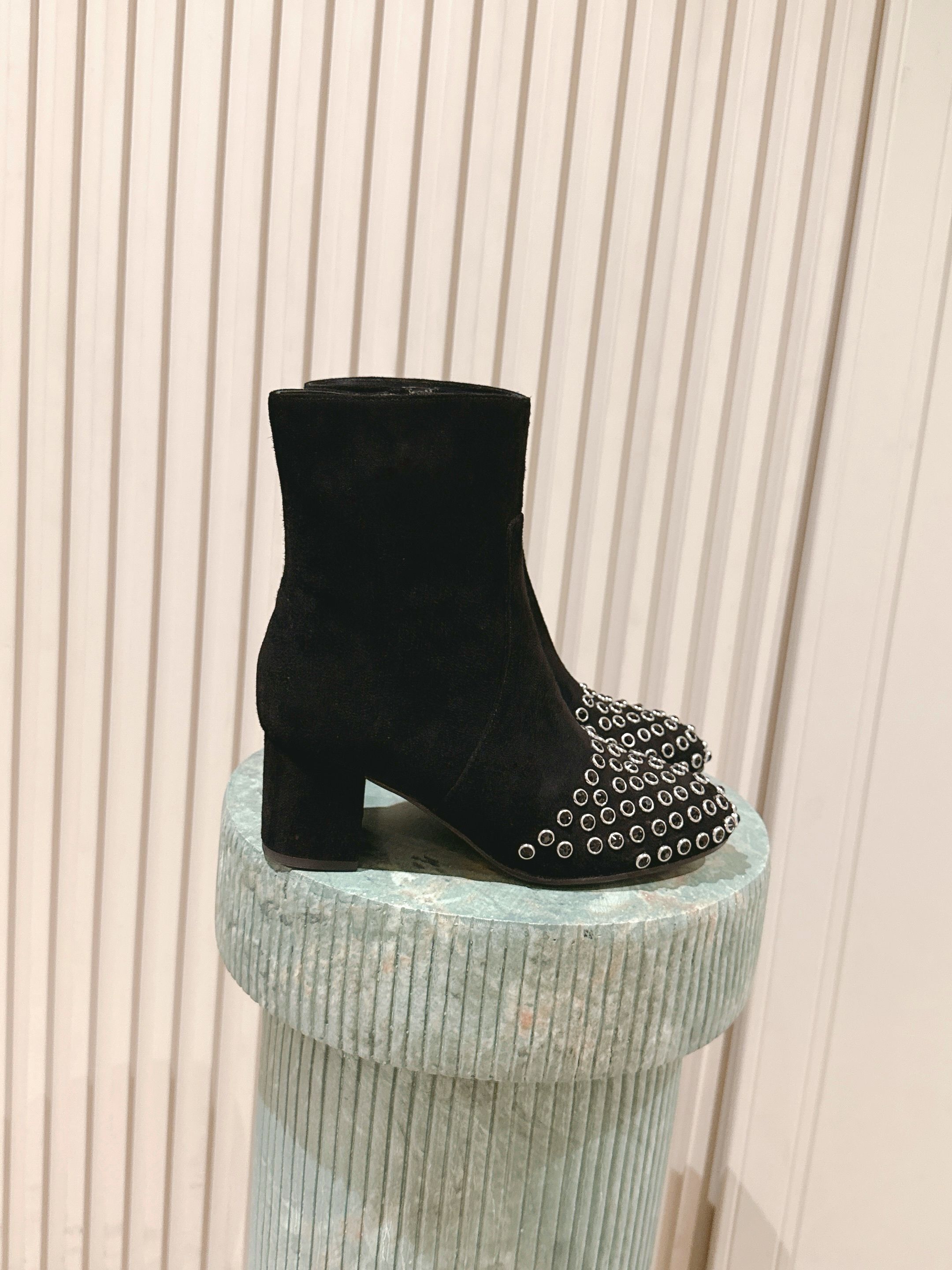 NO:479760,Top version: Alaia Crystal Ankle Boots New Product 25 Autumn and Winter Make a blingbling girl paper. This is too shining, and the thick heels are also very stable!  Calfskin material, cowhide sole size 35-41, boots, alaia, boots, cowhide19860909顶级版本:alaia 水晶踝靴新品 25秋冬 做个blingbling的女孩纸啊 这也太闪耀啦,而且粗跟也很稳！ 小牛皮材质,牛皮底 size 35-41,靴子,alaia,boots,cowhide,Women's Shoes