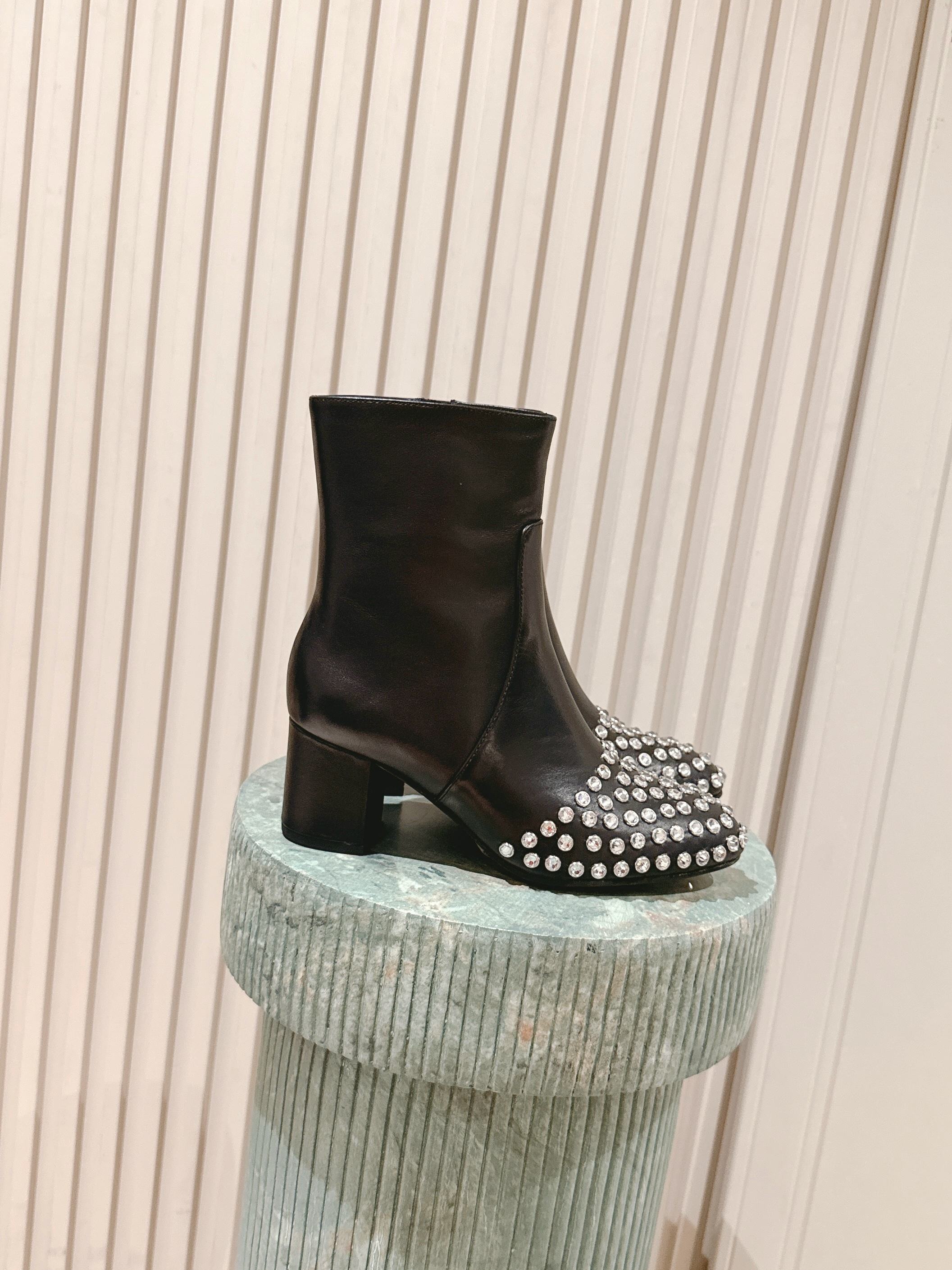 NO:479774,Top version: Alaia Crystal Ankle Boots New Product 25 Autumn and Winter Make a blingbling girl paper. This is too shining, and the thick heels are also very stable!  Calfskin material, cowhide sole size 35-41, boots, alaia, boots, cowhide19860909顶级版本:alaia 水晶踝靴新品 25秋冬 做个blingbling的女孩纸啊 这也太闪耀啦,而且粗跟也很稳！ 小牛皮材质,牛皮底 size 35-41,靴子,alaia,boots,cowhide,Women's Shoes