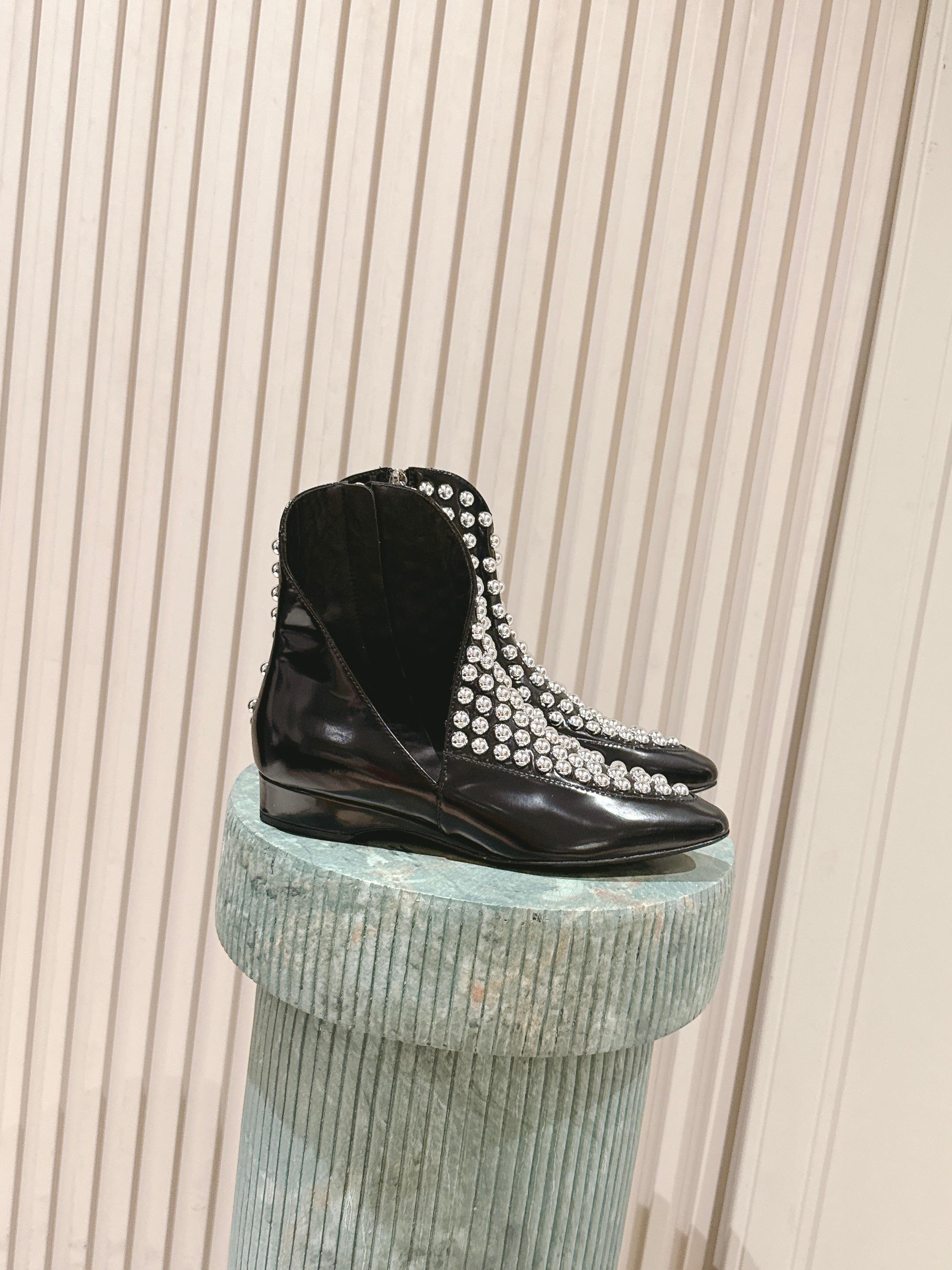 NO:479781,Top version: alaia 25 new rivet ankle boots. It looks so good, cool feeling. Calfskin with rivets, very flavorful. Sheepskin lining, imported cowhide sole size 35-41, boots, alaia, boots, cowhide, sheepskin19860909顶级版本:alaia 25新款 铆钉踝靴 超好看啊,酷酷的感觉 小牛皮搭配铆钉,很有味道 羊皮内里,意大利进口牛皮底 size 35-41,靴子,alaia,boots,cowhide,sheepskin,Women's Shoes