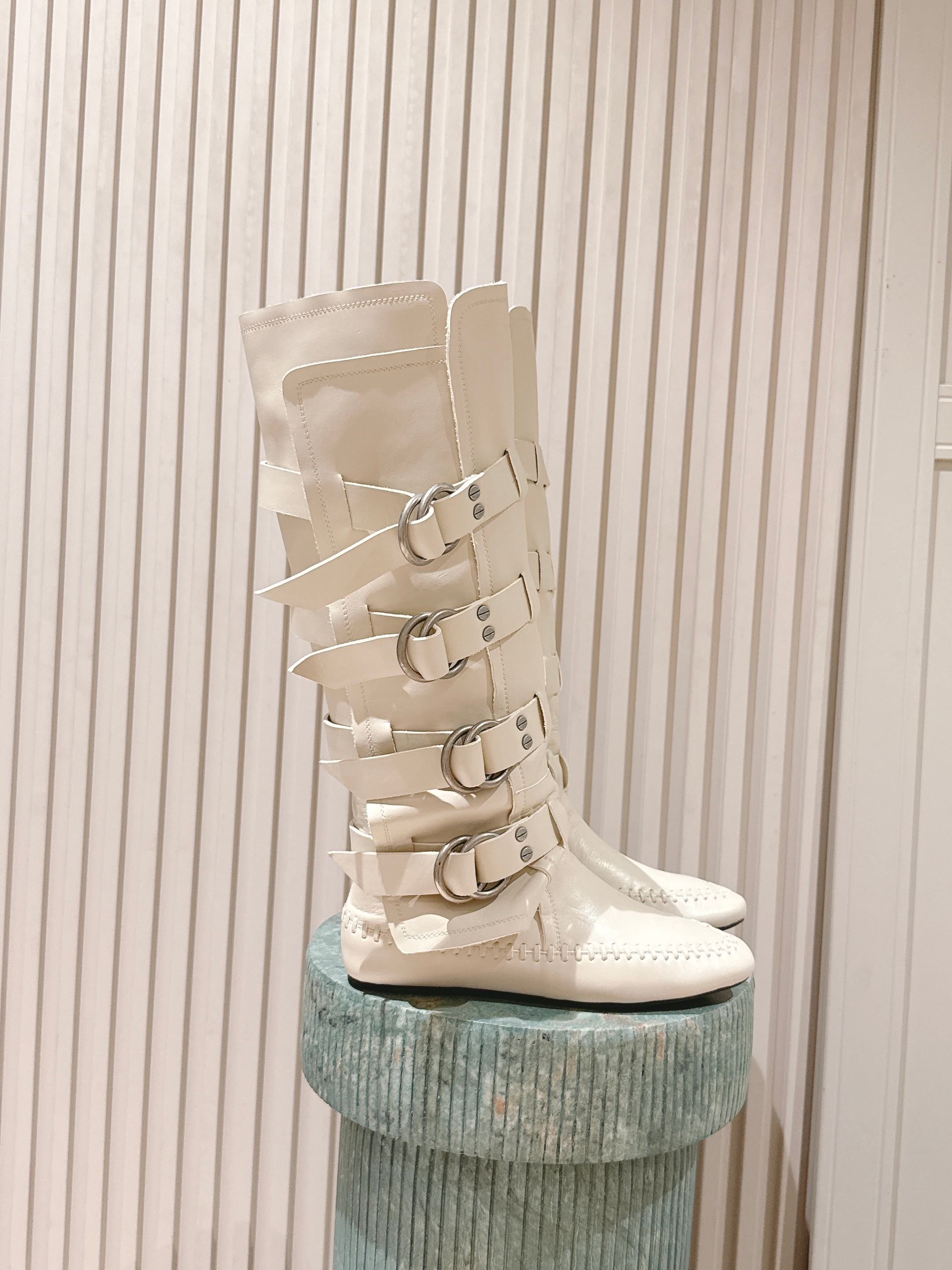 NO:479636,Top version::anndemeulemester 25 autumn and winter boots. It’s so cool, with very heavy industry details and the texture of calfskin is also amazing!  The buckle design is also very suitable for different leg shapes!  No matter how you match it, it will be very spicy. size 35-41, boots, boots, cowhide19860909顶级版本::anndemeulemeester 25秋冬靴款 太飒了吧,非常重工的细节设计,小牛皮的质感也超赞！ 搭扣设计对不同腿形包容度也很好！ 随便怎么搭都很辣啊 size 35-41,靴子,boots,cowhide,Women's Shoes