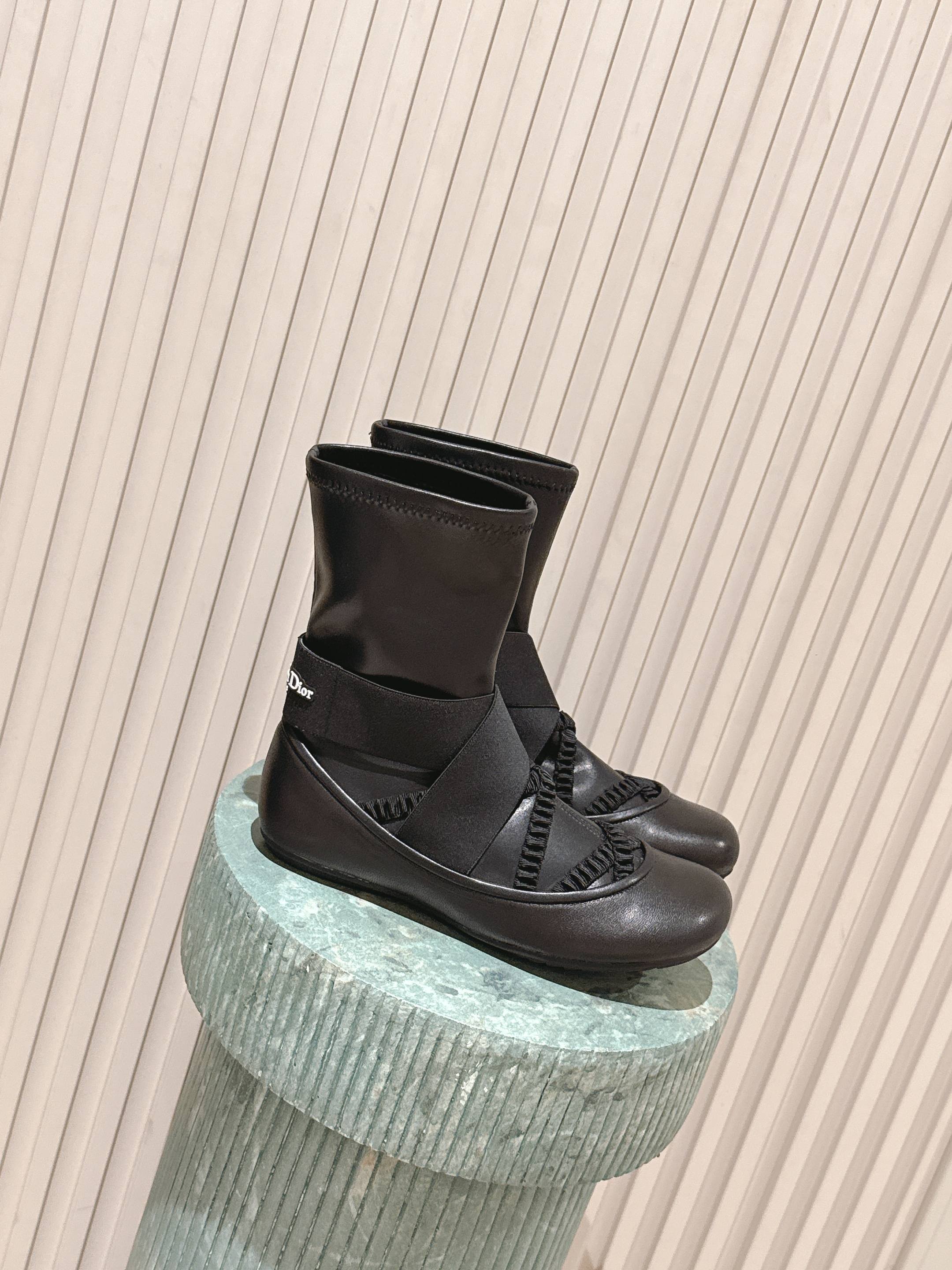 NO:479631,Top version: Dio* New ballet flats Super elegant Call for these forged dance shoes, wear socks alone, and wear socks!  One word is beautiful!  Dior makes great contributions!  These are the most fairy!  The toe is the most beautiful!  Super comfortable and the bottom is very suitable for outside wear. It's too good for friends!  Upper sheepskin/elastic silk inner sheepskin outsole TPU outsole size 35-41 (40.41 custom-made non-return and exchange), boots, dior, boots, flats, sheepskin, real silk, socks19860909顶级版本:Dio* 新款芭蕾舞平底鞋 超级优雅 为这双锻面舞鞋疯狂打Call 单穿 穿袜子都可！一个字美！Dior 立大功！ 这双最仙！鞋头最漂亮！ 超级舒服而且底很适合外穿 太米了朋友们！ 鞋面羊皮/弹力 真丝 内里羊皮 大底TPU大底 码数35-41（40.41定制不退换）,靴子,dior,boots,flats,sheepskin,real silk,socks,Women's Shoes