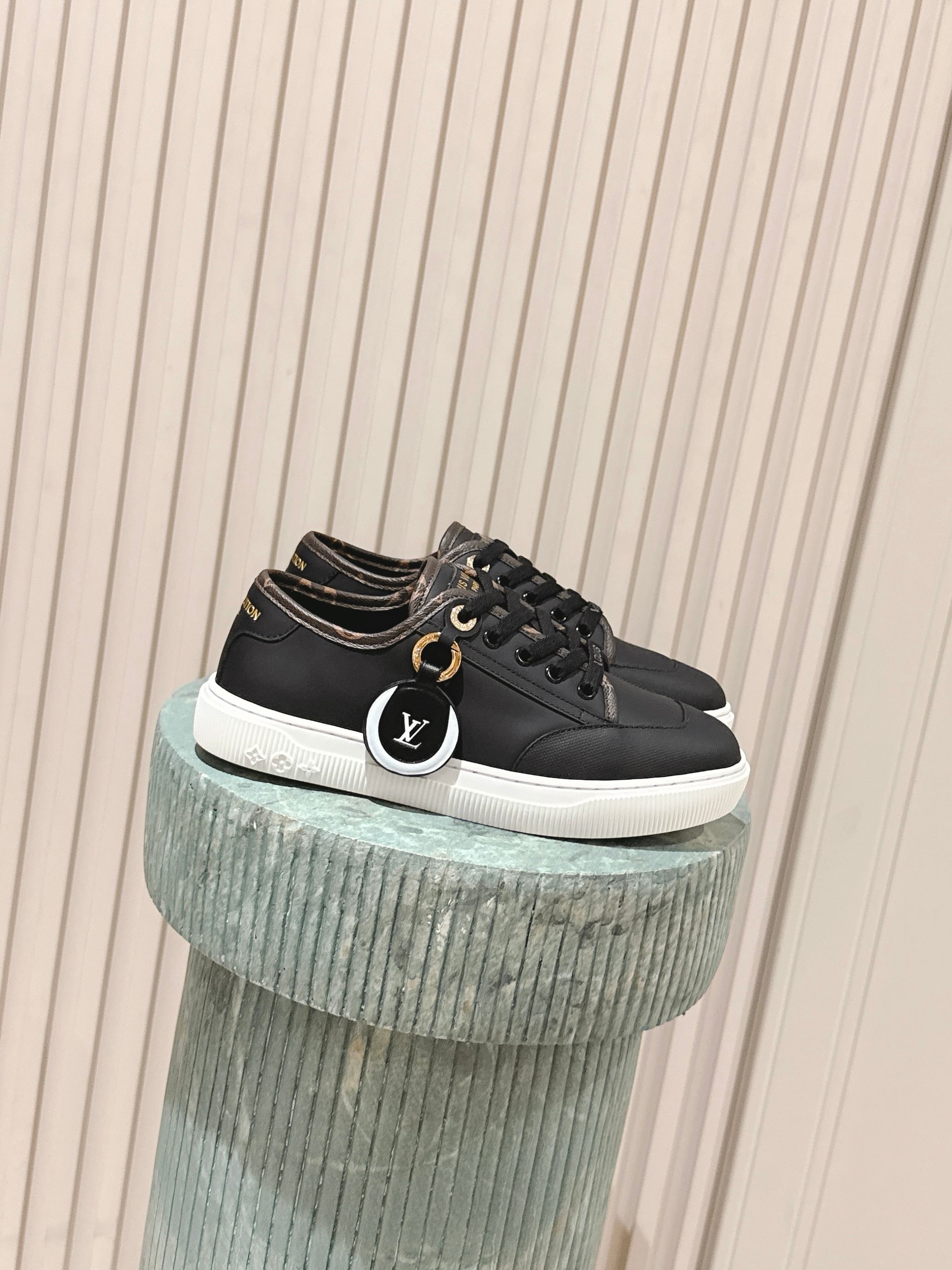 NO:479622,Top version: / Louis Vuitton's new spring and summer casual sports shoes have a youthful atmosphere, and it makes your feet look younger and younger!  Comfortable and lightweight on the feet!  The color is also very youthful!  The upper is exclusive to LV's gold jewelry interspersed!  Make the whole shoe more agile!  The special electronic printing logo on the upper is designed and super recognizable!  Beautiful and generous!  !  It's super easy to walk on your feet!  Specific denim surface material cowhide original molded outsole Size35-39/40 customized non-return and exchange, casual shoes/sports shoes, louis vuitton, louis vuitton, sneakers, cowhide19860909顶级版本: / 路易威登春夏新款休闲运动板鞋 具有青春气息的洋溢气息,上脚非常减龄！上脚舒适轻便！颜色也非常青春！鞋面专属于lv的金色饰品穿插！让整个鞋子就更灵动起来！鞋面特殊的电印logo,具有设计感而且也超级具有辨识度！美观又大方！！ 上脚超级好走路！ 特定牛仔布面材质 牛皮里 原版开模大底 Size35-39/40定制不退换,休闲鞋/运动鞋,louis vuitton,louis vuitton,sneakers,cowhide,Women's Shoes