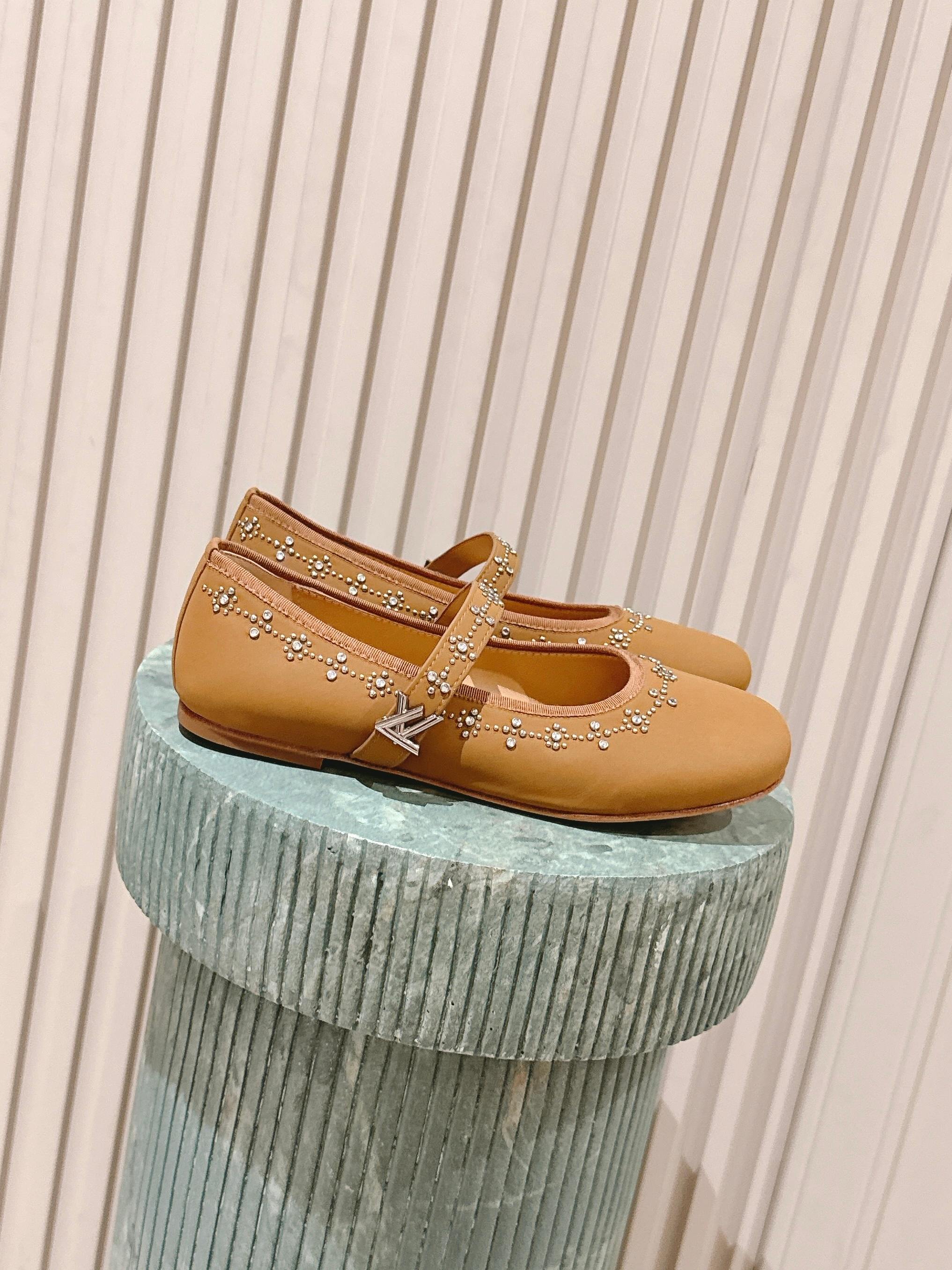 NO:479617,Top version::LV | Louis Vuitton X TM 6AM Murakami Takashi's new 2025 Mary Jane single shoe top version is the same. The counter focuses on the latest model LV X TM 6AM Murakami Takashi's joint model hard goods BS purchasing level!  Full of high-end feeling!  This is a popular model for bloggers at home and abroad. It is retro and fashionable and beautiful!  Official website main model, imported original material of upper, inner lining, original leather sole, shoe size: 35-39 (40, 41 customization, no return or replacement), ballet shoes, louis vuitton, louis vuitton, mary jane19860909顶级版本::LV | 路易威登 X TM 6AM 村上隆联名款2025新款玛丽珍单鞋顶级版本原版一致 专柜主打最新款 LV X TM 6AM 村上隆联名款硬货上 BS代购级别！高级感十足！国内外博主刷爆的一款,复古又时髦 上脚美炸了！官网主推款 鞋面进口原版材质 内里原版内里 大底原版真皮鞋底 鞋码: 35-39（40、41定制不退不换),芭蕾舞鞋,louis vuitton,louis vuitton,mary jane,Women's Shoes