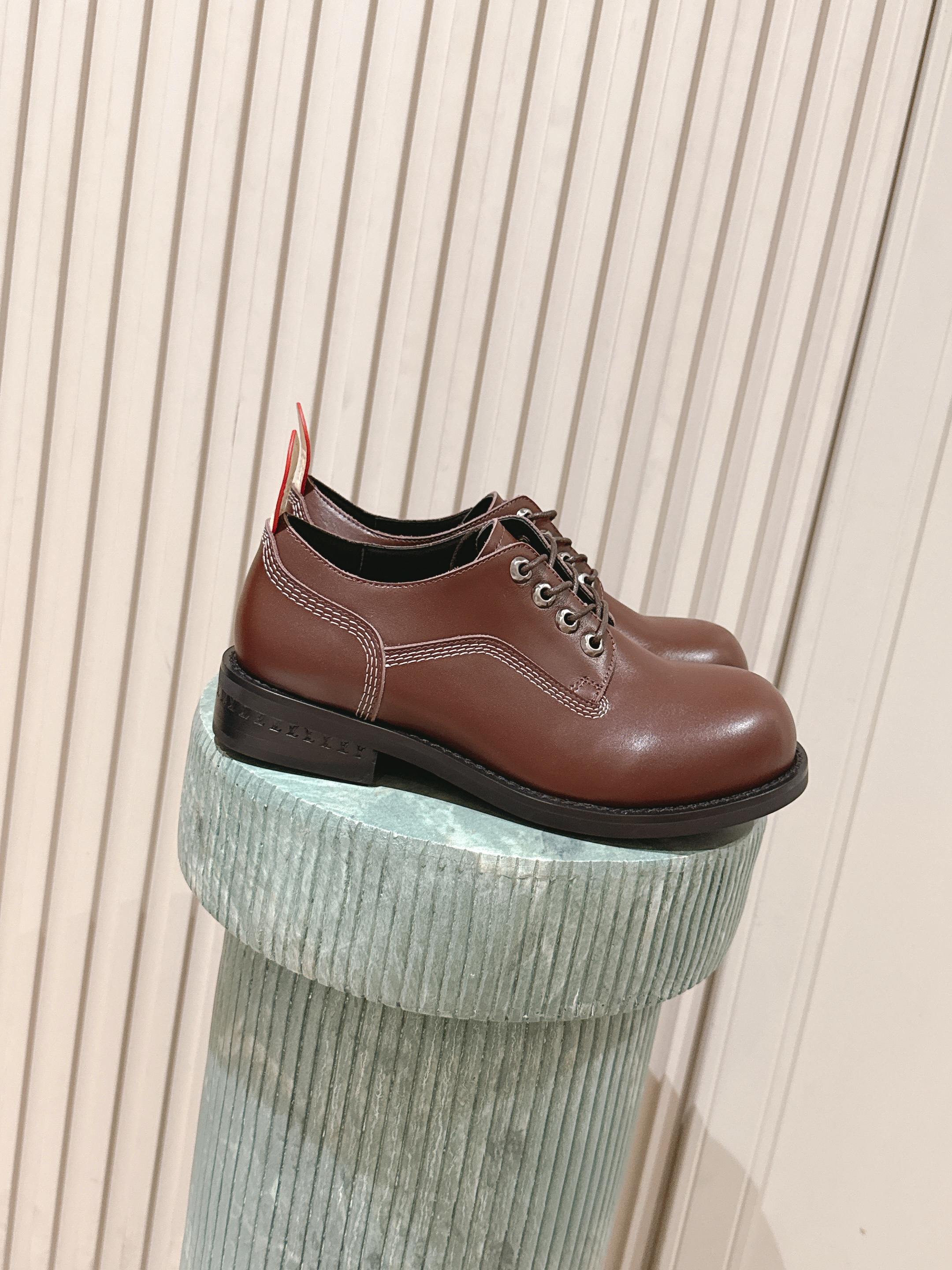 NO:479607,Top quality::LV Louis Vuitton, Fidong, Joint Brand, Fat Ding, Thick Sole, Casual Sports Shoes, Forrest Gump Shoes, Mary Jane Single Shoes This collection includes from simple-style sneakers to eye-catching running shoes. LV stands out with its signature thick sole and modern aesthetics, while other styles use luxurious suede, leather and canvas materials. Some sneakers are designed with futuristic designs, emphasizing functionality and comfort, and move towards sports-style luxury shoes Fabric: cowhide lining: mesh Sole: TPU outsole Size: 39-46 (46 customization, loafers, louis vuitton, louis vuitton, loafers, mary jane, sneakers, cowhide, chamois leather19860909顶级品质::LV路易威登 菲董 联名 走秀款 胖丁 厚底 休闲 运动鞋 阿甘鞋玛丽珍单鞋 此次系列包括从简约风格的运动鞋到引人注目的跑鞋.LV以其标志性的厚底和现代美学脱颖而出,而其他款式则采用了奢华的麂皮、皮革和帆布等材质.一些运动鞋设计富有未来感,强调功能性与舒适性,并向运动风格的奢华鞋履迈进 面料 : 牛皮 内里 : 网布 鞋底 : TPU大底 Size : 39-46(46定制,乐福鞋,louis vuitton,louis vuitton,loafers,mary jane,sneakers,cowhide,chamois leather,Women's Shoes