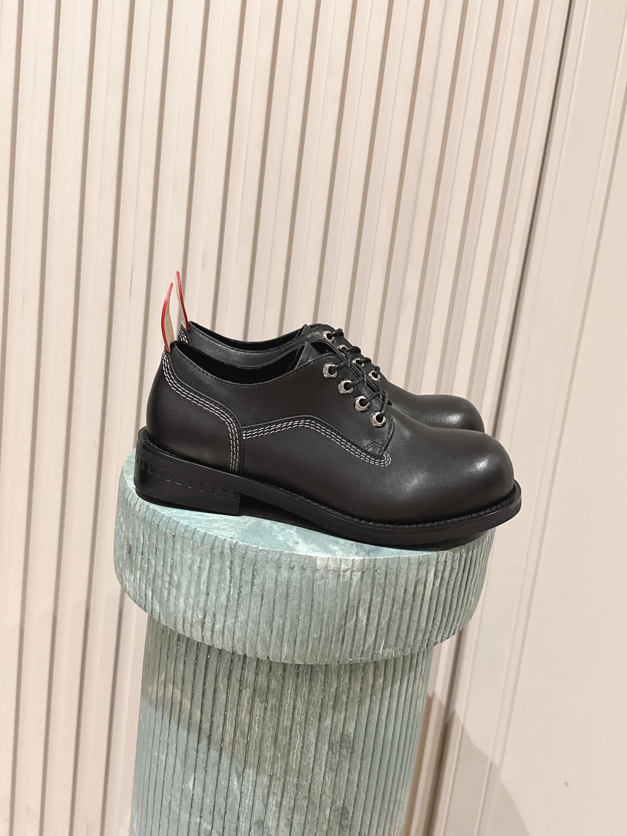 NO:479612,Top quality: LV Louis Vuitton, Fidong, co-branded, catwalk, fat, thick sole, casual, sports shoes, Forrest Gump shoes, Mary Jane single shoes This collection includes from simple-style sneakers to eye-catching running shoes. LV stands out with its signature thick sole and modern aesthetics, while other styles use luxurious suede, leather and canvas materials. Some sneakers are designed with futuristic designs, emphasizing functionality and comfort, and moving towards sports-style luxury shoes Fabric: cowhide lining: mesh Sole: TPU outsole Size: 39-46 (46 customization, loafers, louis vuitton, louis vuitton, loafers, mary jane, sneakers, cowhide, chamois leather19860909顶级品质:LV路易威登 菲董 联名 走秀款 胖丁 厚底 休闲 运动鞋 阿甘鞋玛丽珍单鞋 此次系列包括从简约风格的运动鞋到引人注目的跑鞋.LV以其标志性的厚底和现代美学脱颖而出,而其他款式则采用了奢华的麂皮、皮革和帆布等材质.一些运动鞋设计富有未来感,强调功能性与舒适性,并向运动风格的奢华鞋履迈进 面料 : 牛皮 内里 : 网布 鞋底 : TPU大底 Size : 39-46(46定制,乐福鞋,louis vuitton,louis vuitton,loafers,mary jane,sneakers,cowhide,chamois leather,Women's Shoes