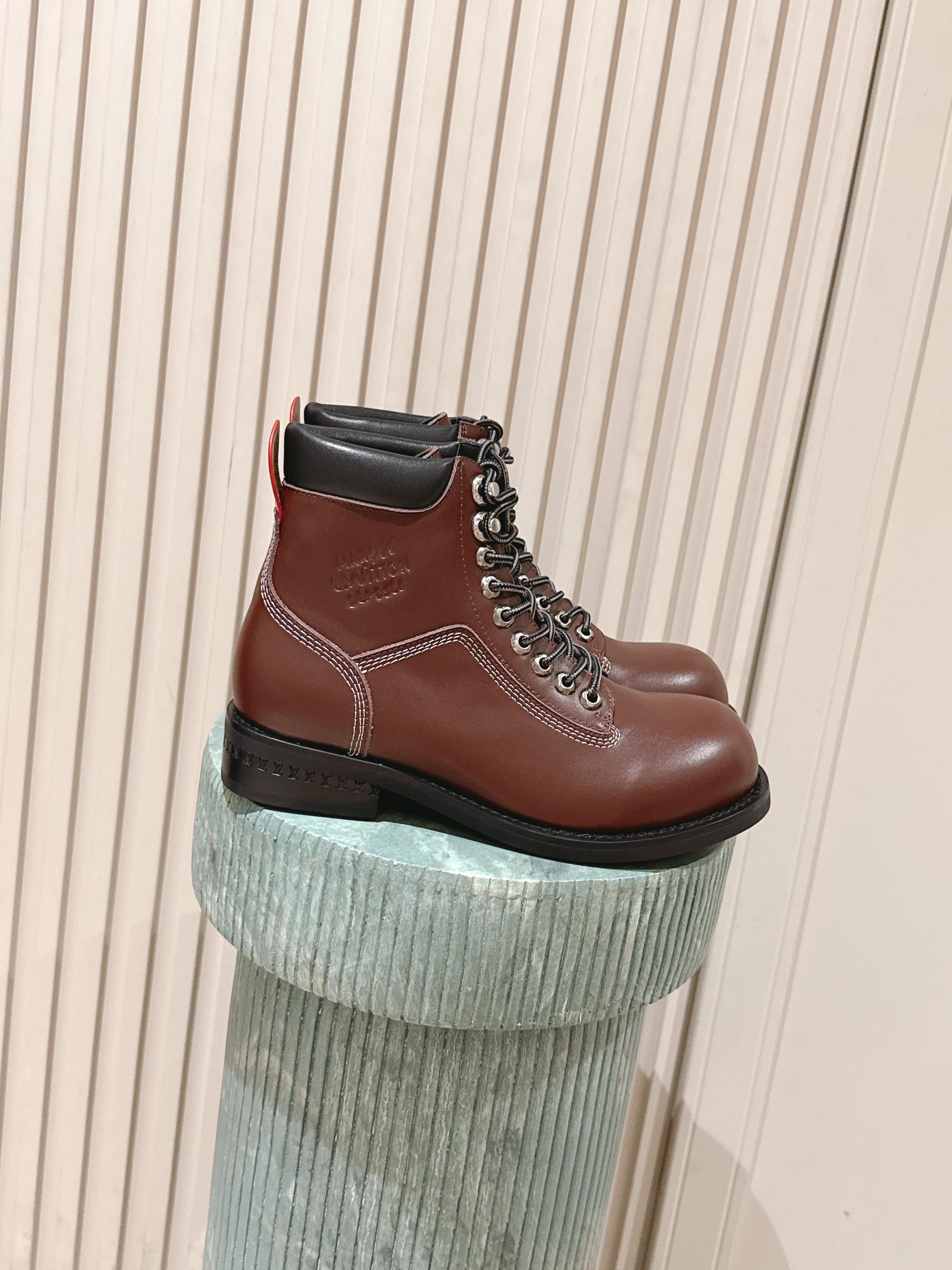 NO:479596,Top quality L:: Louis Vuitton, Fidong, co-branded, catwalk, thick sole, casual, sports shoes, Forrest Gump shoes, Chelsea boots This collection includes from simple-style sneakers to eye-catching running shoes. LV stands out with its signature thick sole and modern aesthetics, while other styles use luxurious suede, leather and canvas. Some sneakers are designed with futuristic designs, emphasizing functionality and comfort, and move towards sports-style luxury shoes Fabric: cowhide lining: mesh Sole: TPU outsole Thick sole 3CM Size: 39-46 (46 custom-made, no return or replacement), boots, louis vuitton, louis vuitton, boots, sneakers, cowhide, chamois leather19860909顶级品质L::路易威登 菲董 联名 走秀款 胖丁 厚底 休闲 运动鞋 阿甘鞋切尔西短靴 此次系列包括从简约风格的运动鞋到引人注目的跑鞋.LV以其标志性的厚底和现代美学脱颖而出,而其他款式则采用了奢华的麂皮、皮革和帆布等材质.一些运动鞋设计富有未来感,强调功能性与舒适性,并向运动风格的奢华鞋履迈进 面料 : 牛皮 内里 : 网布 鞋底 : TPU大底 底厚 3CM Size : 39-46(46定制不退不换),靴子,louis vuitton,louis vuitton,boots,sneakers,cowhide,chamois leather,Women's Shoes