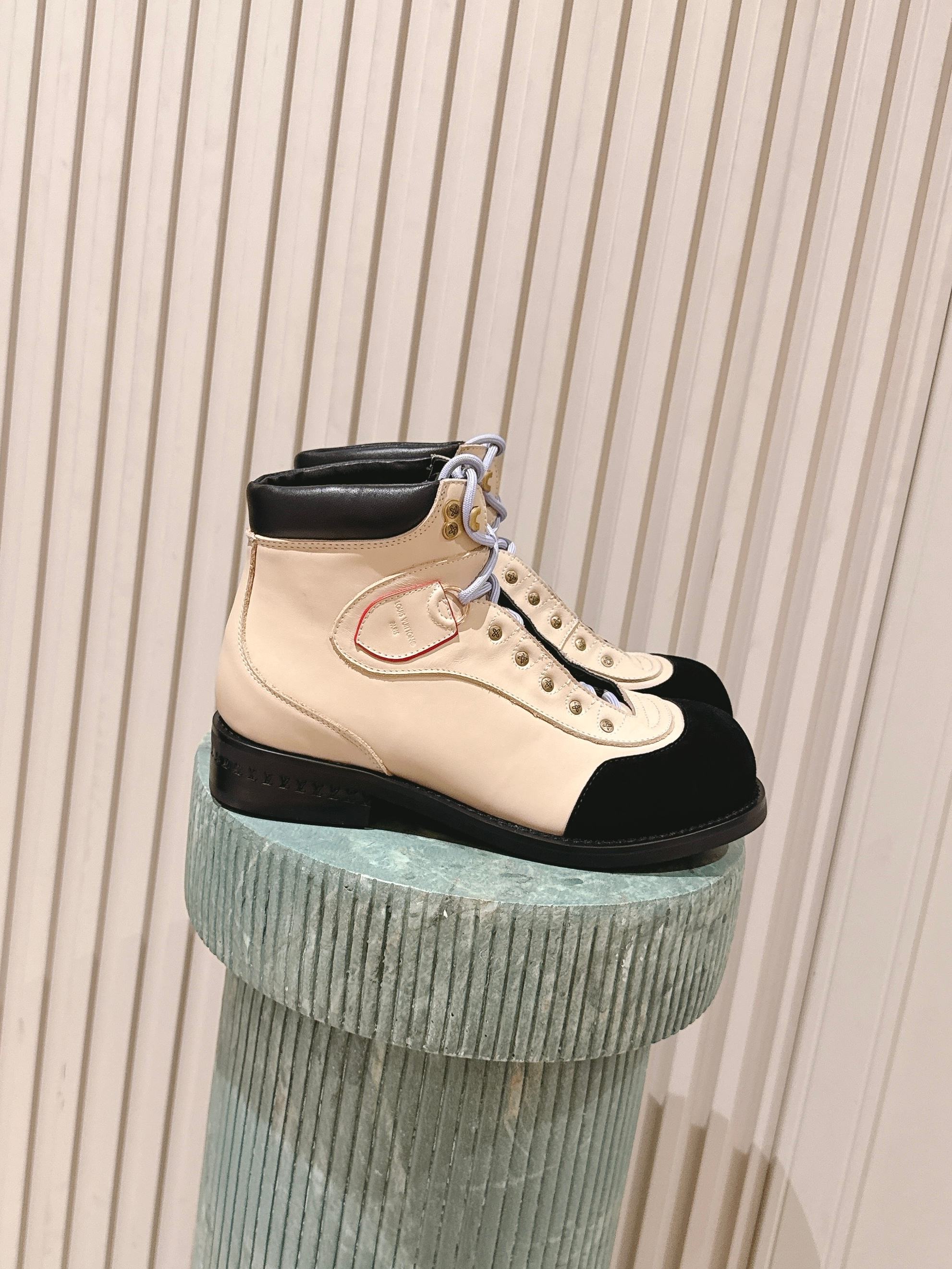 NO:479635,Top quality: :LV Louis Vuitton Fidong Co-branded catwalk style fat tin thick soles casual sports shoes Forrest Gump shoes Chelsea boots This collection includes from simple-style sneakers to eye-catching running shoes. LV stands out with its signature thick soles and modern aesthetics, while other styles use luxurious suede, leather and canvas materials. Some sneakers are designed with futuristic designs, emphasizing functionality and comfort, and moving towards sports-style luxury shoes Fabric: cowhide lining: mesh Sole: TPU outsole Thick sole 3CM Size: 39-46 (46 custom-made, no return or replacement), boots, louis vuitton, louis vuitton, boots, sneakers, cowhide, chamois leather19860909顶级品质: :LV路易威登 菲董 联名 走秀款 胖丁 厚底 休闲 运动鞋 阿甘鞋切尔西短靴 此次系列包括从简约风格的运动鞋到引人注目的跑鞋.LV以其标志性的厚底和现代美学脱颖而出,而其他款式则采用了奢华的麂皮、皮革和帆布等材质.一些运动鞋设计富有未来感,强调功能性与舒适性,并向运动风格的奢华鞋履迈进 面料 : 牛皮 内里 : 网布 鞋底 : TPU大底 底厚 3CM Size : 39-46(46定制不退不换),靴子,louis vuitton,louis vuitton,boots,sneakers,cowhide,chamois leather,Women's Shoes