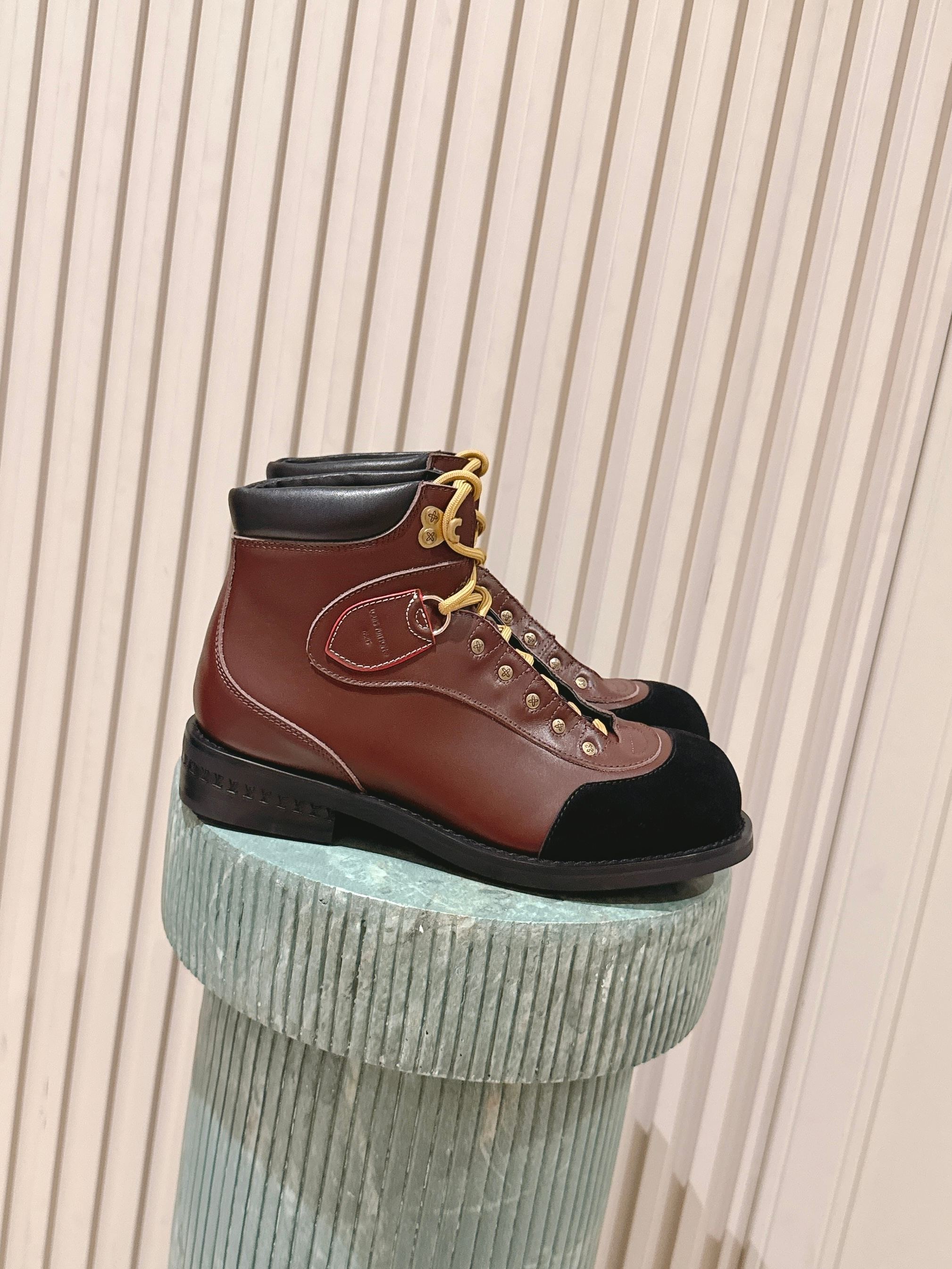 NO:479640,Top quality::LV Louis Vuitton, Fidong, co-branded, catwalk, fat, thick sole, casual, sports shoes, Forrest Gump shoes, Chelsea boots This collection includes from simple-style sneakers to eye-catching running shoes. LV stands out with its signature thick sole and modern aesthetics, while other styles use luxurious suede, leather and canvas. Some sneakers are designed with futuristic designs, emphasizing functionality and comfort, and move towards sports-style luxury shoes Fabric: cowhide lining: mesh Sole: TPU outsole Thick sole 3CM Size: 39-46 (46 custom-made, no return or replacement), boots, louis vuitton, louis vuitton, boots, sneakers, cowhide, chamois leather19860909顶级品质::LV路易威登 菲董 联名 走秀款 胖丁 厚底 休闲 运动鞋 阿甘鞋切尔西短靴 此次系列包括从简约风格的运动鞋到引人注目的跑鞋.LV以其标志性的厚底和现代美学脱颖而出,而其他款式则采用了奢华的麂皮、皮革和帆布等材质.一些运动鞋设计富有未来感,强调功能性与舒适性,并向运动风格的奢华鞋履迈进 面料 : 牛皮 内里 : 网布 鞋底 : TPU大底 底厚 3CM Size : 39-46(46定制不退不换),靴子,louis vuitton,louis vuitton,boots,sneakers,cowhide,chamois leather,Women's Shoes