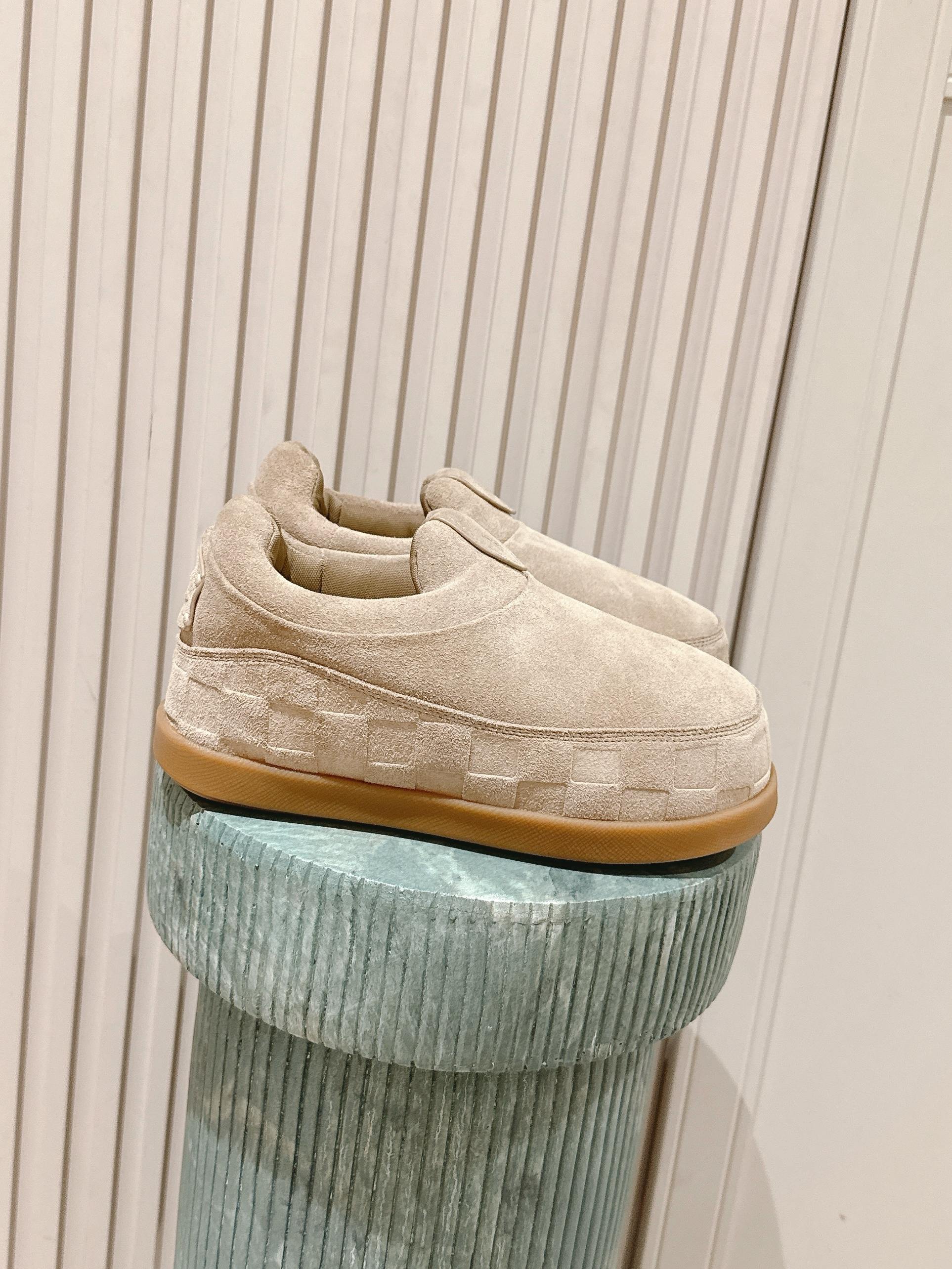 NO:479610,Top version: Couple model for women, men, plus 10 LV Louis Vuitton YETI Fat Ding, Cute Slippers, based on suede leather, partially imprinted with Nigo's reinterpretation of LV Damier patterns, cleverly echoing the Chinese tradition of taking off shoes in the house, and the 'little feet' aesthetic is integrated into the Chinese street genes. The palm print rubber outsole hides LV letters and Monogram flowers, and the delicate craftsmanship made in Italy shows the brand's heritage in the comfortable slippery shoe shape. The booking model adds a unique style, which is tradition and trend, size: 35-45, casual shoes/sports shoes, louis vuitton, louis vuitton, sneakers, cowhide19860909顶级版本:情侣款女款男款加10 LV 路易威登YETI 胖丁 丑萌便鞋 以绒面牛皮革为基底,局部压印Nigo重绎的LV Damier图案,巧妙呼应中国入室脱鞋传统,“小脚”美学融入中国式街头基因.掌印橡胶外底暗藏LV字母与Monogram花卉,意大利制造的细腻工艺,在舒适便鞋型里尽显品牌底蕴. 预订模式更添独特格调,是传统与潮流, 码数:35-45,休闲鞋/运动鞋,louis vuitton,louis vuitton,sneakers,cowhide,Women's Shoes