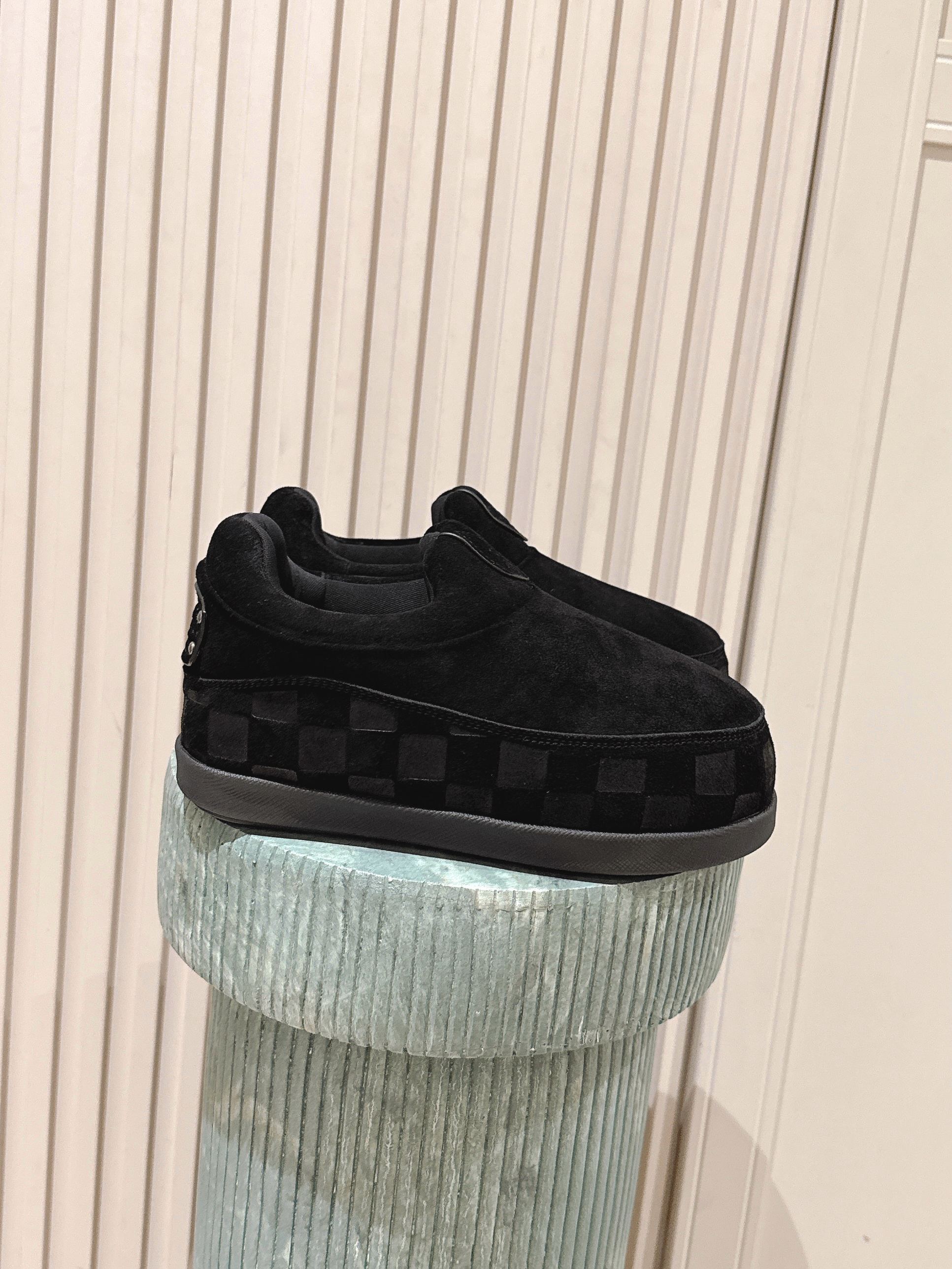 NO:479615,Top version: Couple model for women, men's 10: LV Louis Vuitton YETI Fat Ding, Cute and cute loafers, based on suede leather, partially imprinted by Nigo's reinterpretation of LV Damier pattern, cleverly echoing the Chinese tradition of taking off shoes in the house, and the 'little feet' aesthetic is integrated into the Chinese street gene. The palm print rubber outsole hides LV letters and Monogram flowers, and the delicate craftsmanship made in Italy shows the brand's heritage in the comfortable loafers. The booking model adds a unique style, which is tradition and trend, size: 35-45, casual shoes/sports shoes, louis vuitton, louis vuitton, sneakers, cowhide19860909顶级版本: 情侣款女款男款10 :LV 路易威登YETI 胖丁 丑萌便鞋 以绒面牛皮革为基底,局部压印Nigo重绎的LV Damier图案,巧妙呼应中国入室脱鞋传统,“小脚”美学融入中国式街头基因.掌印橡胶外底暗藏LV字母与Monogram花卉,意大利制造的细腻工艺,在舒适便鞋型里尽显品牌底蕴. 预订模式更添独特格调,是传统与潮流, 码数:35-45,休闲鞋/运动鞋,louis vuitton,louis vuitton,sneakers,cowhide,Women's Shoes