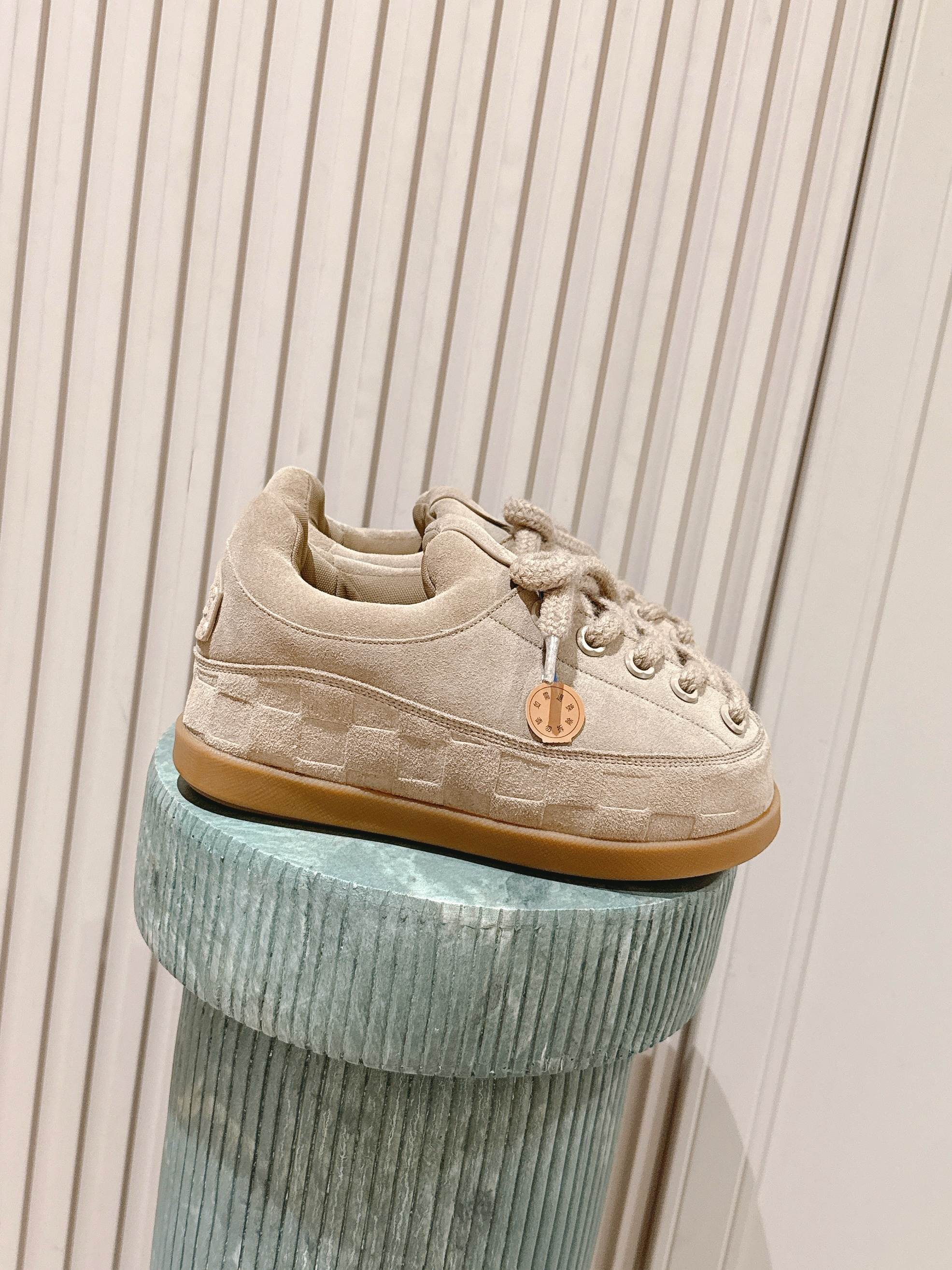 NO:479621,Top version: Couple model for women and men plus 10: :LV Louis Vuitton YETI Fat Ding Cute Loafers Based on suede leather, locally imprinted with Nigo's reinterpretation of LV Damier pattern, cleverly echoing the Chinese tradition of taking off shoes in the house, and the 'little feet' aesthetic is integrated into the Chinese street gene. The palm print rubber outsole hides LV letters and Monogram flowers, and the delicate craftsmanship made in Italy shows the brand's heritage in the comfortable loafers. The booking model adds a unique style, which is tradition and trend, size: 35-45, casual shoes/sports shoes, louis vuitton, louis vuitton, sneakers, cowhide19860909顶级版本: 情侣款女款男款加10: :LV 路易威登YETI 胖丁 丑萌便鞋 以绒面牛皮革为基底,局部压印Nigo重绎的LV Damier图案,巧妙呼应中国入室脱鞋传统,“小脚”美学融入中国式街头基因.掌印橡胶外底暗藏LV字母与Monogram花卉,意大利制造的细腻工艺,在舒适便鞋型里尽显品牌底蕴. 预订模式更添独特格调,是传统与潮流, 码数:35-45,休闲鞋/运动鞋,louis vuitton,louis vuitton,sneakers,cowhide,Women's Shoes