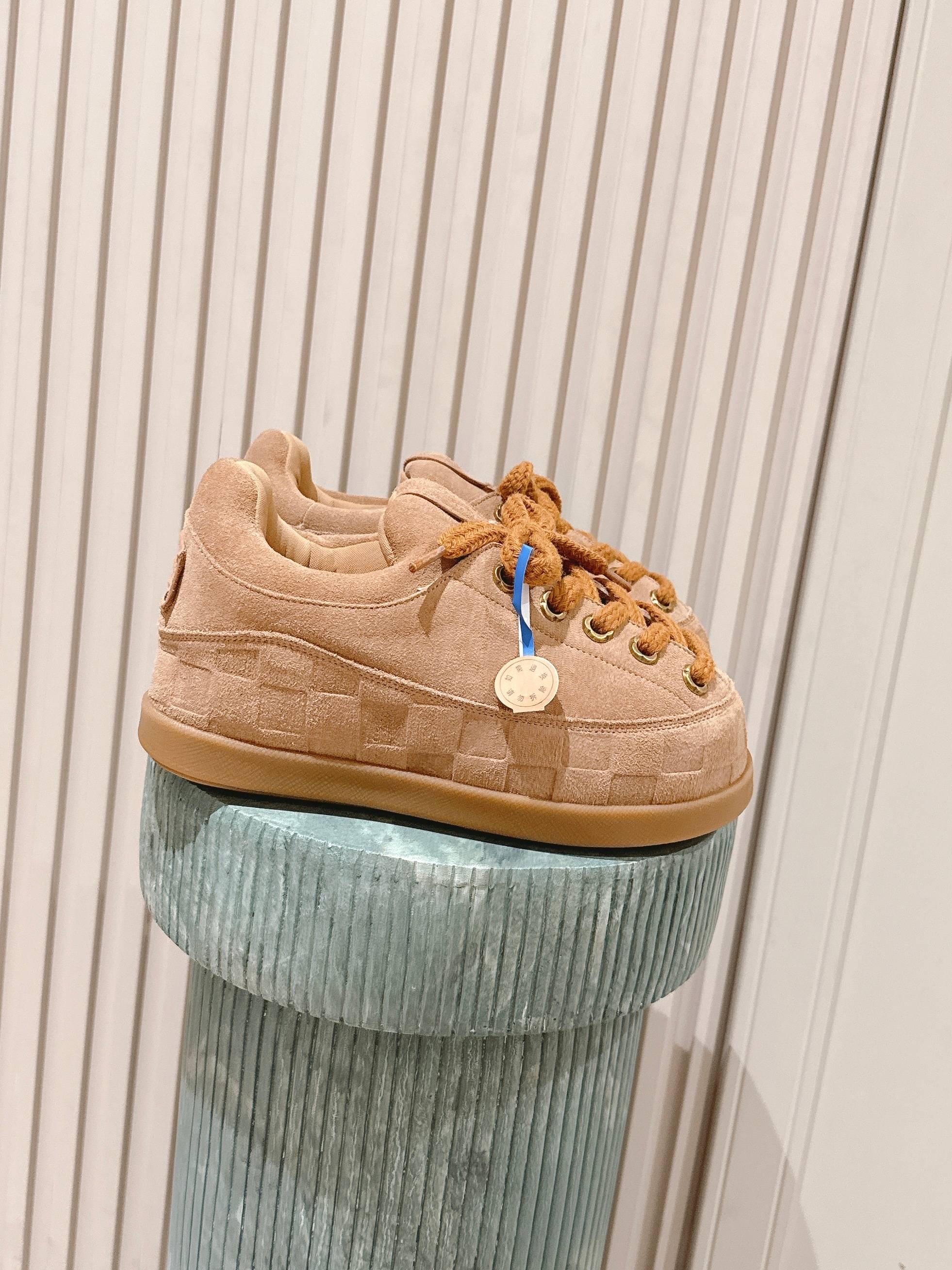 NO:479626,Top version: Couple model for women, men's 10: LV Louis Vuitton YETI Fat Ding, Cute and cute loafers, based on suede leather, partially imprinted by Nigo's reinterpretation of LV Damier pattern, cleverly echoing the Chinese tradition of taking off shoes in the house, and the 'little feet' aesthetic is integrated into the Chinese street gene. The palm print rubber outsole hides LV letters and Monogram flowers, and the delicate craftsmanship made in Italy shows the brand's heritage in the comfortable loafers. The booking model adds a unique style, which is tradition and trend, size: 35-45, casual shoes/sports shoes, louis vuitton, louis vuitton, sneakers, cowhide19860909顶级版本: 情侣款女款男款10 :LV 路易威登YETI 胖丁 丑萌便鞋 以绒面牛皮革为基底,局部压印Nigo重绎的LV Damier图案,巧妙呼应中国入室脱鞋传统,“小脚”美学融入中国式街头基因.掌印橡胶外底暗藏LV字母与Monogram花卉,意大利制造的细腻工艺,在舒适便鞋型里尽显品牌底蕴. 预订模式更添独特格调,是传统与潮流, 码数:35-45,休闲鞋/运动鞋,louis vuitton,louis vuitton,sneakers,cowhide,Women's Shoes