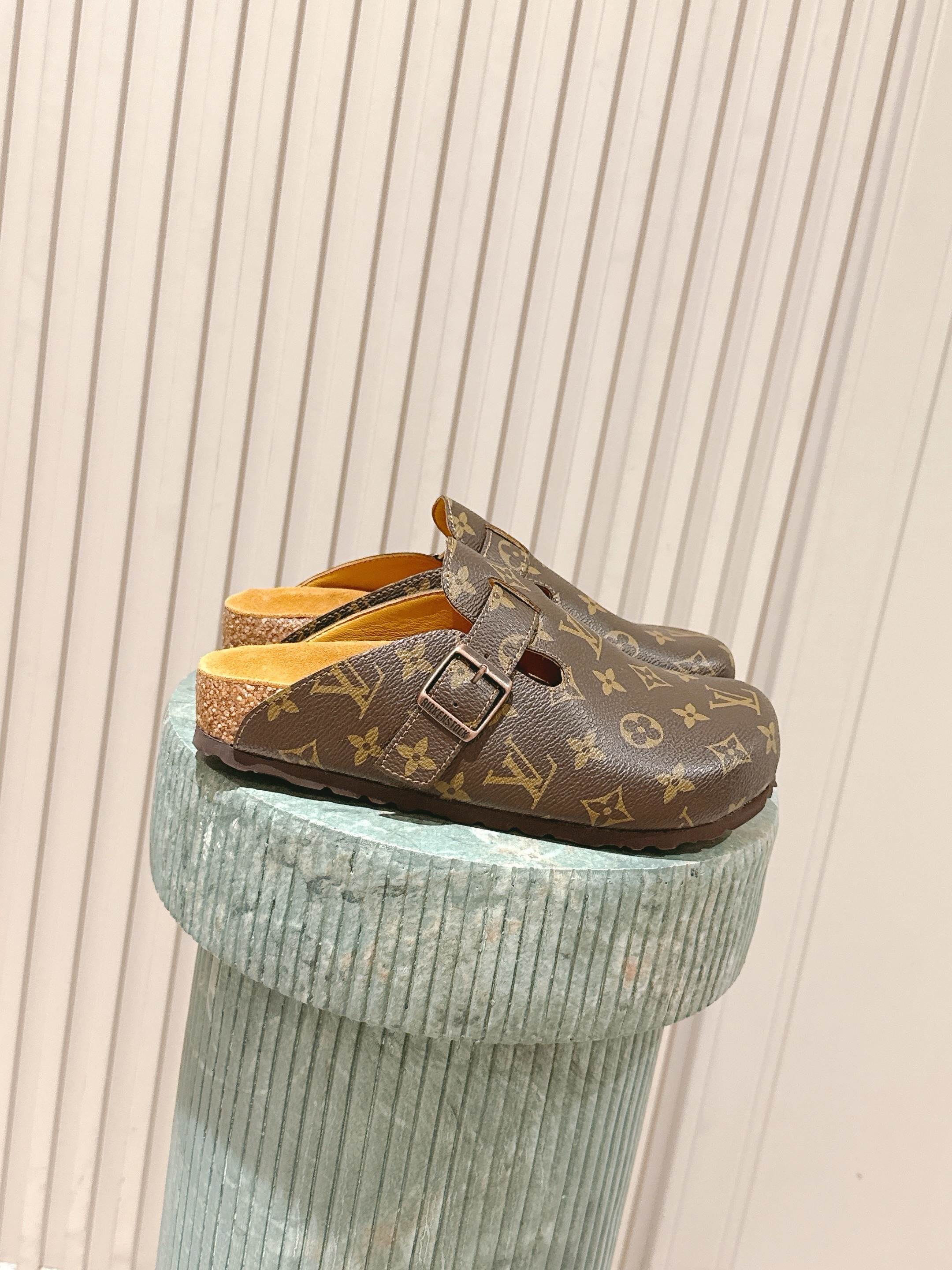 NO:483029,Top version of women's men's Birkenstock x Co-branded Lv couple's Birkenstock shoes casual headshot slippers Birkenstock series I was tempted when the two brands were co-branded. I found it for a long time to buy the goods. It was really hard to find shoes. It was really super good-looking. Sisters made it for me. The delivery counter was exquisitely packaged. Fabric: Original custom-made top-layer cowhide Inner: Imported soft sheepskin Sole: Original open mold-proof rubber material Thick bottom 3CM Size: Women's 35-41 / Men's 40-46, semi-torque, birkenstock, louis vuitton, slippers, cowhide, sheepskin19860909顶级版本女款男款 Birkenstock x 联名Lv 情侣款 勃肯鞋 休闲 爆头 拖鞋 Birkenstock系列 这两个品牌刚出联名我就心动了 代购找很久才买到货,真的一鞋难求,真的超级好看,姐妹们给我冲 配送专柜精美包装 面料 : 原版定制头层牛皮 内里 : 进口柔软羊皮里 鞋底 : 原版开模防滑橡胶材质 底厚 3CM Size : 女款35-41 / 男款40-46,半拖,birkenstock,louis vuitton,slippers,cowhide,sheepskin,Women's Shoes