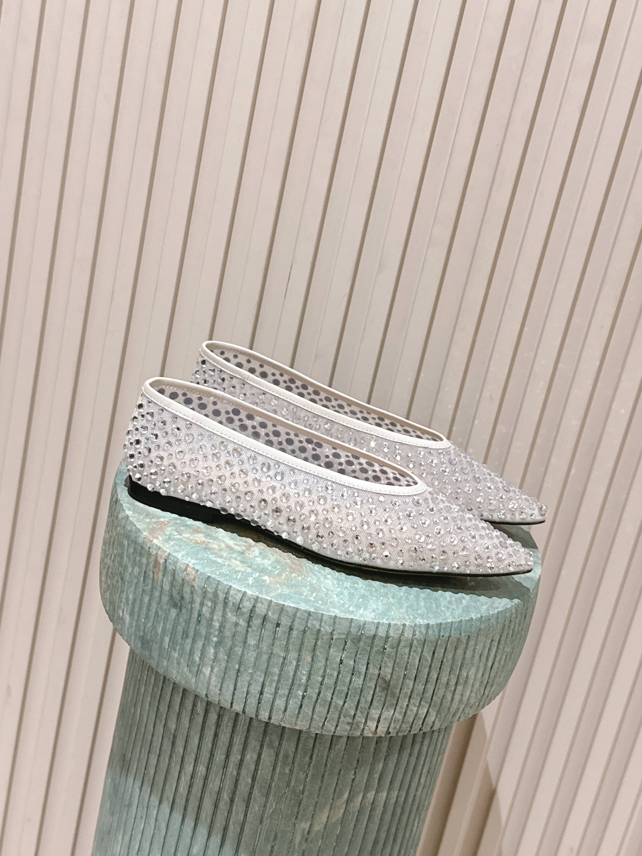 NO:482989,Top version # Top version BV 25/ Sofia series women's flat sole pointed toe full diamond mesh single shoes small pointed toe necessities for commuting BV early autumn series are all so beautiful Elegant materials used on shoes intellectually elegant and capable. Full of high-end design is beautiful~~ Comfortable and high-end flat sole design makes travel more comfortable and confident Fabric: Use original consistent imported net high-temperature die-cast diamonds Inner: Use lambskin, never sloppy Original outsole: Use Italian leather outsole with cleaning and dyeing technology with rubber square technology Size: #35 36 37 38 39 40 41 42 (40 41 42 customized size), high heel shoes, bottega veneta, high  heels sheepskin, Leather soles19860909顶级版本 #顶级版本 BV 25/ Sofia系列女士 平底 尖头 满钻 网纱 单鞋 小尖头 通勤必备 BV早秋系列 都好美啊 优雅材质运用在鞋履上知性优雅干练 满满的高级感设计美美哒～～ 舒适高端 平底 设计 让出行更舒适 自信 面料: 选用原版一致进口网高温压铸钻石 内里: 选用小羊皮 绝不马虎 原版 大底: 选用意大利真皮大底 配合清染技术 搭配橡胶方块工艺 Size: #35 36 37 38 39 40 41 42 (40 41 42定制码数),高跟鞋单鞋,bottega veneta,high heels,sheepskin,Leather soles,Women's Shoes