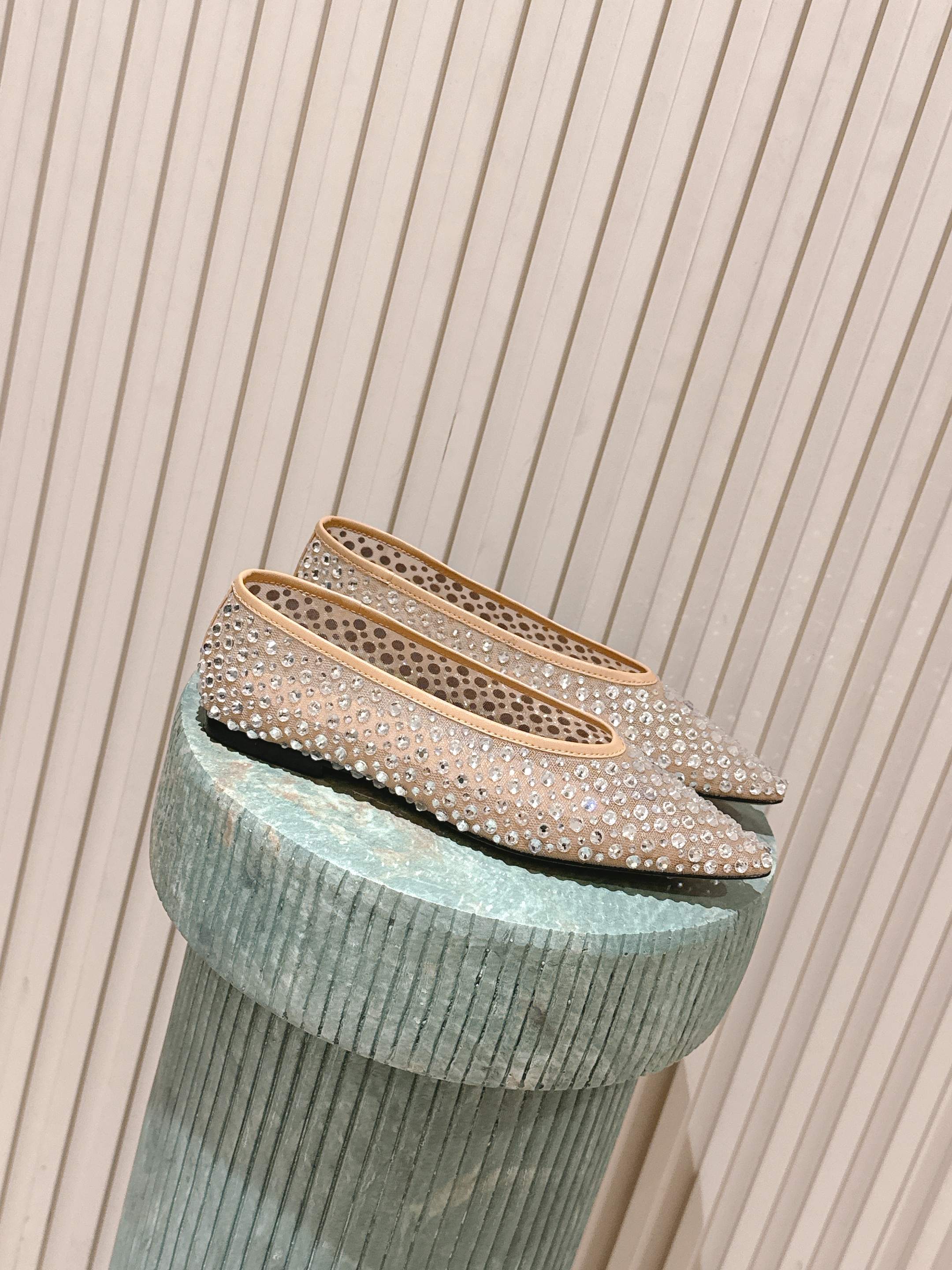 NO:482997,Top version:: BV 25/ Sofia series women's flat sole pointed toe full diamond mesh single shoes small pointed toe necessities for commuting BV early autumn series are all so beautiful. Elegant materials are used on shoes intellectually elegant and capable. Full of high-end design is beautiful~~ Comfortable and high-end flat sole design makes travel more comfortable and confident Fabric: Use original consistent imported net high-temperature die-cast diamonds Inner: Use lambskin, never sloppy Original outsole: Use Italian leather outsole with cleaning and dyeing technology with rubber square technology Size: #35 36 37 38 39 40 41 42 (40 41 42 customized size), high heel shoes, bottega veneta, high  heels sheepskin, Leather soles19860909顶级版本:: BV 25/ Sofia系列女士 平底 尖头 满钻 网纱 单鞋 小尖头 通勤必备 BV早秋系列 都好美啊 优雅材质运用在鞋履上知性优雅干练 满满的高级感设计美美哒～～ 舒适高端 平底 设计 让出行更舒适 自信 面料: 选用原版一致进口网高温压铸钻石 内里: 选用小羊皮 绝不马虎 原版 大底: 选用意大利真皮大底 配合清染技术 搭配橡胶方块工艺 Size: #35 36 37 38 39 40 41 42 (40 41 42定制码数),高跟鞋单鞋,bottega veneta,high heels,sheepskin,Leather soles,Women's Shoes