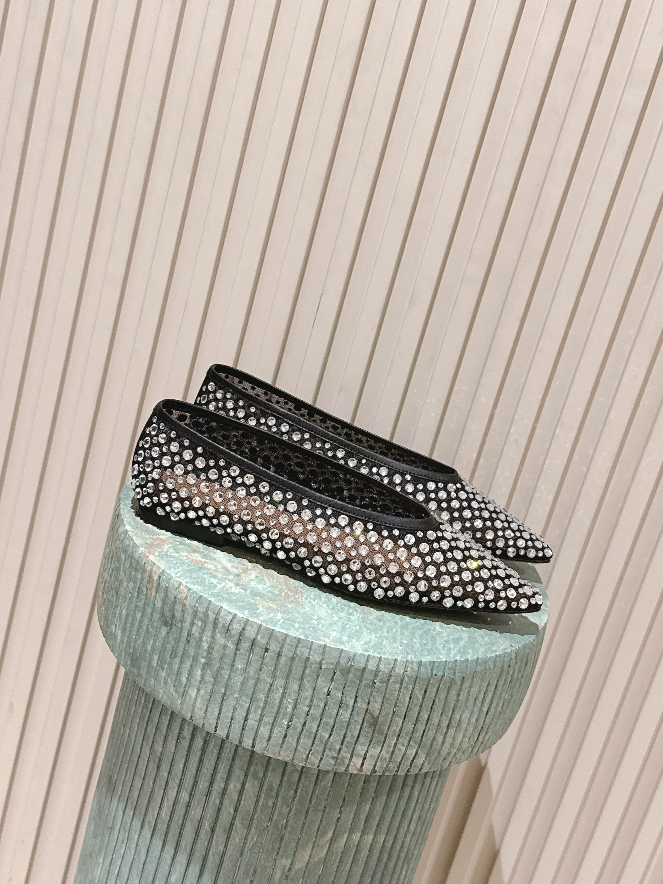 NO:483005,Top version: BV 25/ Sofia series women's flat sole pointed toe full diamond mesh single shoes small pointed toe necessities for commuting BV early autumn series are all so beautiful. Elegant materials are used on shoes intellectually elegant and capable. Full of high-end design is beautiful~~ Comfortable and high-end flat sole design makes travel more comfortable and confident Fabric: Use original consistent imported net high-temperature die-cast diamonds Inner: Use lambskin, never sloppy Original outsole: Use Italian leather outsole with dyeing technology and rubber square craftsmanship Size: #35 36 37 38 39 40 41 42 (40 41 42 customized size), high heel shoes, bottega veneta, high  heels sheepskin, Leather soles19860909顶级版本: BV 25/ Sofia系列女士 平底 尖头 满钻 网纱 单鞋 小尖头 通勤必备 BV早秋系列 都好美啊 优雅材质运用在鞋履上知性优雅干练 满满的高级感设计美美哒～～ 舒适高端 平底 设计 让出行更舒适 自信 面料: 选用原版一致进口网高温压铸钻石 内里: 选用小羊皮 绝不马虎 原版 大底: 选用意大利真皮大底 配合清染技术 搭配橡胶方块工艺 Size: #35 36 37 38 39 40 41 42 (40 41 42定制码数),高跟鞋单鞋,bottega veneta,high heels,sheepskin,Leather soles,Women's Shoes