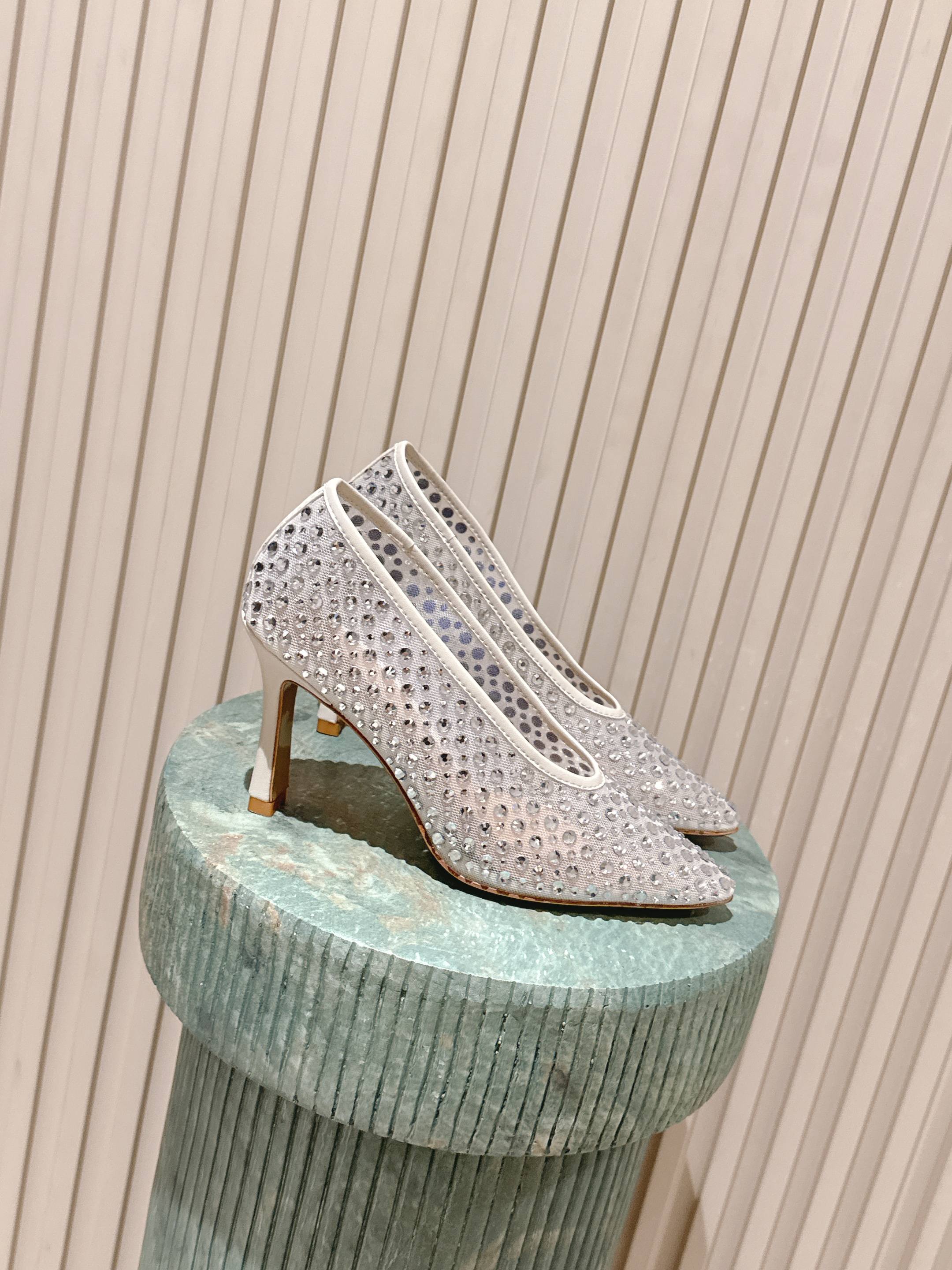 NO:483013,Top version:: BV 25/ Sofia series women's flat sole pointed toe full diamond mesh single shoes small pointed toe necessities for commuting BV early autumn series are all so beautiful. Elegant materials are used on shoes intellectually elegant and capable. Full of high-end design is beautiful~~ Comfortable and high-end flat sole design makes travel more comfortable and confident Fabric: Use original consistent imported net high-temperature die-cast diamonds Inner: Use lambskin, never sloppy Original outsole: Use Italian leather outsole with cleaning and dyeing technology with rubber square technology Size: #35 36 37 38 39 40 41 42 (40 41 42 customized size), high heel shoes, bottega veneta, high  heels sheepskin, Leather soles19860909顶级版本:: BV 25/ Sofia系列女士 平底 尖头 满钻 网纱 单鞋 小尖头 通勤必备 BV早秋系列 都好美啊 优雅材质运用在鞋履上知性优雅干练 满满的高级感设计美美哒～～ 舒适高端 平底 设计 让出行更舒适 自信 面料: 选用原版一致进口网高温压铸钻石 内里: 选用小羊皮 绝不马虎 原版 大底: 选用意大利真皮大底 配合清染技术 搭配橡胶方块工艺 Size: #35 36 37 38 39 40 41 42 (40 41 42定制码数),高跟鞋单鞋,bottega veneta,high heels,sheepskin,Leather soles,Women's Shoes