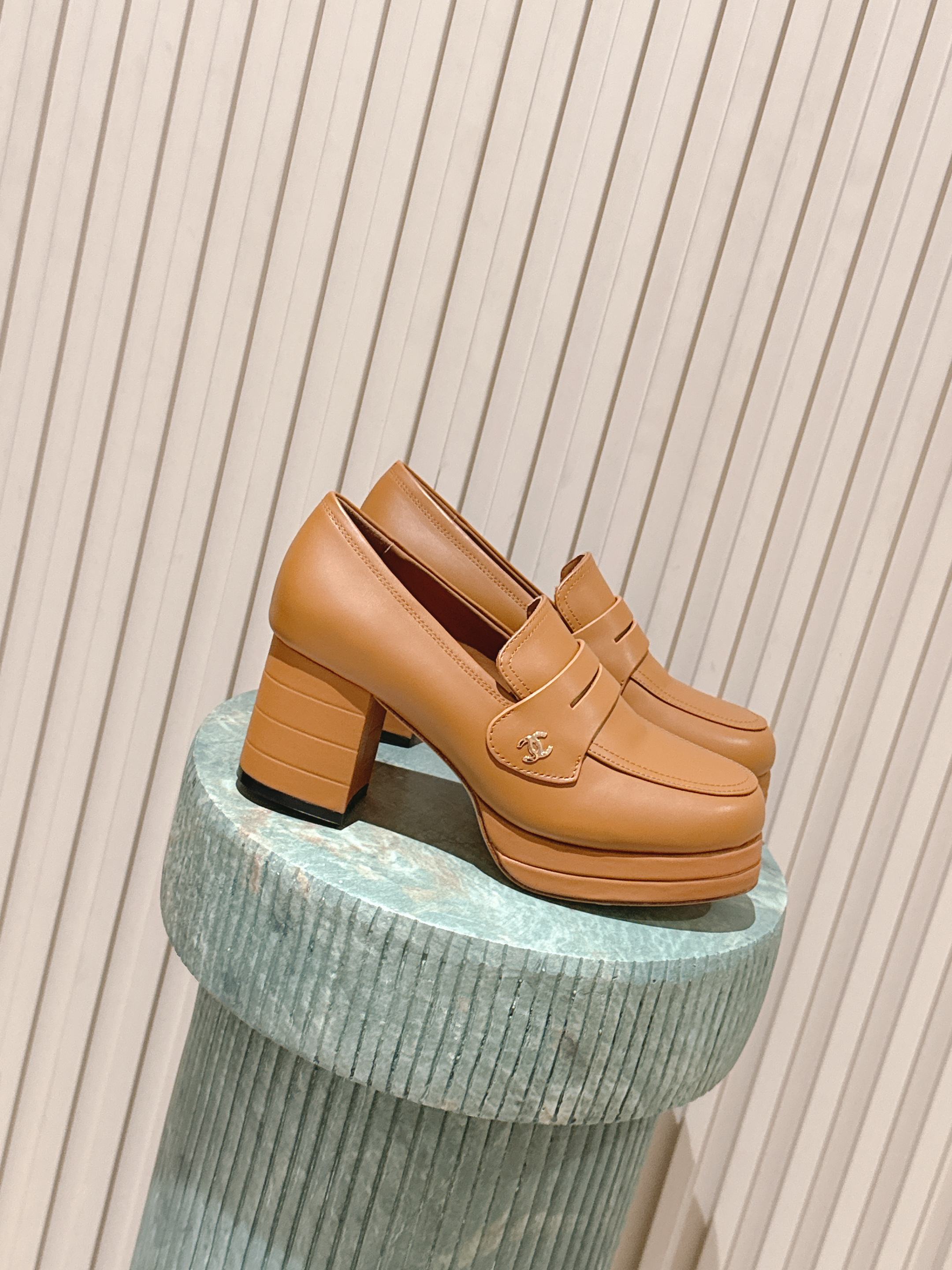 NO:482972,Purchase grade Chanel Xiaoxiang 25ss latest catwalk fashion Shuitai high heels Top quality Light luxury without tiring your feet, you can match spring and summer clothing at will, more texture and taste, simple and luxurious appearance, even if it is just a sandal, it is definitely a must-have pair for summer shoe cabinets. Upper imported sheepskin/imported patent leather inner imported sheepskin inner outsole Italian leather outsole Heel height about 7.5-8cm Front water table about 4-5cm Size#35-40 (40.41.42 custom made without return), loafers high heels, chanel, loafers, sandals, high heels, sheepskin, Leather soles19860909代购级 Chanel 小香 25ss最新走秀时装 水台高跟鞋 顶级品质 轻奢而不累脚、上脚可随意搭配春夏的服饰、更加彰显质感和品味、简约中带奢华的外观、哪怕只是一款凉鞋 绝对是要在夏日鞋柜必备双 鞋面进口羊皮/进口漆皮 内里进口羊皮内里 大底意大利真皮大底 跟高约7.5-8cm 前水台约4-5cm Size#35-40（40.41.42订做不退换）,乐福鞋高跟鞋,chanel,loafers,sandals,high heels,sheepskin,Leather soles,Women's Shoes