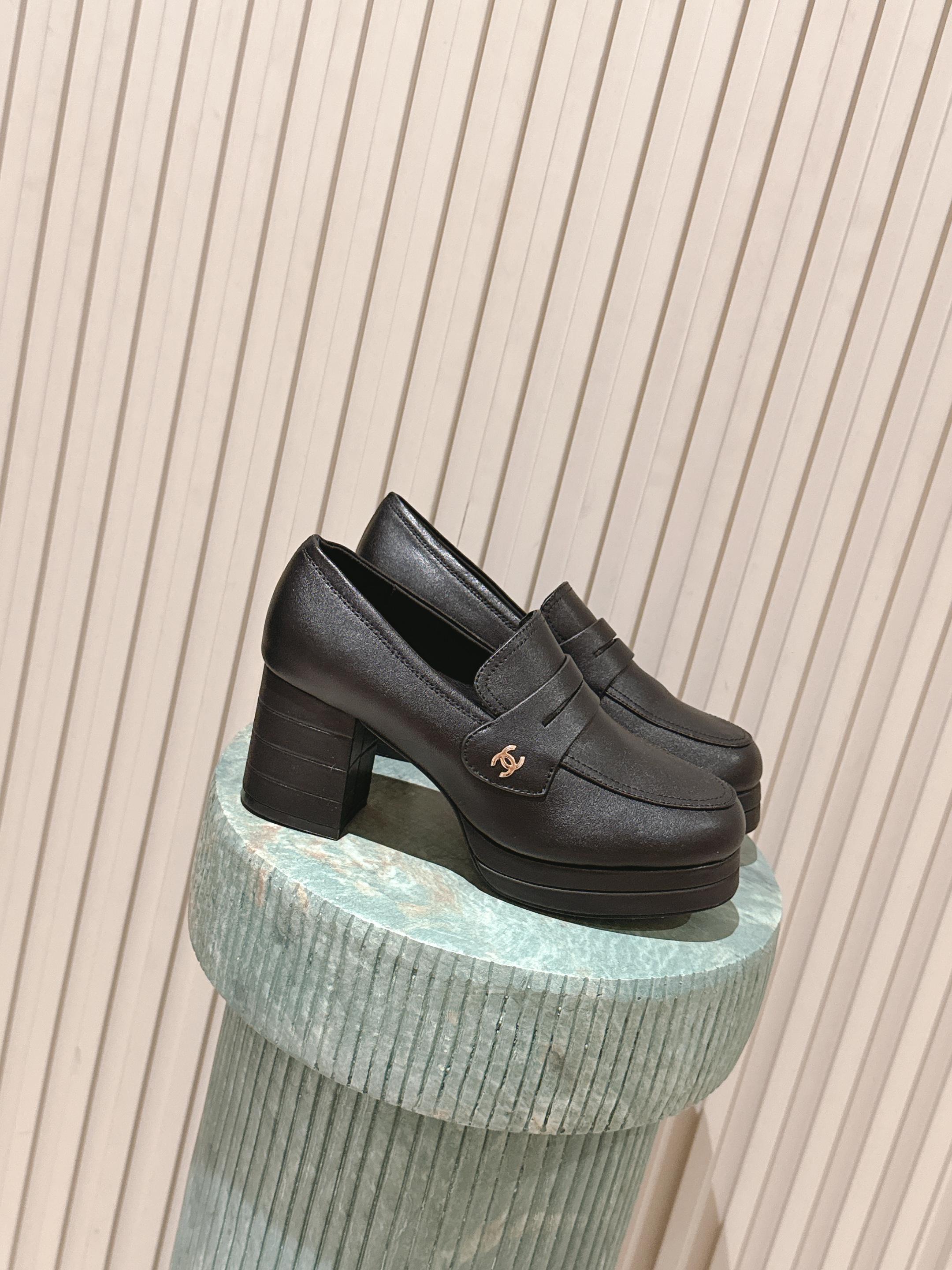 NO:482981,Purchase grade Chanel Xiaoxiang 25ss latest catwalk fashion Shuitai high heels Top quality Light luxury without tiring feet, you can match spring and summer clothing at will, more texture and taste, simple and luxurious appearance, even if it is just a sandal, it is definitely a must-have pair for summer shoe cabinets. Upper imported sheepskin/imported patent leather inner imported sheepskin inner outsole Italian leather outsole Heel height about 7.5-8cm Front water table about 4-5cm Size#35-40 (40.41. Custom made no return or exchange), loafers high heels, chanel, loafers, sandals, high heels, sheepskin, Leather soles19860909代购级 Chanel 小香 25ss最新走秀时装 水台高跟鞋 顶级品质 轻奢而不累脚、上脚可随意搭配春夏的服饰、更加彰显质感和品味、简约中带奢华的外观、哪怕只是一款凉鞋 绝对是要在夏日鞋柜必备双 鞋面进口羊皮/进口漆皮 内里进口羊皮内里 大底意大利真皮大底 跟高约7.5-8cm 前水台约4-5cm Size#35-40（40.41.订做不退换）,乐福鞋高跟鞋,chanel,loafers,sandals,high heels,sheepskin,Leather soles,Women's Shoes