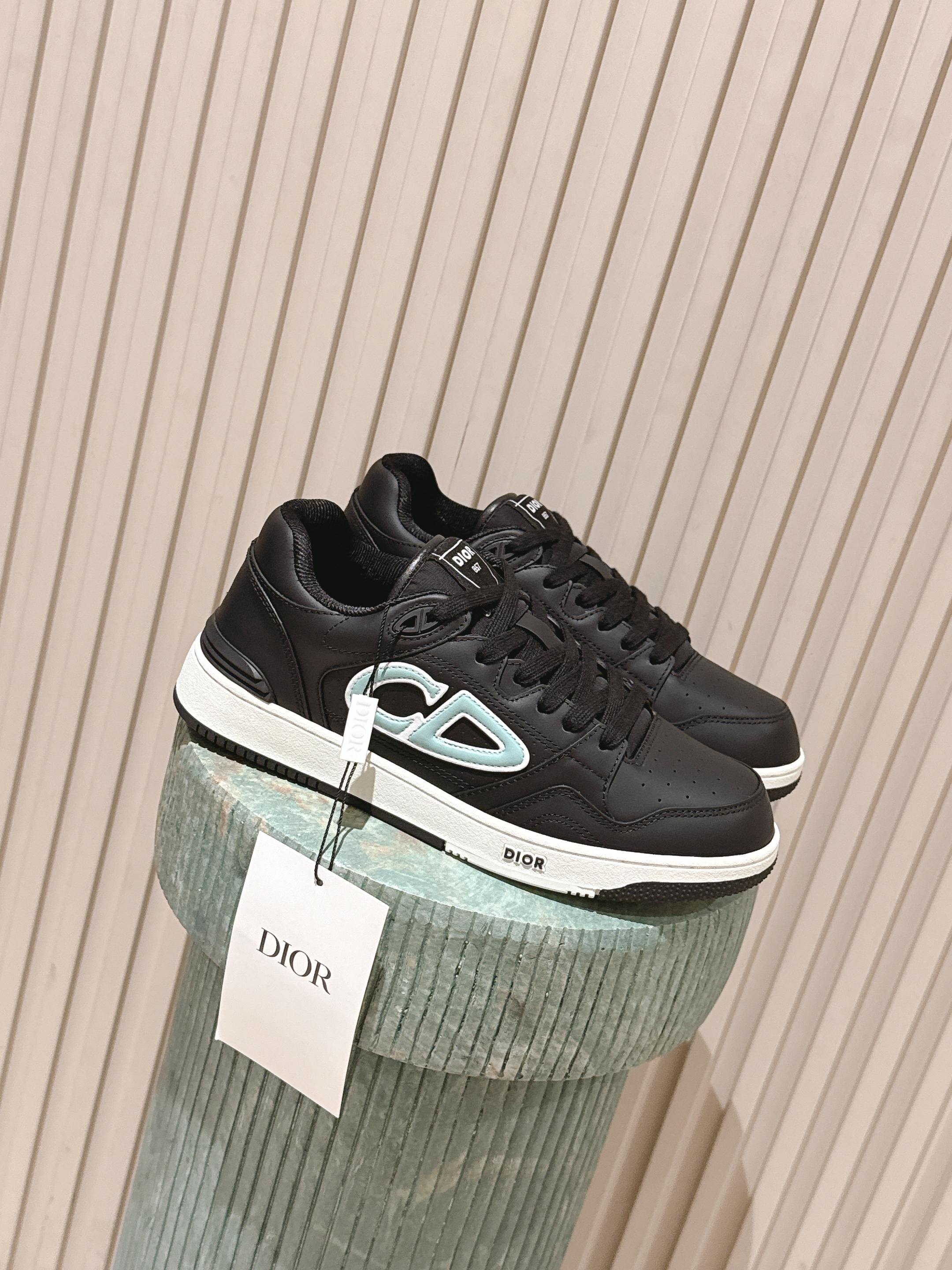 NO:483020,Top version of Dongguan men's model. DIOR AND KAWS B57 Dribble low-top sneakers - Limited numbered version (same as star Jay Chou) Original 42, buy Ceiling level quality After more than 5 months of debugging, a small detail also keeps up. The foot is very comfortable and versatile. My home vs original version, from shoe shape to accessories packaging, all 1.1 original version, unblocked and private molded, this B57 Dribble sneakers come from DIOR AND KAWS exclusive limited series. Only with the upper is imported cowhide + matte leather, matched with white suede leather, and the side is decorated with DIOR AND KAWS  The logo enhances the style and reinterprets the brand logo in a colorful snake shape. The tongue, sole and rear side are decorated with various classic details, while the eyelet details, surface threads and rubber inserts highlight the dynamic charm of its sporty style. With a two-color rubber sole, it can be matched with various clothing to create a delicate shape. Main body: cowhide leather lining, mesh fabric, three-color DIOR AND KAWS logo tongue is decorated with Dior B57 logo heel, CD logo low top, plus padded upper White lace-up, paired with two-color CD logo eye toe eye details, insole decoration is DIOR AND KAWS logo two-color rubber outsole, with Dior logo side stitching splicing structure, foot pads adopt the original consistent pu injection molding process (the original consistent shoes have chip sensing on the left and right feet) also attached  A pair of white cotton shoelaces (with original uniform luxury aircraft box packaging) Size 39-45 (currently available for men and women, women's models are shipped one after another), casual shoes/sports shoes, dior, sneakers, cowhide19860909顶级版本东莞男款.DIOR AND KAWS B57 Dribble低帮运动鞋 -限量编号版（明星周杰伦同款） 原版42,买入 天花板级别质量 经历5个多月调试,一个小细节也跟上,上脚非常非常舒服、百搭. 我家vs原版大到鞋型小到配件包装都是1.1原版一致开私模开对上 这款 B57 Dribble 运动鞋来自DIOR AND KAWS 尊享限定系列.采用鞋面才有进口牛皮+磨砂皮,搭配白色绒面皮,侧面饰以 DIOR AND KAWS 标志提升格调,以彩色蛇形重新诠释品牌标志.鞋舌、鞋底和后侧饰以各种经典细节提升格调,而孔眼细节、缉面线和橡胶镶片则突显其运动风格的动感魅力.带有双色橡胶鞋底,可搭配各式服饰,打造精致造型. 主体:牛皮革里料 网眼织物 侧面饰以三色 DIOR AND KAWS 标志鞋舌饰以 Dior B57 标志鞋跟饰以CD 标志低帮 加垫鞋帮 白色系带开合搭配双色CD标志孔眼鞋头孔眼细节 内底饰以 DIOR AND KAWS 标志双色橡胶外底搭配Dior 标志侧面缝线拼接结构 垫脚采用原版一致pu注塑一体工艺（原版一致鞋子左右脚都有芯片感应） 另附 白色棉质鞋带一副（配原版一致豪华飞机盒包装） 码数39-45(目前出男款.女款后续陆续出货）,休闲鞋/运动鞋,dior,sneakers,cowhide,Women's Shoes