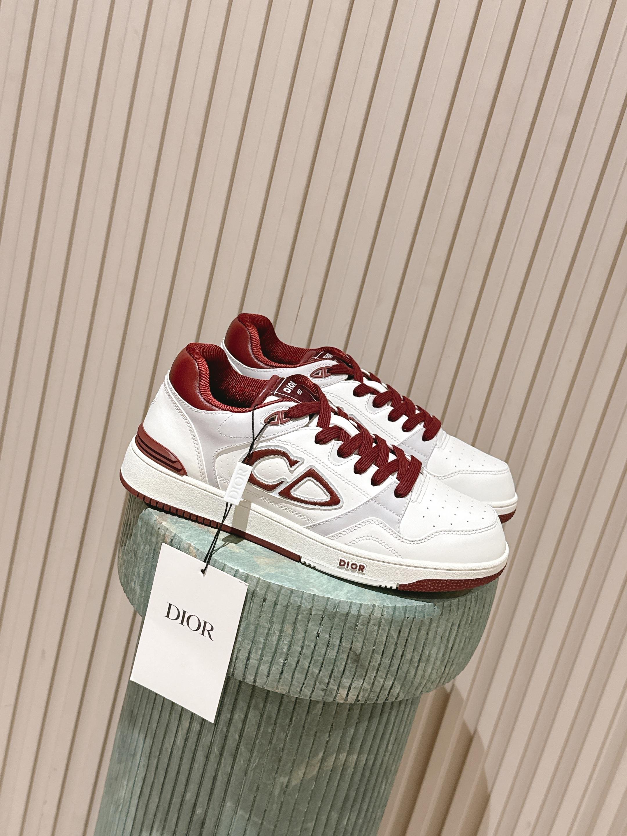 NO:483011,Top version of Dongguan men's model. DIOR AND KAWS B57 Dribble low-top sneakers - Limited numbered version (same as star Jay Chou) Original 42, buy Ceiling level quality After more than 5 months of debugging, a small detail also keeps up. The foot is very comfortable and versatile. My home vs original version, from shoe shape to accessories packaging, all 1.1 original version, unblocked and private molded, this B57 Dribble sneakers come from DIOR AND KAWS exclusive limited series. Only with the upper is imported cowhide + matte leather, matched with white suede leather, and the side is decorated with DIOR AND KAWS  The logo enhances the style and reinterprets the brand logo in a colorful snake shape. The tongue, sole and rear side are decorated with various classic details, while the eyelet details, surface threads and rubber inserts highlight the dynamic charm of its sporty style. With a two-color rubber sole, it can be matched with various clothing to create a delicate shape. Main body: cowhide leather lining, mesh fabric, three-color DIOR AND KAWS logo tongue is decorated with Dior B57 logo heel, CD logo low top, plus padded upper White lace-up, paired with two-color CD logo eye toe eye details, insole decoration is DIOR AND KAWS logo two-color rubber outsole, with Dior logo side stitching splicing structure, foot pads adopt the original consistent pu injection molding process (the original consistent shoes have chip sensing on the left and right feet) also attached  A pair of white cotton shoelaces (with original uniform luxury airplane box packaging) Size 39-45 (currently available for men.), casual shoes/sports shoes, dior, sneakers, cowhide19860909顶级版本东莞男款.DIOR AND KAWS B57 Dribble低帮运动鞋 -限量编号版（明星周杰伦同款） 原版42,买入 天花板级别质量 经历5个多月调试,一个小细节也跟上,上脚非常非常舒服、百搭. 我家vs原版大到鞋型小到配件包装都是1.1原版一致开私模开对上 这款 B57 Dribble 运动鞋来自DIOR AND KAWS 尊享限定系列.采用鞋面才有进口牛皮+磨砂皮,搭配白色绒面皮,侧面饰以 DIOR AND KAWS 标志提升格调,以彩色蛇形重新诠释品牌标志.鞋舌、鞋底和后侧饰以各种经典细节提升格调,而孔眼细节、缉面线和橡胶镶片则突显其运动风格的动感魅力.带有双色橡胶鞋底,可搭配各式服饰,打造精致造型. 主体:牛皮革里料 网眼织物 侧面饰以三色 DIOR AND KAWS 标志鞋舌饰以 Dior B57 标志鞋跟饰以CD 标志低帮 加垫鞋帮 白色系带开合搭配双色CD标志孔眼鞋头孔眼细节 内底饰以 DIOR AND KAWS 标志双色橡胶外底搭配Dior 标志侧面缝线拼接结构 垫脚采用原版一致pu注塑一体工艺（原版一致鞋子左右脚都有芯片感应） 另附 白色棉质鞋带一副（配原版一致豪华飞机盒包装） 码数39-45(目前出男款.）,休闲鞋/运动鞋,dior,sneakers,cowhide,Women's Shoes