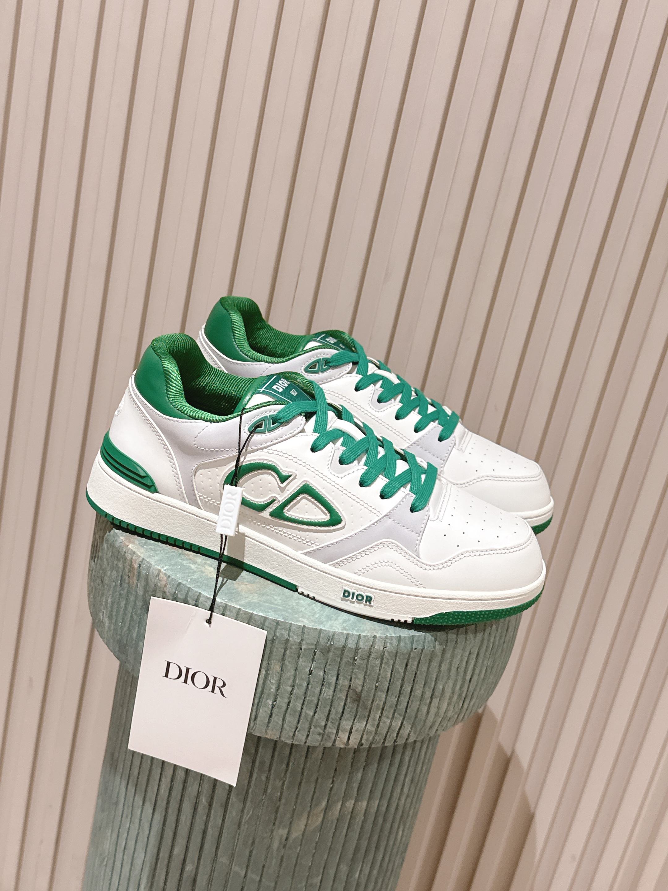 NO:483035,Top version of Dongguan men's model. DIOR AND KAWS B57 Dribble low-top sneakers - Limited numbered version (same as star Jay Chou) Original 42, buy Ceiling level quality After more than 5 months of debugging, a small detail also keeps up. The foot is very comfortable and versatile. My home vs original version, from shoe shape to accessories packaging, all 1.1 original version, unblocked and private molded, this B57 Dribble sneakers come from DIOR AND KAWS exclusive limited series. Only with the upper is imported cowhide + matte leather, matched with white suede leather, and the side is decorated with DIOR AND KAWS  The logo enhances the style and reinterprets the brand logo in a colorful snake shape. The tongue, sole and rear side are decorated with various classic details, while the eyelet details, surface threads and rubber inserts highlight the dynamic charm of its sporty style. With a two-color rubber sole, it can be matched with various clothing to create a delicate shape. Main body: cowhide leather lining, mesh fabric, three-color DIOR AND KAWS logo tongue is decorated with Dior B57 logo heel, CD logo low top, plus padded upper White lace-up, paired with two-color CD logo eye toe eye details, insole decoration is DIOR AND KAWS logo two-color rubber outsole, with Dior logo side stitching splicing structure, foot pads adopt the original consistent pu injection molding process (the original consistent shoes have chip sensing on the left and right feet) also attached  A pair of white cotton shoelaces (with original uniform luxury airplane box packaging) Size 39-45 (currently available for men.), casual shoes/sports shoes, dior, sneakers, cowhide19860909顶级版本东莞男款.DIOR AND KAWS B57 Dribble低帮运动鞋 -限量编号版（明星周杰伦同款） 原版42,买入 天花板级别质量 经历5个多月调试,一个小细节也跟上,上脚非常非常舒服、百搭. 我家vs原版大到鞋型小到配件包装都是1.1原版一致开私模开对上 这款 B57 Dribble 运动鞋来自DIOR AND KAWS 尊享限定系列.采用鞋面才有进口牛皮+磨砂皮,搭配白色绒面皮,侧面饰以 DIOR AND KAWS 标志提升格调,以彩色蛇形重新诠释品牌标志.鞋舌、鞋底和后侧饰以各种经典细节提升格调,而孔眼细节、缉面线和橡胶镶片则突显其运动风格的动感魅力.带有双色橡胶鞋底,可搭配各式服饰,打造精致造型. 主体:牛皮革里料 网眼织物 侧面饰以三色 DIOR AND KAWS 标志鞋舌饰以 Dior B57 标志鞋跟饰以CD 标志低帮 加垫鞋帮 白色系带开合搭配双色CD标志孔眼鞋头孔眼细节 内底饰以 DIOR AND KAWS 标志双色橡胶外底搭配Dior 标志侧面缝线拼接结构 垫脚采用原版一致pu注塑一体工艺（原版一致鞋子左右脚都有芯片感应） 另附 白色棉质鞋带一副（配原版一致豪华飞机盒包装） 码数39-45(目前出男款.）,休闲鞋/运动鞋,dior,sneakers,cowhide,Women's Shoes