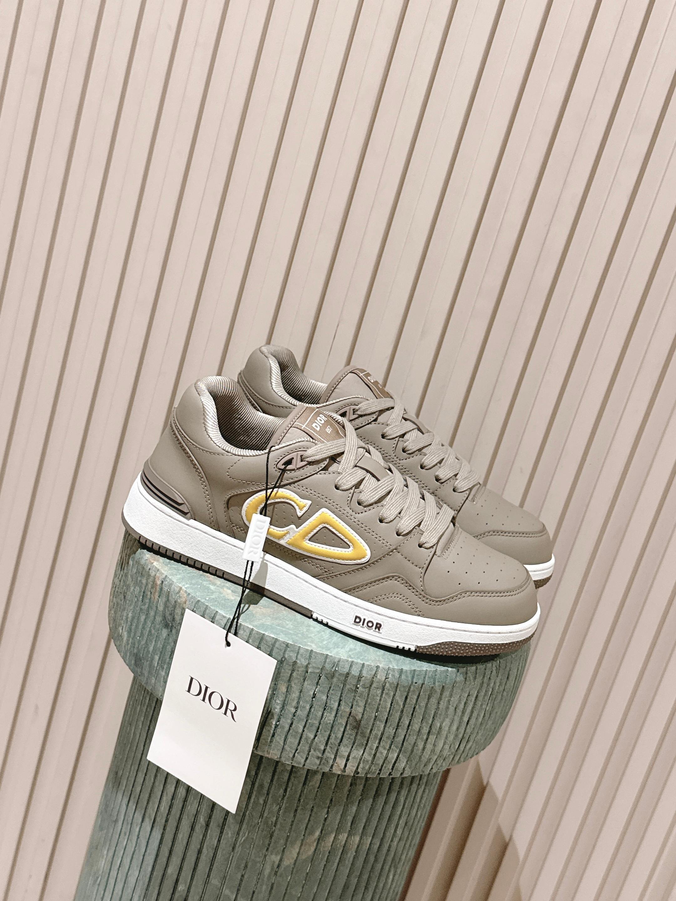 NO:483028,Top version of the new Dongguan men's style. DIOR AND KAWS B57 Dribble low-top sneakers - Limited numbered version (same as star Jay Chou) Original 42, buy Ceiling level quality After more than 5 months of debugging, a small detail also keeps up. The foot is very comfortable and versatile. My home vs original version, from shoe shape to accessories packaging, all 1.1 original version, unblocked and private molded, this B57 Dribble sneakers come from DIOR AND KAWS exclusive limited series. Only with the upper is imported cowhide + matte leather, matched with white suede leather, and the side is decorated with DIOR AND KAWS  The logo enhances the style and reinterprets the brand logo in a colorful snake shape. The tongue, sole and rear side are decorated with various classic details, while the eyelet details, surface threads and rubber inserts highlight the dynamic charm of its sporty style. With a two-color rubber sole, it can be matched with various clothing to create a delicate shape. Main body: cowhide leather lining, mesh fabric, three-color DIOR AND KAWS logo tongue is decorated with Dior B57 logo heel, CD logo low top, plus padded upper White lace-up, paired with two-color CD logo eye toe eye details, insole is decorated with DIOR AND KAWS logo two-color rubber outsole is paired with Dior logo side stitching splicing structure, foot pads are made of original consistent pu injection molding process (the original consistent shoes have chip sensing on the left and right feet)  A pair of white cotton shoelaces (with original uniform luxury airplane box packaging) Size 39-45 (currently available for men.), casual shoes/sports shoes, dior, sneakers, cowhide19860909顶级版本新播色东莞男款.DIOR AND KAWS B57 Dribble低帮运动鞋 -限量编号版（明星周杰伦同款） 原版42,买入 天花板级别质量 经历5个多月调试,一个小细节也跟上,上脚非常非常舒服、百搭. 我家vs原版大到鞋型小到配件包装都是1.1原版一致开私模开对上 这款 B57 Dribble 运动鞋来自DIOR AND KAWS 尊享限定系列.采用鞋面才有进口牛皮+磨砂皮,搭配白色绒面皮,侧面饰以 DIOR AND KAWS 标志提升格调,以彩色蛇形重新诠释品牌标志.鞋舌、鞋底和后侧饰以各种经典细节提升格调,而孔眼细节、缉面线和橡胶镶片则突显其运动风格的动感魅力.带有双色橡胶鞋底,可搭配各式服饰,打造精致造型. 主体:牛皮革里料 网眼织物 侧面饰以三色 DIOR AND KAWS 标志鞋舌饰以 Dior B57 标志鞋跟饰以CD 标志低帮 加垫鞋帮 白色系带开合搭配双色CD标志孔眼鞋头孔眼细节 内底饰以 DIOR AND KAWS 标志双色橡胶外底搭配Dior 标志侧面缝线拼接结构 垫脚采用原版一致pu注塑一体工艺（原版一致鞋子左右脚都有芯片感应） 另附 白色棉质鞋带一副（配原版一致豪华飞机盒包装） 码数39-45(目前出男款.）,休闲鞋/运动鞋,dior,sneakers,cowhide,Women's Shoes